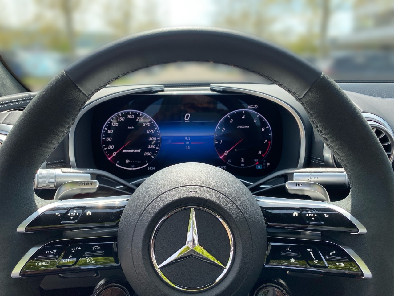 Getriebe: Automatikgetriebe AMG SpeedshiftAusstattungspakete: AMG Night-Paket,  SpiegelpaketAssistenzsysteme: Head-up-Display HUD,  Fernlichtassistent,  Aktiver Park-Assistent,  R&uuml;ckfahrkamera,  Surround-Kamerasystem,  DISTRONIC PLUS,  Berganfahrhilfe,  Spracheingabesystem,  M&uuml;digkeitserkennung,  Aktiver Spurwechselassistent,  Aktiver Lenk-Assistent,  Fahrerassistenzpaket,  COLLISION PREVENTION ASSIST,  Verkehrszeichenerkennung m. Geschwindigkeitslimit-AssistentLicht und Sicht: Digital Light,  Tagfahrlicht,  Automatisch abblendende Innen- und Au&szlig;enspiegel,  Ambientebeleuchtung,  Lichtsensor,  MAGIC VISION CONTROLAudio &amp; Kommunikation: MBUX,  Navigationssystem,  Radio,  Multi-Funktions-Display,  Digitaler Radioempfang DAB,  Burmester Surround-Soundsystem,  USB Anschluss,  Handyvorbereitung Bluetooth,  Android Auto u. Apple CarPlay,  Kabelloses Laden f&uuml;r Handys,  WLAN HotspotKomfort: Widescreen Cockpit,  Klimaautomatik,  Memoryfunktion Fahrersitz,  Sitzheizung Fahrer/Beifahrer,  AMG Performance Sitze,  Armauflage Fahrer/Beifahrer,  Servolenkung,  Lenks&auml;ule verstellbar,  Keyless-Start,  Start-Stopp System,  Zentralverriegelung,  Fensterheber elektrisch,  Automatisch &ouml;ffnende Heckklappe,  AIRSCARF-Kopfraumheizung,  Sitzklimatisierung vorn,  Getr&auml;nkehalterInterieur: Sitze Leder Leder Nappa schwarz,  Innenfarbe schwarz,  Multifunktions-Sport-/Lederlenkrad,  Lenkradheizung,  Bordcomputer,  Dekoreinlagen: H73 AMG Zierelemente Carbon,  Lenkrad-SchaltwippenExterieur: Touchscreen Bedienung,  Differentialsperre hinten: elektronisch,  AMG Hochleistungs-Bremsanlage,  AMG Leichtmetallfelgen 21 Zoll,  Au&szlig;enspiegel elekt. anklappbar,  Softtop,  Reifenpannenset,  Notrufsystem,  Stauassistent,  Rettungsgassen-Assistent,  Fahrzeugpersonalisierung,  AllradlenkungSicherheit: ISOFIX und i-Size Kindersitzbefestigung,  Fu&szlig;g&auml;ngerschutzsystem,  Fahrer- /Beifahrerairbag,  Seitenairbag vorn,  Knieairbag Fahrer,  Traktionskontrolle,  Elektr. Stabilit&auml;tsprogramm ESP,  Reifendruckkontrolle,  Diebstahlwarnanlage,  Wegfahrsperre,  Au&szlig;entemperatur Anzeige,  Antiblockiersystem ABS,  Bremsverschlei&szlig;anzeige,  Proaktives Insassenschutzsystem,  NotbremsassistentWeitere Ausstattung: 339 AMG Real Performance Sound,  34U Digitales Extra: Remote Services Premium,  Memory-Paket,  470 AMG ACTIVE RIDE CONTROL Fahrwerk,  P82 GUARD 360&deg; Fahrzeugschutz Plus,  AMG Track Pace,  383 Kommunikationsmodul (LTE) f&uuml;r die Nutzung von Digitalen Extras,  Laderaum-Paket,  272 Ausweichunterst&uuml;tzung,  30U Projektionsfunktion f&uuml;r Linien,  AMG Dynamic-Plus-Paket,  321 Fingerabdrucksensor,  295 Headbags im Fond,  U69 AMG Bremss&auml;ttel gelb lackiert,  588 Lichtinszenierung mit AMG PatternSonstige Ma&szlig;e und Gewichte: Nutzlast: 350 kg,  zul&auml;ssiges Gesamtgewicht: 2.290 kg,  Radstand: 2.700 mm24 Monate Garantie ab Erstzulassung. Fahrzeug hat Haltedauer. Liefertermin in Abstimmung mit dem Verk&auml;ufer. Irrt&uuml;mer und &Auml;nderungen vorbehalten