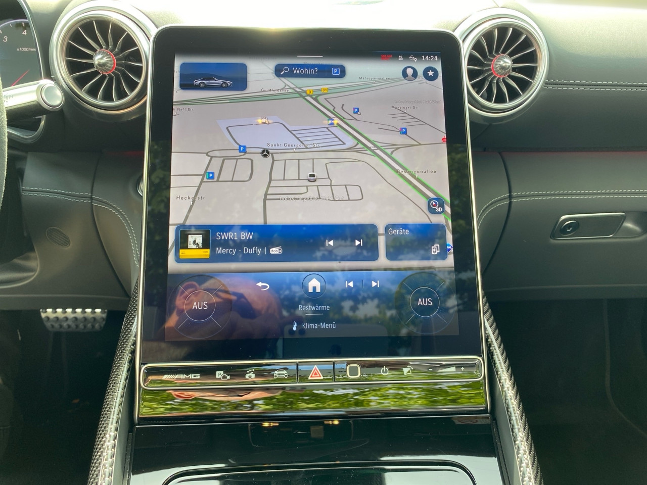 Getriebe: Automatikgetriebe AMG SpeedshiftAusstattungspakete: AMG Night-Paket,  SpiegelpaketAssistenzsysteme: Head-up-Display HUD,  Fernlichtassistent,  Aktiver Park-Assistent,  R&uuml;ckfahrkamera,  Surround-Kamerasystem,  DISTRONIC PLUS,  Berganfahrhilfe,  Spracheingabesystem,  M&uuml;digkeitserkennung,  Aktiver Spurwechselassistent,  Aktiver Lenk-Assistent,  Fahrerassistenzpaket,  COLLISION PREVENTION ASSIST,  Verkehrszeichenerkennung m. Geschwindigkeitslimit-AssistentLicht und Sicht: Digital Light,  Tagfahrlicht,  Automatisch abblendende Innen- und Au&szlig;enspiegel,  Ambientebeleuchtung,  Lichtsensor,  MAGIC VISION CONTROLAudio &amp; Kommunikation: MBUX,  Navigationssystem,  Radio,  Multi-Funktions-Display,  Digitaler Radioempfang DAB,  Burmester Surround-Soundsystem,  USB Anschluss,  Handyvorbereitung Bluetooth,  Android Auto u. Apple CarPlay,  Kabelloses Laden f&uuml;r Handys,  WLAN HotspotKomfort: Widescreen Cockpit,  Klimaautomatik,  Memoryfunktion Fahrersitz,  Sitzheizung Fahrer/Beifahrer,  AMG Performance Sitze,  Armauflage Fahrer/Beifahrer,  Servolenkung,  Lenks&auml;ule verstellbar,  Keyless-Start,  Start-Stopp System,  Zentralverriegelung,  Fensterheber elektrisch,  Automatisch &ouml;ffnende Heckklappe,  AIRSCARF-Kopfraumheizung,  Sitzklimatisierung vorn,  Getr&auml;nkehalterInterieur: Sitze Leder Leder Nappa schwarz,  Innenfarbe schwarz,  Multifunktions-Sport-/Lederlenkrad,  Lenkradheizung,  Bordcomputer,  Dekoreinlagen: H73 AMG Zierelemente Carbon,  Lenkrad-SchaltwippenExterieur: Touchscreen Bedienung,  Differentialsperre hinten: elektronisch,  AMG Hochleistungs-Bremsanlage,  AMG Leichtmetallfelgen 21 Zoll,  Au&szlig;enspiegel elekt. anklappbar,  Softtop,  Reifenpannenset,  Notrufsystem,  Stauassistent,  Rettungsgassen-Assistent,  Fahrzeugpersonalisierung,  AllradlenkungSicherheit: ISOFIX und i-Size Kindersitzbefestigung,  Fu&szlig;g&auml;ngerschutzsystem,  Fahrer- /Beifahrerairbag,  Seitenairbag vorn,  Knieairbag Fahrer,  Traktionskontrolle,  Elektr. Stabilit&auml;tsprogramm ESP,  Reifendruckkontrolle,  Diebstahlwarnanlage,  Wegfahrsperre,  Au&szlig;entemperatur Anzeige,  Antiblockiersystem ABS,  Bremsverschlei&szlig;anzeige,  Proaktives Insassenschutzsystem,  NotbremsassistentWeitere Ausstattung: 339 AMG Real Performance Sound,  34U Digitales Extra: Remote Services Premium,  Memory-Paket,  470 AMG ACTIVE RIDE CONTROL Fahrwerk,  P82 GUARD 360&deg; Fahrzeugschutz Plus,  AMG Track Pace,  383 Kommunikationsmodul (LTE) f&uuml;r die Nutzung von Digitalen Extras,  Laderaum-Paket,  272 Ausweichunterst&uuml;tzung,  30U Projektionsfunktion f&uuml;r Linien,  AMG Dynamic-Plus-Paket,  321 Fingerabdrucksensor,  295 Headbags im Fond,  U69 AMG Bremss&auml;ttel gelb lackiert,  588 Lichtinszenierung mit AMG PatternSonstige Ma&szlig;e und Gewichte: Nutzlast: 350 kg,  zul&auml;ssiges Gesamtgewicht: 2.290 kg,  Radstand: 2.700 mm24 Monate Garantie ab Erstzulassung. Fahrzeug hat Haltedauer. Liefertermin in Abstimmung mit dem Verk&auml;ufer. Irrt&uuml;mer und &Auml;nderungen vorbehalten
