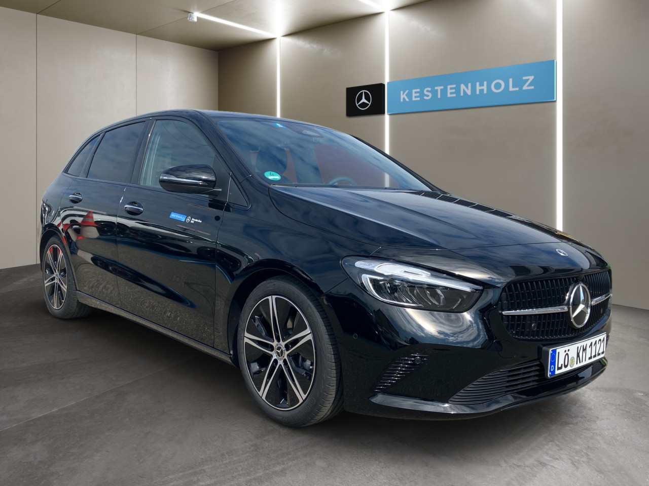 Getriebe: Automatikgetriebe 7G-DCT, 7 G&auml;ngeAusstattungslinie: ProgressiveAusstattungspakete: Winterpaket,  Komfort Paket: Sitzkomfort-Paket,  Night-Paket,  Licht- und Sichtpaket,  SpiegelpaketAssistenzsysteme: Fernlichtassistent,  Aktiver Park-Assistent inkl. PARKTRONIC,  R&uuml;ckfahrkamera,  DISTRONIC,  Berganfahrhilfe,  Spracheingabesystem,  M&uuml;digkeitserkennung,  Spurhalteassistent,  Bremsassistent,  COLLISION PREVENTION ASSIST,  Verkehrszeichenerkennung,  GespannstabilisierungLicht und Sicht: LED-Scheinwerfer,  Tagfahrlicht,  Regensensor,  Automatisch abblendender Innenspiegel,  W&auml;rmeschutzverglasung,  Ambientebeleuchtung mehrfarbig,  LichtsensorAudio &amp; Kommunikation: MBUX,  Navigationssystem,  Radio,  Digitaler Radioempfang DAB,  Soundsystem,  USB Anschluss,  Mercedes connect me,  Handyvorbereitung Bluetooth,  Android Auto u. Apple CarPlay,  Kabelloses Laden f&uuml;r Handys,  WLAN HotspotKomfort: Digitales Kombiinstrument,  Klimaautomatik,  Lordosenst&uuml;tze Fahrer/Beifahrer,  Sitzheizung Fahrer/Beifahrer,  Komfortsitze,  Armauflage Fahrer/Beifahrer,  Direktlenkung,  Lenks&auml;ule verstellbar,  HANDS-FREE ACCESS,  Start-Stopp System,  Zentralver. mit Fernbedienung,  Fensterheber elektrisch,  EASY-PACK Heckklappe,  DYNAMIC SELECT,  Getr&auml;nkehalter vornInterieur: Sitze Stoff Ledernachbildung ARTICO / Stoff Bertrix schwarz,  Innenfarbe schwarz,  Multifunktions-Sport-/Lederlenkrad,  Lenkradheizung,  Bordcomputer,  R&uuml;cksitze klappbar,  Dekoreinlagen: H15 Zierelemente Holz Linde schwarz offenporig,  Lenkrad-SchaltwippenExterieur: Anh&auml;ngerkupplung schwenkbar,  Tieferlegung: Komfortfahrwerk mit Tieferlegung,  Touchscreen Bedienung,  Leichtmetallfelgen 18 Zoll,  Au&szlig;enspiegel elekt. anklappbar,  Reifenpannenset,  NotrufsystemSicherheit: i-Size Kindersitzbefestigung,  Fahrer- /Beifahrerairbag,  Seitenairbag vorn und hinten,  Knieairbag Fahrer,  Traktionskontrolle,  Elektr. Stabilit&auml;tsprogramm ESP,  Reifendruckkontrolle,  Wegfahrsperre,  Au&szlig;entemperatur Anzeige,  Antiblockiersystem ABS,  Bremsverschlei&szlig;anzeige,  Notbremsassistent,  Totwinkel-AssistentWeitere Ausstattung: 2S0 Digitales Extra: Individualisierungs-Paket,  859 CENTRAL MEDIA DISPLAY,  PXV Steuercode f&uuml;r Werkszuordnung,  273 AusstiegswarnfunktionSonstige Ma&szlig;e und Gewichte: Nutzlast: 510 kg,  zul&auml;ssiges Gesamtgewicht: 2.000 kg,  Radstand: 2.729 mm24 Monate Garantie ab Erstzulassung. Fahrzeug hat Haltedauer. Liefertermin in Abstimmung mit dem Verk&auml;ufer. Irrt&uuml;mer und &Auml;nderungen vorbehalten