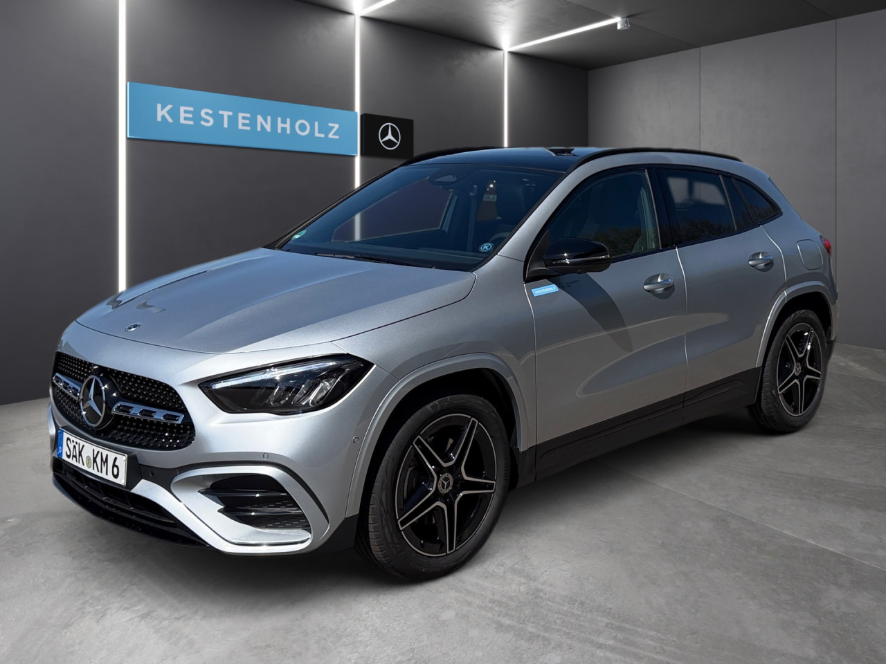 Getriebe: Automatikgetriebe 7G-DCT, 7 G&auml;ngeAusstattungslinie: AMG Line Exterieur: Advanced Plus,  AMG Line InterieurAusstattungspakete: AMG Sportpaket,  Komfort Paket: Sitzkomfort-Paket,  Night-Paket,  Licht- und Sichtpaket,  SpiegelpaketAssistenzsysteme: Fernlichtassistent,  Aktiver Park-Assistent inkl. PARKTRONIC,  Surround-Kamerasystem: Park-Paket mit 360&deg;-Kamera,  DISTRONIC,  Berganfahrhilfe,  Spracheingabesystem,  M&uuml;digkeitserkennung,  Aktiver Lenk-Assistent,  Fahrerassistenzpaket,  COLLISION PREVENTION ASSIST,  Verkehrszeichenerkennung m. Geschwindigkeitslimit-Assistent,  GespannstabilisierungLicht und Sicht: LED-Scheinwerfer,  Tagfahrlicht,  Regensensor,  Automatisch abblendender Innenspiegel,  W&auml;rmeschutzverglasung,  Ambientebeleuchtung mehrfarbig,  LichtsensorAudio &amp; Kommunikation: MBUX,  Navigationssystem,  Radio,  Digitaler Radioempfang DAB,  Soundsystem,  USB Anschluss,  Mercedes connect me,  Handyvorbereitung Bluetooth,  Android Auto u. Apple CarPlay,  Kabelloses Laden f&uuml;r Handys,  WLAN HotspotKomfort: Digitales Kombiinstrument,  Klimaautomatik,  Panorama-Schiebedach,  Lordosenst&uuml;tze Fahrer/Beifahrer,  Sitzheizung Fahrer/Beifahrer,  Sportsitze,  Armauflage hinten,  Direktlenkung,  Lenks&auml;ule verstellbar,  HANDS-FREE ACCESS,  Start-Stopp System,  Zentralver. mit Fernbedienung,  Fensterheber elektrisch,  EASY-PACK Heckklappe,  DYNAMIC SELECT,  Getr&auml;nkehalter vornInterieur: Sitze Kunstleder Ledernachbildung ARTICO / Mikrofaser MICROCUT schwarz,  Innenfarbe schwarz,  Multifunktions-Sport-/Lederlenkrad,  Bordcomputer,  Dekoreinlagen: H44 Zierelemente Aluminium mit L&auml;ngsschliff hell,  Lenkrad-SchaltwippenExterieur: Anh&auml;ngerkupplung schwenkbar,  Tieferlegung: Komfortfahrwerk mit Tieferlegung,  Touchscreen Bedienung,  Sportbremsanlage,  AMG Leichtmetallfelgen 19 Zoll,  Au&szlig;enspiegel elekt. anklappbar,  Dachreling: schwarz,  Reifenpannenset,  Notrufsystem,  StauassistentSicherheit: i-Size Kindersitzbefestigung,  Fu&szlig;g&auml;ngerschutzsystem,  Fahrer- /Beifahrerairbag,  Seitenairbag vorn und hinten,  Knieairbag Fahrer,  Traktionskontrolle,  Elektr. Stabilit&auml;tsprogramm ESP,  Reifendruckkontrolle,  Wegfahrsperre,  Au&szlig;entemperatur Anzeige,  Antiblockiersystem ABS,  Bremsverschlei&szlig;anzeige,  Proaktives Insassenschutzsystem,  Notbremsassistent,  Totwinkel-AssistentWeitere Ausstattung: 2S0 Digitales Extra: Individualisierungs-Paket,  859 CENTRAL MEDIA DISPLAY,  Special Edition,  567 Fondsitze l&auml;ngs verstellbar,  273 Ausstiegswarnfunktion,  Laderaum-Paket,  PXV Steuercode f&uuml;r WerkszuordnungSonstige Ma&szlig;e und Gewichte: Nutzlast: 500 kg,  zul&auml;ssiges Gesamtgewicht: 2.070 kg,  Radstand: 2.729 mm24 Monate Garantie ab Erstzulassung. Fahrzeug hat Haltedauer. Liefertermin in Abstimmung mit dem Verk&auml;ufer. Irrt&uuml;mer und &Auml;nderungen vorbehalten