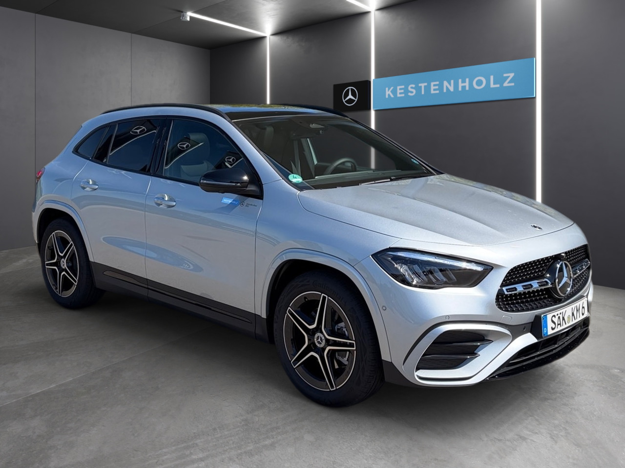 Getriebe: Automatikgetriebe 7G-DCT, 7 G&auml;ngeAusstattungslinie: AMG Line Exterieur: Advanced Plus,  AMG Line InterieurAusstattungspakete: AMG Sportpaket,  Komfort Paket: Sitzkomfort-Paket,  Night-Paket,  Licht- und Sichtpaket,  SpiegelpaketAssistenzsysteme: Fernlichtassistent,  Aktiver Park-Assistent inkl. PARKTRONIC,  Surround-Kamerasystem: Park-Paket mit 360&deg;-Kamera,  DISTRONIC,  Berganfahrhilfe,  Spracheingabesystem,  M&uuml;digkeitserkennung,  Aktiver Lenk-Assistent,  Fahrerassistenzpaket,  COLLISION PREVENTION ASSIST,  Verkehrszeichenerkennung m. Geschwindigkeitslimit-Assistent,  GespannstabilisierungLicht und Sicht: LED-Scheinwerfer,  Tagfahrlicht,  Regensensor,  Automatisch abblendender Innenspiegel,  W&auml;rmeschutzverglasung,  Ambientebeleuchtung mehrfarbig,  LichtsensorAudio &amp; Kommunikation: MBUX,  Navigationssystem,  Radio,  Digitaler Radioempfang DAB,  Soundsystem,  USB Anschluss,  Mercedes connect me,  Handyvorbereitung Bluetooth,  Android Auto u. Apple CarPlay,  Kabelloses Laden f&uuml;r Handys,  WLAN HotspotKomfort: Digitales Kombiinstrument,  Klimaautomatik,  Panorama-Schiebedach,  Lordosenst&uuml;tze Fahrer/Beifahrer,  Sitzheizung Fahrer/Beifahrer,  Sportsitze,  Armauflage hinten,  Direktlenkung,  Lenks&auml;ule verstellbar,  HANDS-FREE ACCESS,  Start-Stopp System,  Zentralver. mit Fernbedienung,  Fensterheber elektrisch,  EASY-PACK Heckklappe,  DYNAMIC SELECT,  Getr&auml;nkehalter vornInterieur: Sitze Kunstleder Ledernachbildung ARTICO / Mikrofaser MICROCUT schwarz,  Innenfarbe schwarz,  Multifunktions-Sport-/Lederlenkrad,  Bordcomputer,  Dekoreinlagen: H44 Zierelemente Aluminium mit L&auml;ngsschliff hell,  Lenkrad-SchaltwippenExterieur: Anh&auml;ngerkupplung schwenkbar,  Tieferlegung: Komfortfahrwerk mit Tieferlegung,  Touchscreen Bedienung,  Sportbremsanlage,  AMG Leichtmetallfelgen 19 Zoll,  Au&szlig;enspiegel elekt. anklappbar,  Dachreling: schwarz,  Reifenpannenset,  Notrufsystem,  StauassistentSicherheit: i-Size Kindersitzbefestigung,  Fu&szlig;g&auml;ngerschutzsystem,  Fahrer- /Beifahrerairbag,  Seitenairbag vorn und hinten,  Knieairbag Fahrer,  Traktionskontrolle,  Elektr. Stabilit&auml;tsprogramm ESP,  Reifendruckkontrolle,  Wegfahrsperre,  Au&szlig;entemperatur Anzeige,  Antiblockiersystem ABS,  Bremsverschlei&szlig;anzeige,  Proaktives Insassenschutzsystem,  Notbremsassistent,  Totwinkel-AssistentWeitere Ausstattung: 2S0 Digitales Extra: Individualisierungs-Paket,  859 CENTRAL MEDIA DISPLAY,  Special Edition,  567 Fondsitze l&auml;ngs verstellbar,  273 Ausstiegswarnfunktion,  Laderaum-Paket,  PXV Steuercode f&uuml;r WerkszuordnungSonstige Ma&szlig;e und Gewichte: Nutzlast: 500 kg,  zul&auml;ssiges Gesamtgewicht: 2.070 kg,  Radstand: 2.729 mm24 Monate Garantie ab Erstzulassung. Fahrzeug hat Haltedauer. Liefertermin in Abstimmung mit dem Verk&auml;ufer. Irrt&uuml;mer und &Auml;nderungen vorbehalten