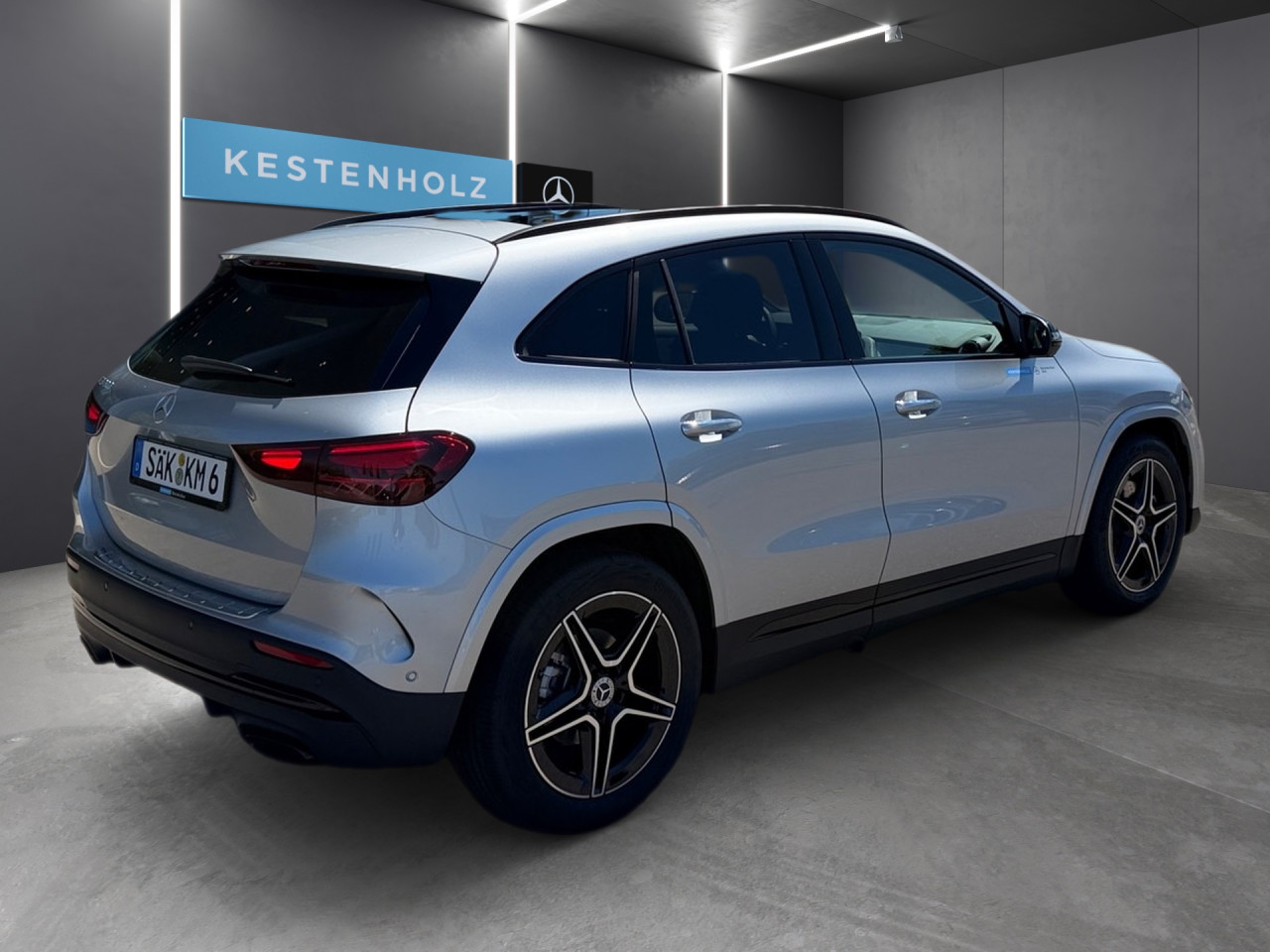 Getriebe: Automatikgetriebe 7G-DCT, 7 G&auml;ngeAusstattungslinie: AMG Line Exterieur: Advanced Plus,  AMG Line InterieurAusstattungspakete: AMG Sportpaket,  Komfort Paket: Sitzkomfort-Paket,  Night-Paket,  Licht- und Sichtpaket,  SpiegelpaketAssistenzsysteme: Fernlichtassistent,  Aktiver Park-Assistent inkl. PARKTRONIC,  Surround-Kamerasystem: Park-Paket mit 360&deg;-Kamera,  DISTRONIC,  Berganfahrhilfe,  Spracheingabesystem,  M&uuml;digkeitserkennung,  Aktiver Lenk-Assistent,  Fahrerassistenzpaket,  COLLISION PREVENTION ASSIST,  Verkehrszeichenerkennung m. Geschwindigkeitslimit-Assistent,  GespannstabilisierungLicht und Sicht: LED-Scheinwerfer,  Tagfahrlicht,  Regensensor,  Automatisch abblendender Innenspiegel,  W&auml;rmeschutzverglasung,  Ambientebeleuchtung mehrfarbig,  LichtsensorAudio &amp; Kommunikation: MBUX,  Navigationssystem,  Radio,  Digitaler Radioempfang DAB,  Soundsystem,  USB Anschluss,  Mercedes connect me,  Handyvorbereitung Bluetooth,  Android Auto u. Apple CarPlay,  Kabelloses Laden f&uuml;r Handys,  WLAN HotspotKomfort: Digitales Kombiinstrument,  Klimaautomatik,  Panorama-Schiebedach,  Lordosenst&uuml;tze Fahrer/Beifahrer,  Sitzheizung Fahrer/Beifahrer,  Sportsitze,  Armauflage hinten,  Direktlenkung,  Lenks&auml;ule verstellbar,  HANDS-FREE ACCESS,  Start-Stopp System,  Zentralver. mit Fernbedienung,  Fensterheber elektrisch,  EASY-PACK Heckklappe,  DYNAMIC SELECT,  Getr&auml;nkehalter vornInterieur: Sitze Kunstleder Ledernachbildung ARTICO / Mikrofaser MICROCUT schwarz,  Innenfarbe schwarz,  Multifunktions-Sport-/Lederlenkrad,  Bordcomputer,  Dekoreinlagen: H44 Zierelemente Aluminium mit L&auml;ngsschliff hell,  Lenkrad-SchaltwippenExterieur: Anh&auml;ngerkupplung schwenkbar,  Tieferlegung: Komfortfahrwerk mit Tieferlegung,  Touchscreen Bedienung,  Sportbremsanlage,  AMG Leichtmetallfelgen 19 Zoll,  Au&szlig;enspiegel elekt. anklappbar,  Dachreling: schwarz,  Reifenpannenset,  Notrufsystem,  StauassistentSicherheit: i-Size Kindersitzbefestigung,  Fu&szlig;g&auml;ngerschutzsystem,  Fahrer- /Beifahrerairbag,  Seitenairbag vorn und hinten,  Knieairbag Fahrer,  Traktionskontrolle,  Elektr. Stabilit&auml;tsprogramm ESP,  Reifendruckkontrolle,  Wegfahrsperre,  Au&szlig;entemperatur Anzeige,  Antiblockiersystem ABS,  Bremsverschlei&szlig;anzeige,  Proaktives Insassenschutzsystem,  Notbremsassistent,  Totwinkel-AssistentWeitere Ausstattung: 2S0 Digitales Extra: Individualisierungs-Paket,  859 CENTRAL MEDIA DISPLAY,  Special Edition,  567 Fondsitze l&auml;ngs verstellbar,  273 Ausstiegswarnfunktion,  Laderaum-Paket,  PXV Steuercode f&uuml;r WerkszuordnungSonstige Ma&szlig;e und Gewichte: Nutzlast: 500 kg,  zul&auml;ssiges Gesamtgewicht: 2.070 kg,  Radstand: 2.729 mm24 Monate Garantie ab Erstzulassung. Fahrzeug hat Haltedauer. Liefertermin in Abstimmung mit dem Verk&auml;ufer. Irrt&uuml;mer und &Auml;nderungen vorbehalten