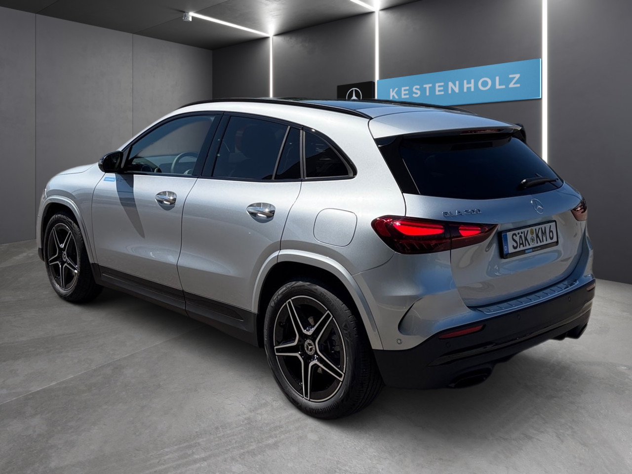Getriebe: Automatikgetriebe 7G-DCT, 7 G&auml;ngeAusstattungslinie: AMG Line Exterieur: Advanced Plus,  AMG Line InterieurAusstattungspakete: AMG Sportpaket,  Komfort Paket: Sitzkomfort-Paket,  Night-Paket,  Licht- und Sichtpaket,  SpiegelpaketAssistenzsysteme: Fernlichtassistent,  Aktiver Park-Assistent inkl. PARKTRONIC,  Surround-Kamerasystem: Park-Paket mit 360&deg;-Kamera,  DISTRONIC,  Berganfahrhilfe,  Spracheingabesystem,  M&uuml;digkeitserkennung,  Aktiver Lenk-Assistent,  Fahrerassistenzpaket,  COLLISION PREVENTION ASSIST,  Verkehrszeichenerkennung m. Geschwindigkeitslimit-Assistent,  GespannstabilisierungLicht und Sicht: LED-Scheinwerfer,  Tagfahrlicht,  Regensensor,  Automatisch abblendender Innenspiegel,  W&auml;rmeschutzverglasung,  Ambientebeleuchtung mehrfarbig,  LichtsensorAudio &amp; Kommunikation: MBUX,  Navigationssystem,  Radio,  Digitaler Radioempfang DAB,  Soundsystem,  USB Anschluss,  Mercedes connect me,  Handyvorbereitung Bluetooth,  Android Auto u. Apple CarPlay,  Kabelloses Laden f&uuml;r Handys,  WLAN HotspotKomfort: Digitales Kombiinstrument,  Klimaautomatik,  Panorama-Schiebedach,  Lordosenst&uuml;tze Fahrer/Beifahrer,  Sitzheizung Fahrer/Beifahrer,  Sportsitze,  Armauflage hinten,  Direktlenkung,  Lenks&auml;ule verstellbar,  HANDS-FREE ACCESS,  Start-Stopp System,  Zentralver. mit Fernbedienung,  Fensterheber elektrisch,  EASY-PACK Heckklappe,  DYNAMIC SELECT,  Getr&auml;nkehalter vornInterieur: Sitze Kunstleder Ledernachbildung ARTICO / Mikrofaser MICROCUT schwarz,  Innenfarbe schwarz,  Multifunktions-Sport-/Lederlenkrad,  Bordcomputer,  Dekoreinlagen: H44 Zierelemente Aluminium mit L&auml;ngsschliff hell,  Lenkrad-SchaltwippenExterieur: Anh&auml;ngerkupplung schwenkbar,  Tieferlegung: Komfortfahrwerk mit Tieferlegung,  Touchscreen Bedienung,  Sportbremsanlage,  AMG Leichtmetallfelgen 19 Zoll,  Au&szlig;enspiegel elekt. anklappbar,  Dachreling: schwarz,  Reifenpannenset,  Notrufsystem,  StauassistentSicherheit: i-Size Kindersitzbefestigung,  Fu&szlig;g&auml;ngerschutzsystem,  Fahrer- /Beifahrerairbag,  Seitenairbag vorn und hinten,  Knieairbag Fahrer,  Traktionskontrolle,  Elektr. Stabilit&auml;tsprogramm ESP,  Reifendruckkontrolle,  Wegfahrsperre,  Au&szlig;entemperatur Anzeige,  Antiblockiersystem ABS,  Bremsverschlei&szlig;anzeige,  Proaktives Insassenschutzsystem,  Notbremsassistent,  Totwinkel-AssistentWeitere Ausstattung: 2S0 Digitales Extra: Individualisierungs-Paket,  859 CENTRAL MEDIA DISPLAY,  Special Edition,  567 Fondsitze l&auml;ngs verstellbar,  273 Ausstiegswarnfunktion,  Laderaum-Paket,  PXV Steuercode f&uuml;r WerkszuordnungSonstige Ma&szlig;e und Gewichte: Nutzlast: 500 kg,  zul&auml;ssiges Gesamtgewicht: 2.070 kg,  Radstand: 2.729 mm24 Monate Garantie ab Erstzulassung. Fahrzeug hat Haltedauer. Liefertermin in Abstimmung mit dem Verk&auml;ufer. Irrt&uuml;mer und &Auml;nderungen vorbehalten
