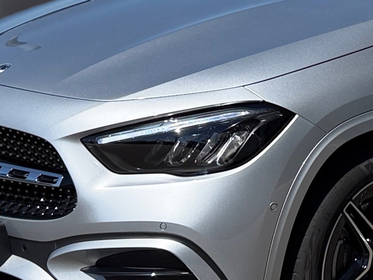 Getriebe: Automatikgetriebe 7G-DCT, 7 G&auml;ngeAusstattungslinie: AMG Line Exterieur: Advanced Plus,  AMG Line InterieurAusstattungspakete: AMG Sportpaket,  Komfort Paket: Sitzkomfort-Paket,  Night-Paket,  Licht- und Sichtpaket,  SpiegelpaketAssistenzsysteme: Fernlichtassistent,  Aktiver Park-Assistent inkl. PARKTRONIC,  Surround-Kamerasystem: Park-Paket mit 360&deg;-Kamera,  DISTRONIC,  Berganfahrhilfe,  Spracheingabesystem,  M&uuml;digkeitserkennung,  Aktiver Lenk-Assistent,  Fahrerassistenzpaket,  COLLISION PREVENTION ASSIST,  Verkehrszeichenerkennung m. Geschwindigkeitslimit-Assistent,  GespannstabilisierungLicht und Sicht: LED-Scheinwerfer,  Tagfahrlicht,  Regensensor,  Automatisch abblendender Innenspiegel,  W&auml;rmeschutzverglasung,  Ambientebeleuchtung mehrfarbig,  LichtsensorAudio &amp; Kommunikation: MBUX,  Navigationssystem,  Radio,  Digitaler Radioempfang DAB,  Soundsystem,  USB Anschluss,  Mercedes connect me,  Handyvorbereitung Bluetooth,  Android Auto u. Apple CarPlay,  Kabelloses Laden f&uuml;r Handys,  WLAN HotspotKomfort: Digitales Kombiinstrument,  Klimaautomatik,  Panorama-Schiebedach,  Lordosenst&uuml;tze Fahrer/Beifahrer,  Sitzheizung Fahrer/Beifahrer,  Sportsitze,  Armauflage hinten,  Direktlenkung,  Lenks&auml;ule verstellbar,  HANDS-FREE ACCESS,  Start-Stopp System,  Zentralver. mit Fernbedienung,  Fensterheber elektrisch,  EASY-PACK Heckklappe,  DYNAMIC SELECT,  Getr&auml;nkehalter vornInterieur: Sitze Kunstleder Ledernachbildung ARTICO / Mikrofaser MICROCUT schwarz,  Innenfarbe schwarz,  Multifunktions-Sport-/Lederlenkrad,  Bordcomputer,  Dekoreinlagen: H44 Zierelemente Aluminium mit L&auml;ngsschliff hell,  Lenkrad-SchaltwippenExterieur: Anh&auml;ngerkupplung schwenkbar,  Tieferlegung: Komfortfahrwerk mit Tieferlegung,  Touchscreen Bedienung,  Sportbremsanlage,  AMG Leichtmetallfelgen 19 Zoll,  Au&szlig;enspiegel elekt. anklappbar,  Dachreling: schwarz,  Reifenpannenset,  Notrufsystem,  StauassistentSicherheit: i-Size Kindersitzbefestigung,  Fu&szlig;g&auml;ngerschutzsystem,  Fahrer- /Beifahrerairbag,  Seitenairbag vorn und hinten,  Knieairbag Fahrer,  Traktionskontrolle,  Elektr. Stabilit&auml;tsprogramm ESP,  Reifendruckkontrolle,  Wegfahrsperre,  Au&szlig;entemperatur Anzeige,  Antiblockiersystem ABS,  Bremsverschlei&szlig;anzeige,  Proaktives Insassenschutzsystem,  Notbremsassistent,  Totwinkel-AssistentWeitere Ausstattung: 2S0 Digitales Extra: Individualisierungs-Paket,  859 CENTRAL MEDIA DISPLAY,  Special Edition,  567 Fondsitze l&auml;ngs verstellbar,  273 Ausstiegswarnfunktion,  Laderaum-Paket,  PXV Steuercode f&uuml;r WerkszuordnungSonstige Ma&szlig;e und Gewichte: Nutzlast: 500 kg,  zul&auml;ssiges Gesamtgewicht: 2.070 kg,  Radstand: 2.729 mm24 Monate Garantie ab Erstzulassung. Fahrzeug hat Haltedauer. Liefertermin in Abstimmung mit dem Verk&auml;ufer. Irrt&uuml;mer und &Auml;nderungen vorbehalten