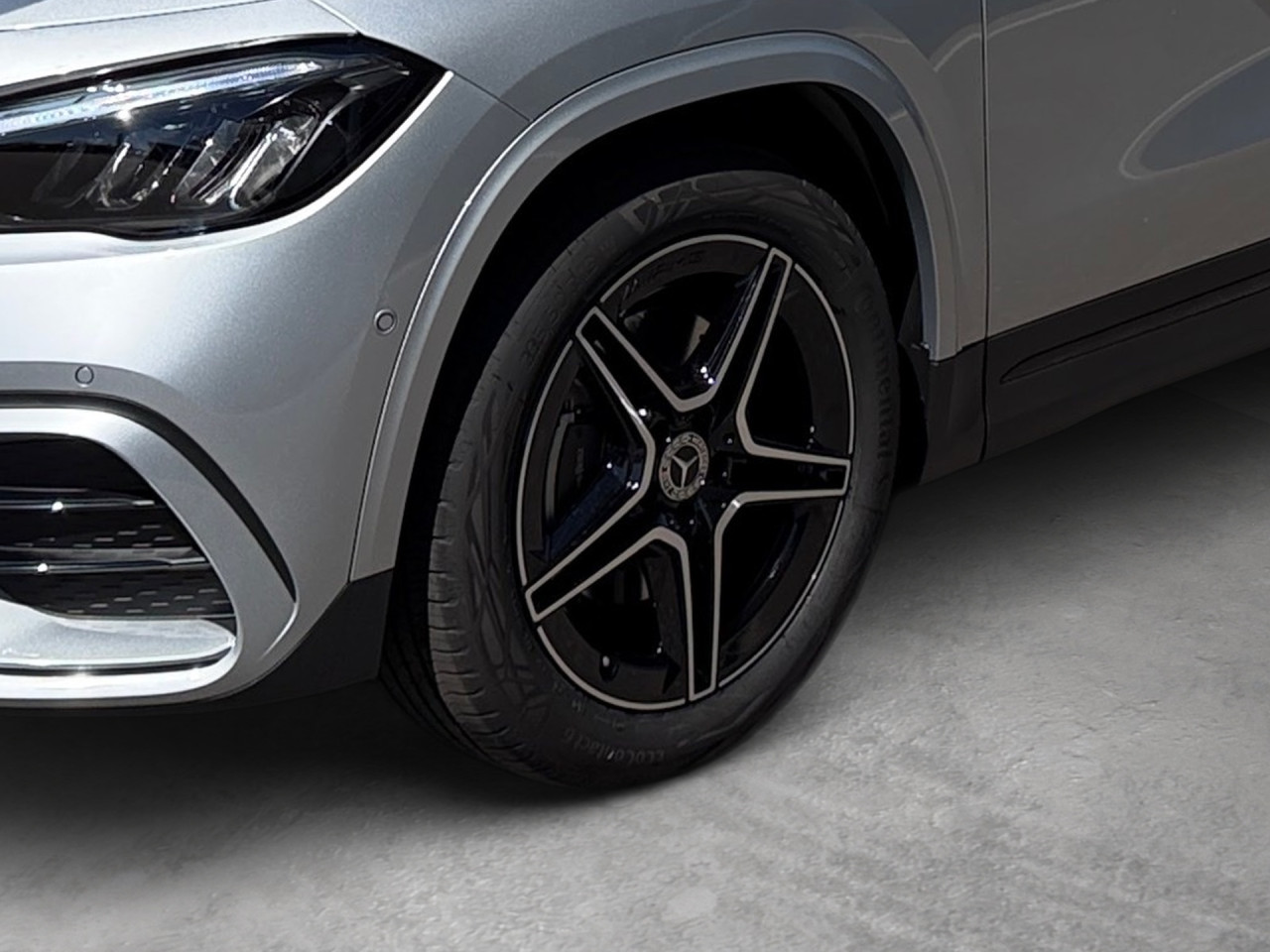 Getriebe: Automatikgetriebe 7G-DCT, 7 G&auml;ngeAusstattungslinie: AMG Line Exterieur: Advanced Plus,  AMG Line InterieurAusstattungspakete: AMG Sportpaket,  Komfort Paket: Sitzkomfort-Paket,  Night-Paket,  Licht- und Sichtpaket,  SpiegelpaketAssistenzsysteme: Fernlichtassistent,  Aktiver Park-Assistent inkl. PARKTRONIC,  Surround-Kamerasystem: Park-Paket mit 360&deg;-Kamera,  DISTRONIC,  Berganfahrhilfe,  Spracheingabesystem,  M&uuml;digkeitserkennung,  Aktiver Lenk-Assistent,  Fahrerassistenzpaket,  COLLISION PREVENTION ASSIST,  Verkehrszeichenerkennung m. Geschwindigkeitslimit-Assistent,  GespannstabilisierungLicht und Sicht: LED-Scheinwerfer,  Tagfahrlicht,  Regensensor,  Automatisch abblendender Innenspiegel,  W&auml;rmeschutzverglasung,  Ambientebeleuchtung mehrfarbig,  LichtsensorAudio &amp; Kommunikation: MBUX,  Navigationssystem,  Radio,  Digitaler Radioempfang DAB,  Soundsystem,  USB Anschluss,  Mercedes connect me,  Handyvorbereitung Bluetooth,  Android Auto u. Apple CarPlay,  Kabelloses Laden f&uuml;r Handys,  WLAN HotspotKomfort: Digitales Kombiinstrument,  Klimaautomatik,  Panorama-Schiebedach,  Lordosenst&uuml;tze Fahrer/Beifahrer,  Sitzheizung Fahrer/Beifahrer,  Sportsitze,  Armauflage hinten,  Direktlenkung,  Lenks&auml;ule verstellbar,  HANDS-FREE ACCESS,  Start-Stopp System,  Zentralver. mit Fernbedienung,  Fensterheber elektrisch,  EASY-PACK Heckklappe,  DYNAMIC SELECT,  Getr&auml;nkehalter vornInterieur: Sitze Kunstleder Ledernachbildung ARTICO / Mikrofaser MICROCUT schwarz,  Innenfarbe schwarz,  Multifunktions-Sport-/Lederlenkrad,  Bordcomputer,  Dekoreinlagen: H44 Zierelemente Aluminium mit L&auml;ngsschliff hell,  Lenkrad-SchaltwippenExterieur: Anh&auml;ngerkupplung schwenkbar,  Tieferlegung: Komfortfahrwerk mit Tieferlegung,  Touchscreen Bedienung,  Sportbremsanlage,  AMG Leichtmetallfelgen 19 Zoll,  Au&szlig;enspiegel elekt. anklappbar,  Dachreling: schwarz,  Reifenpannenset,  Notrufsystem,  StauassistentSicherheit: i-Size Kindersitzbefestigung,  Fu&szlig;g&auml;ngerschutzsystem,  Fahrer- /Beifahrerairbag,  Seitenairbag vorn und hinten,  Knieairbag Fahrer,  Traktionskontrolle,  Elektr. Stabilit&auml;tsprogramm ESP,  Reifendruckkontrolle,  Wegfahrsperre,  Au&szlig;entemperatur Anzeige,  Antiblockiersystem ABS,  Bremsverschlei&szlig;anzeige,  Proaktives Insassenschutzsystem,  Notbremsassistent,  Totwinkel-AssistentWeitere Ausstattung: 2S0 Digitales Extra: Individualisierungs-Paket,  859 CENTRAL MEDIA DISPLAY,  Special Edition,  567 Fondsitze l&auml;ngs verstellbar,  273 Ausstiegswarnfunktion,  Laderaum-Paket,  PXV Steuercode f&uuml;r WerkszuordnungSonstige Ma&szlig;e und Gewichte: Nutzlast: 500 kg,  zul&auml;ssiges Gesamtgewicht: 2.070 kg,  Radstand: 2.729 mm24 Monate Garantie ab Erstzulassung. Fahrzeug hat Haltedauer. Liefertermin in Abstimmung mit dem Verk&auml;ufer. Irrt&uuml;mer und &Auml;nderungen vorbehalten