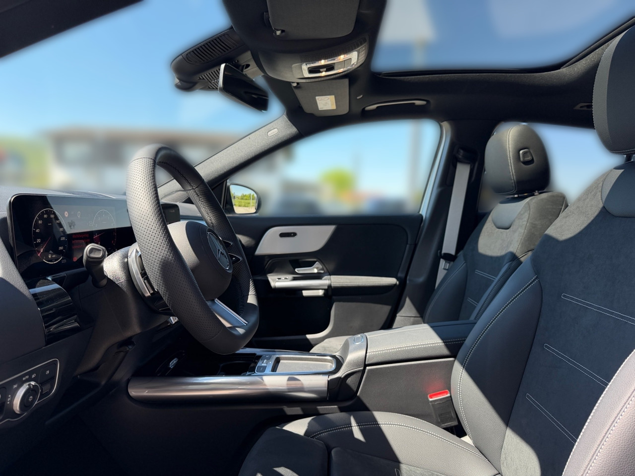 Getriebe: Automatikgetriebe 7G-DCT, 7 G&auml;ngeAusstattungslinie: AMG Line Exterieur: Advanced Plus,  AMG Line InterieurAusstattungspakete: AMG Sportpaket,  Komfort Paket: Sitzkomfort-Paket,  Night-Paket,  Licht- und Sichtpaket,  SpiegelpaketAssistenzsysteme: Fernlichtassistent,  Aktiver Park-Assistent inkl. PARKTRONIC,  Surround-Kamerasystem: Park-Paket mit 360&deg;-Kamera,  DISTRONIC,  Berganfahrhilfe,  Spracheingabesystem,  M&uuml;digkeitserkennung,  Aktiver Lenk-Assistent,  Fahrerassistenzpaket,  COLLISION PREVENTION ASSIST,  Verkehrszeichenerkennung m. Geschwindigkeitslimit-Assistent,  GespannstabilisierungLicht und Sicht: LED-Scheinwerfer,  Tagfahrlicht,  Regensensor,  Automatisch abblendender Innenspiegel,  W&auml;rmeschutzverglasung,  Ambientebeleuchtung mehrfarbig,  LichtsensorAudio &amp; Kommunikation: MBUX,  Navigationssystem,  Radio,  Digitaler Radioempfang DAB,  Soundsystem,  USB Anschluss,  Mercedes connect me,  Handyvorbereitung Bluetooth,  Android Auto u. Apple CarPlay,  Kabelloses Laden f&uuml;r Handys,  WLAN HotspotKomfort: Digitales Kombiinstrument,  Klimaautomatik,  Panorama-Schiebedach,  Lordosenst&uuml;tze Fahrer/Beifahrer,  Sitzheizung Fahrer/Beifahrer,  Sportsitze,  Armauflage hinten,  Direktlenkung,  Lenks&auml;ule verstellbar,  HANDS-FREE ACCESS,  Start-Stopp System,  Zentralver. mit Fernbedienung,  Fensterheber elektrisch,  EASY-PACK Heckklappe,  DYNAMIC SELECT,  Getr&auml;nkehalter vornInterieur: Sitze Kunstleder Ledernachbildung ARTICO / Mikrofaser MICROCUT schwarz,  Innenfarbe schwarz,  Multifunktions-Sport-/Lederlenkrad,  Bordcomputer,  Dekoreinlagen: H44 Zierelemente Aluminium mit L&auml;ngsschliff hell,  Lenkrad-SchaltwippenExterieur: Anh&auml;ngerkupplung schwenkbar,  Tieferlegung: Komfortfahrwerk mit Tieferlegung,  Touchscreen Bedienung,  Sportbremsanlage,  AMG Leichtmetallfelgen 19 Zoll,  Au&szlig;enspiegel elekt. anklappbar,  Dachreling: schwarz,  Reifenpannenset,  Notrufsystem,  StauassistentSicherheit: i-Size Kindersitzbefestigung,  Fu&szlig;g&auml;ngerschutzsystem,  Fahrer- /Beifahrerairbag,  Seitenairbag vorn und hinten,  Knieairbag Fahrer,  Traktionskontrolle,  Elektr. Stabilit&auml;tsprogramm ESP,  Reifendruckkontrolle,  Wegfahrsperre,  Au&szlig;entemperatur Anzeige,  Antiblockiersystem ABS,  Bremsverschlei&szlig;anzeige,  Proaktives Insassenschutzsystem,  Notbremsassistent,  Totwinkel-AssistentWeitere Ausstattung: 2S0 Digitales Extra: Individualisierungs-Paket,  859 CENTRAL MEDIA DISPLAY,  Special Edition,  567 Fondsitze l&auml;ngs verstellbar,  273 Ausstiegswarnfunktion,  Laderaum-Paket,  PXV Steuercode f&uuml;r WerkszuordnungSonstige Ma&szlig;e und Gewichte: Nutzlast: 500 kg,  zul&auml;ssiges Gesamtgewicht: 2.070 kg,  Radstand: 2.729 mm24 Monate Garantie ab Erstzulassung. Fahrzeug hat Haltedauer. Liefertermin in Abstimmung mit dem Verk&auml;ufer. Irrt&uuml;mer und &Auml;nderungen vorbehalten