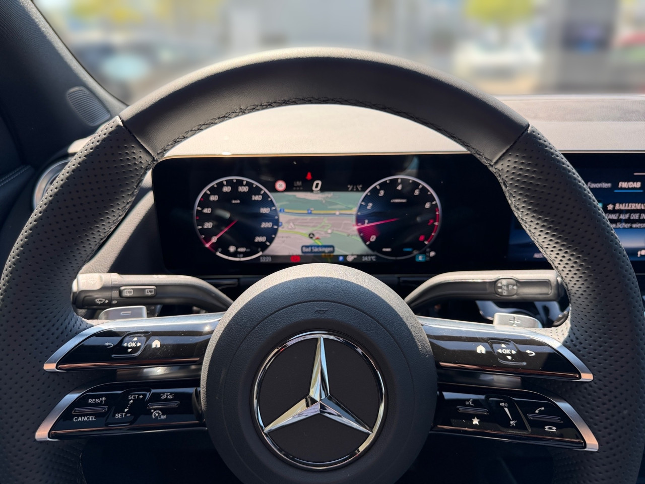 Getriebe: Automatikgetriebe 7G-DCT, 7 G&auml;ngeAusstattungslinie: AMG Line Exterieur: Advanced Plus,  AMG Line InterieurAusstattungspakete: AMG Sportpaket,  Komfort Paket: Sitzkomfort-Paket,  Night-Paket,  Licht- und Sichtpaket,  SpiegelpaketAssistenzsysteme: Fernlichtassistent,  Aktiver Park-Assistent inkl. PARKTRONIC,  Surround-Kamerasystem: Park-Paket mit 360&deg;-Kamera,  DISTRONIC,  Berganfahrhilfe,  Spracheingabesystem,  M&uuml;digkeitserkennung,  Aktiver Lenk-Assistent,  Fahrerassistenzpaket,  COLLISION PREVENTION ASSIST,  Verkehrszeichenerkennung m. Geschwindigkeitslimit-Assistent,  GespannstabilisierungLicht und Sicht: LED-Scheinwerfer,  Tagfahrlicht,  Regensensor,  Automatisch abblendender Innenspiegel,  W&auml;rmeschutzverglasung,  Ambientebeleuchtung mehrfarbig,  LichtsensorAudio &amp; Kommunikation: MBUX,  Navigationssystem,  Radio,  Digitaler Radioempfang DAB,  Soundsystem,  USB Anschluss,  Mercedes connect me,  Handyvorbereitung Bluetooth,  Android Auto u. Apple CarPlay,  Kabelloses Laden f&uuml;r Handys,  WLAN HotspotKomfort: Digitales Kombiinstrument,  Klimaautomatik,  Panorama-Schiebedach,  Lordosenst&uuml;tze Fahrer/Beifahrer,  Sitzheizung Fahrer/Beifahrer,  Sportsitze,  Armauflage hinten,  Direktlenkung,  Lenks&auml;ule verstellbar,  HANDS-FREE ACCESS,  Start-Stopp System,  Zentralver. mit Fernbedienung,  Fensterheber elektrisch,  EASY-PACK Heckklappe,  DYNAMIC SELECT,  Getr&auml;nkehalter vornInterieur: Sitze Kunstleder Ledernachbildung ARTICO / Mikrofaser MICROCUT schwarz,  Innenfarbe schwarz,  Multifunktions-Sport-/Lederlenkrad,  Bordcomputer,  Dekoreinlagen: H44 Zierelemente Aluminium mit L&auml;ngsschliff hell,  Lenkrad-SchaltwippenExterieur: Anh&auml;ngerkupplung schwenkbar,  Tieferlegung: Komfortfahrwerk mit Tieferlegung,  Touchscreen Bedienung,  Sportbremsanlage,  AMG Leichtmetallfelgen 19 Zoll,  Au&szlig;enspiegel elekt. anklappbar,  Dachreling: schwarz,  Reifenpannenset,  Notrufsystem,  StauassistentSicherheit: i-Size Kindersitzbefestigung,  Fu&szlig;g&auml;ngerschutzsystem,  Fahrer- /Beifahrerairbag,  Seitenairbag vorn und hinten,  Knieairbag Fahrer,  Traktionskontrolle,  Elektr. Stabilit&auml;tsprogramm ESP,  Reifendruckkontrolle,  Wegfahrsperre,  Au&szlig;entemperatur Anzeige,  Antiblockiersystem ABS,  Bremsverschlei&szlig;anzeige,  Proaktives Insassenschutzsystem,  Notbremsassistent,  Totwinkel-AssistentWeitere Ausstattung: 2S0 Digitales Extra: Individualisierungs-Paket,  859 CENTRAL MEDIA DISPLAY,  Special Edition,  567 Fondsitze l&auml;ngs verstellbar,  273 Ausstiegswarnfunktion,  Laderaum-Paket,  PXV Steuercode f&uuml;r WerkszuordnungSonstige Ma&szlig;e und Gewichte: Nutzlast: 500 kg,  zul&auml;ssiges Gesamtgewicht: 2.070 kg,  Radstand: 2.729 mm24 Monate Garantie ab Erstzulassung. Fahrzeug hat Haltedauer. Liefertermin in Abstimmung mit dem Verk&auml;ufer. Irrt&uuml;mer und &Auml;nderungen vorbehalten