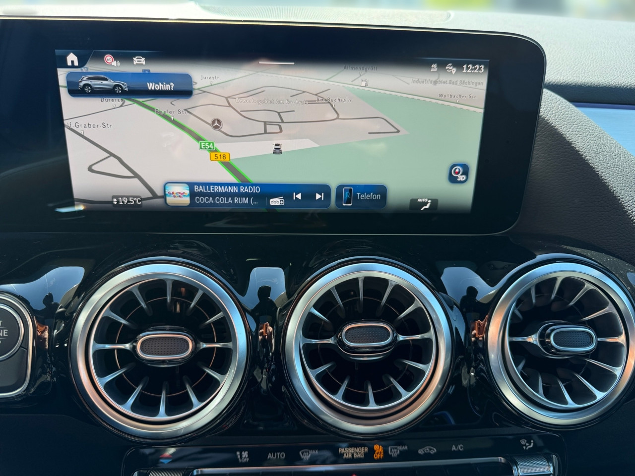 Getriebe: Automatikgetriebe 7G-DCT, 7 G&auml;ngeAusstattungslinie: AMG Line Exterieur: Advanced Plus,  AMG Line InterieurAusstattungspakete: AMG Sportpaket,  Komfort Paket: Sitzkomfort-Paket,  Night-Paket,  Licht- und Sichtpaket,  SpiegelpaketAssistenzsysteme: Fernlichtassistent,  Aktiver Park-Assistent inkl. PARKTRONIC,  Surround-Kamerasystem: Park-Paket mit 360&deg;-Kamera,  DISTRONIC,  Berganfahrhilfe,  Spracheingabesystem,  M&uuml;digkeitserkennung,  Aktiver Lenk-Assistent,  Fahrerassistenzpaket,  COLLISION PREVENTION ASSIST,  Verkehrszeichenerkennung m. Geschwindigkeitslimit-Assistent,  GespannstabilisierungLicht und Sicht: LED-Scheinwerfer,  Tagfahrlicht,  Regensensor,  Automatisch abblendender Innenspiegel,  W&auml;rmeschutzverglasung,  Ambientebeleuchtung mehrfarbig,  LichtsensorAudio &amp; Kommunikation: MBUX,  Navigationssystem,  Radio,  Digitaler Radioempfang DAB,  Soundsystem,  USB Anschluss,  Mercedes connect me,  Handyvorbereitung Bluetooth,  Android Auto u. Apple CarPlay,  Kabelloses Laden f&uuml;r Handys,  WLAN HotspotKomfort: Digitales Kombiinstrument,  Klimaautomatik,  Panorama-Schiebedach,  Lordosenst&uuml;tze Fahrer/Beifahrer,  Sitzheizung Fahrer/Beifahrer,  Sportsitze,  Armauflage hinten,  Direktlenkung,  Lenks&auml;ule verstellbar,  HANDS-FREE ACCESS,  Start-Stopp System,  Zentralver. mit Fernbedienung,  Fensterheber elektrisch,  EASY-PACK Heckklappe,  DYNAMIC SELECT,  Getr&auml;nkehalter vornInterieur: Sitze Kunstleder Ledernachbildung ARTICO / Mikrofaser MICROCUT schwarz,  Innenfarbe schwarz,  Multifunktions-Sport-/Lederlenkrad,  Bordcomputer,  Dekoreinlagen: H44 Zierelemente Aluminium mit L&auml;ngsschliff hell,  Lenkrad-SchaltwippenExterieur: Anh&auml;ngerkupplung schwenkbar,  Tieferlegung: Komfortfahrwerk mit Tieferlegung,  Touchscreen Bedienung,  Sportbremsanlage,  AMG Leichtmetallfelgen 19 Zoll,  Au&szlig;enspiegel elekt. anklappbar,  Dachreling: schwarz,  Reifenpannenset,  Notrufsystem,  StauassistentSicherheit: i-Size Kindersitzbefestigung,  Fu&szlig;g&auml;ngerschutzsystem,  Fahrer- /Beifahrerairbag,  Seitenairbag vorn und hinten,  Knieairbag Fahrer,  Traktionskontrolle,  Elektr. Stabilit&auml;tsprogramm ESP,  Reifendruckkontrolle,  Wegfahrsperre,  Au&szlig;entemperatur Anzeige,  Antiblockiersystem ABS,  Bremsverschlei&szlig;anzeige,  Proaktives Insassenschutzsystem,  Notbremsassistent,  Totwinkel-AssistentWeitere Ausstattung: 2S0 Digitales Extra: Individualisierungs-Paket,  859 CENTRAL MEDIA DISPLAY,  Special Edition,  567 Fondsitze l&auml;ngs verstellbar,  273 Ausstiegswarnfunktion,  Laderaum-Paket,  PXV Steuercode f&uuml;r WerkszuordnungSonstige Ma&szlig;e und Gewichte: Nutzlast: 500 kg,  zul&auml;ssiges Gesamtgewicht: 2.070 kg,  Radstand: 2.729 mm24 Monate Garantie ab Erstzulassung. Fahrzeug hat Haltedauer. Liefertermin in Abstimmung mit dem Verk&auml;ufer. Irrt&uuml;mer und &Auml;nderungen vorbehalten