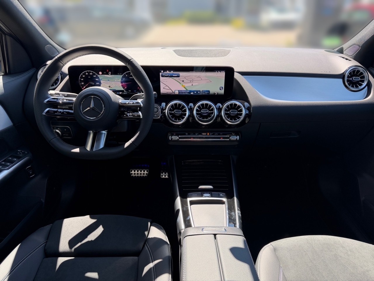 Getriebe: Automatikgetriebe 7G-DCT, 7 G&auml;ngeAusstattungslinie: AMG Line Exterieur: Advanced Plus,  AMG Line InterieurAusstattungspakete: AMG Sportpaket,  Komfort Paket: Sitzkomfort-Paket,  Night-Paket,  Licht- und Sichtpaket,  SpiegelpaketAssistenzsysteme: Fernlichtassistent,  Aktiver Park-Assistent inkl. PARKTRONIC,  Surround-Kamerasystem: Park-Paket mit 360&deg;-Kamera,  DISTRONIC,  Berganfahrhilfe,  Spracheingabesystem,  M&uuml;digkeitserkennung,  Aktiver Lenk-Assistent,  Fahrerassistenzpaket,  COLLISION PREVENTION ASSIST,  Verkehrszeichenerkennung m. Geschwindigkeitslimit-Assistent,  GespannstabilisierungLicht und Sicht: LED-Scheinwerfer,  Tagfahrlicht,  Regensensor,  Automatisch abblendender Innenspiegel,  W&auml;rmeschutzverglasung,  Ambientebeleuchtung mehrfarbig,  LichtsensorAudio &amp; Kommunikation: MBUX,  Navigationssystem,  Radio,  Digitaler Radioempfang DAB,  Soundsystem,  USB Anschluss,  Mercedes connect me,  Handyvorbereitung Bluetooth,  Android Auto u. Apple CarPlay,  Kabelloses Laden f&uuml;r Handys,  WLAN HotspotKomfort: Digitales Kombiinstrument,  Klimaautomatik,  Panorama-Schiebedach,  Lordosenst&uuml;tze Fahrer/Beifahrer,  Sitzheizung Fahrer/Beifahrer,  Sportsitze,  Armauflage hinten,  Direktlenkung,  Lenks&auml;ule verstellbar,  HANDS-FREE ACCESS,  Start-Stopp System,  Zentralver. mit Fernbedienung,  Fensterheber elektrisch,  EASY-PACK Heckklappe,  DYNAMIC SELECT,  Getr&auml;nkehalter vornInterieur: Sitze Kunstleder Ledernachbildung ARTICO / Mikrofaser MICROCUT schwarz,  Innenfarbe schwarz,  Multifunktions-Sport-/Lederlenkrad,  Bordcomputer,  Dekoreinlagen: H44 Zierelemente Aluminium mit L&auml;ngsschliff hell,  Lenkrad-SchaltwippenExterieur: Anh&auml;ngerkupplung schwenkbar,  Tieferlegung: Komfortfahrwerk mit Tieferlegung,  Touchscreen Bedienung,  Sportbremsanlage,  AMG Leichtmetallfelgen 19 Zoll,  Au&szlig;enspiegel elekt. anklappbar,  Dachreling: schwarz,  Reifenpannenset,  Notrufsystem,  StauassistentSicherheit: i-Size Kindersitzbefestigung,  Fu&szlig;g&auml;ngerschutzsystem,  Fahrer- /Beifahrerairbag,  Seitenairbag vorn und hinten,  Knieairbag Fahrer,  Traktionskontrolle,  Elektr. Stabilit&auml;tsprogramm ESP,  Reifendruckkontrolle,  Wegfahrsperre,  Au&szlig;entemperatur Anzeige,  Antiblockiersystem ABS,  Bremsverschlei&szlig;anzeige,  Proaktives Insassenschutzsystem,  Notbremsassistent,  Totwinkel-AssistentWeitere Ausstattung: 2S0 Digitales Extra: Individualisierungs-Paket,  859 CENTRAL MEDIA DISPLAY,  Special Edition,  567 Fondsitze l&auml;ngs verstellbar,  273 Ausstiegswarnfunktion,  Laderaum-Paket,  PXV Steuercode f&uuml;r WerkszuordnungSonstige Ma&szlig;e und Gewichte: Nutzlast: 500 kg,  zul&auml;ssiges Gesamtgewicht: 2.070 kg,  Radstand: 2.729 mm24 Monate Garantie ab Erstzulassung. Fahrzeug hat Haltedauer. Liefertermin in Abstimmung mit dem Verk&auml;ufer. Irrt&uuml;mer und &Auml;nderungen vorbehalten