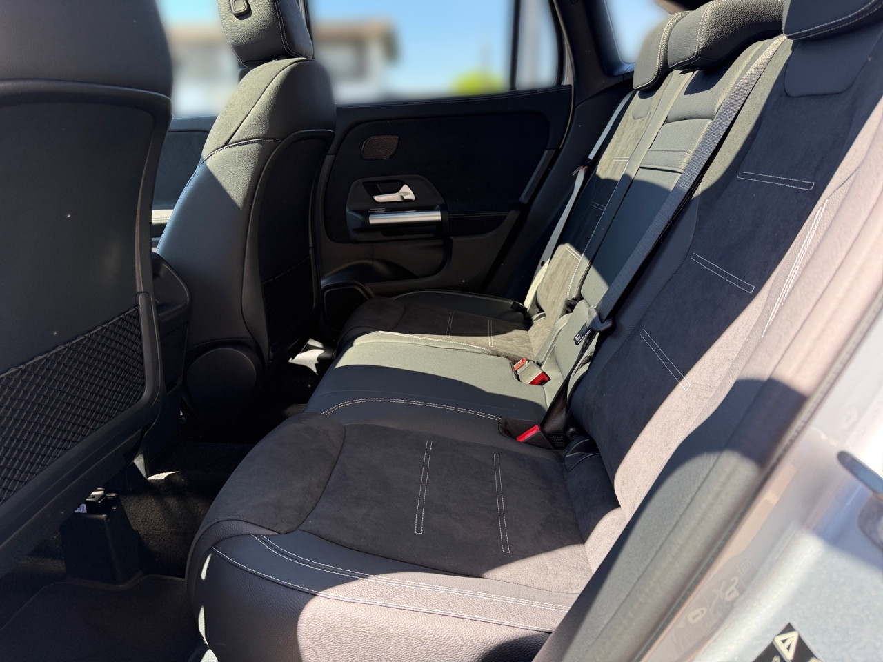Getriebe: Automatikgetriebe 7G-DCT, 7 G&auml;ngeAusstattungslinie: AMG Line Exterieur: Advanced Plus,  AMG Line InterieurAusstattungspakete: AMG Sportpaket,  Komfort Paket: Sitzkomfort-Paket,  Night-Paket,  Licht- und Sichtpaket,  SpiegelpaketAssistenzsysteme: Fernlichtassistent,  Aktiver Park-Assistent inkl. PARKTRONIC,  Surround-Kamerasystem: Park-Paket mit 360&deg;-Kamera,  DISTRONIC,  Berganfahrhilfe,  Spracheingabesystem,  M&uuml;digkeitserkennung,  Aktiver Lenk-Assistent,  Fahrerassistenzpaket,  COLLISION PREVENTION ASSIST,  Verkehrszeichenerkennung m. Geschwindigkeitslimit-Assistent,  GespannstabilisierungLicht und Sicht: LED-Scheinwerfer,  Tagfahrlicht,  Regensensor,  Automatisch abblendender Innenspiegel,  W&auml;rmeschutzverglasung,  Ambientebeleuchtung mehrfarbig,  LichtsensorAudio &amp; Kommunikation: MBUX,  Navigationssystem,  Radio,  Digitaler Radioempfang DAB,  Soundsystem,  USB Anschluss,  Mercedes connect me,  Handyvorbereitung Bluetooth,  Android Auto u. Apple CarPlay,  Kabelloses Laden f&uuml;r Handys,  WLAN HotspotKomfort: Digitales Kombiinstrument,  Klimaautomatik,  Panorama-Schiebedach,  Lordosenst&uuml;tze Fahrer/Beifahrer,  Sitzheizung Fahrer/Beifahrer,  Sportsitze,  Armauflage hinten,  Direktlenkung,  Lenks&auml;ule verstellbar,  HANDS-FREE ACCESS,  Start-Stopp System,  Zentralver. mit Fernbedienung,  Fensterheber elektrisch,  EASY-PACK Heckklappe,  DYNAMIC SELECT,  Getr&auml;nkehalter vornInterieur: Sitze Kunstleder Ledernachbildung ARTICO / Mikrofaser MICROCUT schwarz,  Innenfarbe schwarz,  Multifunktions-Sport-/Lederlenkrad,  Bordcomputer,  Dekoreinlagen: H44 Zierelemente Aluminium mit L&auml;ngsschliff hell,  Lenkrad-SchaltwippenExterieur: Anh&auml;ngerkupplung schwenkbar,  Tieferlegung: Komfortfahrwerk mit Tieferlegung,  Touchscreen Bedienung,  Sportbremsanlage,  AMG Leichtmetallfelgen 19 Zoll,  Au&szlig;enspiegel elekt. anklappbar,  Dachreling: schwarz,  Reifenpannenset,  Notrufsystem,  StauassistentSicherheit: i-Size Kindersitzbefestigung,  Fu&szlig;g&auml;ngerschutzsystem,  Fahrer- /Beifahrerairbag,  Seitenairbag vorn und hinten,  Knieairbag Fahrer,  Traktionskontrolle,  Elektr. Stabilit&auml;tsprogramm ESP,  Reifendruckkontrolle,  Wegfahrsperre,  Au&szlig;entemperatur Anzeige,  Antiblockiersystem ABS,  Bremsverschlei&szlig;anzeige,  Proaktives Insassenschutzsystem,  Notbremsassistent,  Totwinkel-AssistentWeitere Ausstattung: 2S0 Digitales Extra: Individualisierungs-Paket,  859 CENTRAL MEDIA DISPLAY,  Special Edition,  567 Fondsitze l&auml;ngs verstellbar,  273 Ausstiegswarnfunktion,  Laderaum-Paket,  PXV Steuercode f&uuml;r WerkszuordnungSonstige Ma&szlig;e und Gewichte: Nutzlast: 500 kg,  zul&auml;ssiges Gesamtgewicht: 2.070 kg,  Radstand: 2.729 mm24 Monate Garantie ab Erstzulassung. Fahrzeug hat Haltedauer. Liefertermin in Abstimmung mit dem Verk&auml;ufer. Irrt&uuml;mer und &Auml;nderungen vorbehalten