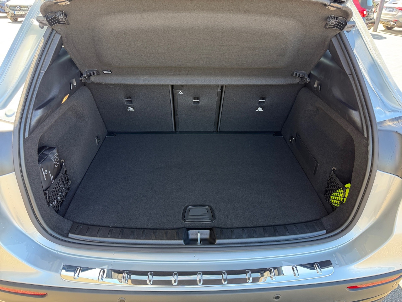 Getriebe: Automatikgetriebe 7G-DCT, 7 G&auml;ngeAusstattungslinie: AMG Line Exterieur: Advanced Plus,  AMG Line InterieurAusstattungspakete: AMG Sportpaket,  Komfort Paket: Sitzkomfort-Paket,  Night-Paket,  Licht- und Sichtpaket,  SpiegelpaketAssistenzsysteme: Fernlichtassistent,  Aktiver Park-Assistent inkl. PARKTRONIC,  Surround-Kamerasystem: Park-Paket mit 360&deg;-Kamera,  DISTRONIC,  Berganfahrhilfe,  Spracheingabesystem,  M&uuml;digkeitserkennung,  Aktiver Lenk-Assistent,  Fahrerassistenzpaket,  COLLISION PREVENTION ASSIST,  Verkehrszeichenerkennung m. Geschwindigkeitslimit-Assistent,  GespannstabilisierungLicht und Sicht: LED-Scheinwerfer,  Tagfahrlicht,  Regensensor,  Automatisch abblendender Innenspiegel,  W&auml;rmeschutzverglasung,  Ambientebeleuchtung mehrfarbig,  LichtsensorAudio &amp; Kommunikation: MBUX,  Navigationssystem,  Radio,  Digitaler Radioempfang DAB,  Soundsystem,  USB Anschluss,  Mercedes connect me,  Handyvorbereitung Bluetooth,  Android Auto u. Apple CarPlay,  Kabelloses Laden f&uuml;r Handys,  WLAN HotspotKomfort: Digitales Kombiinstrument,  Klimaautomatik,  Panorama-Schiebedach,  Lordosenst&uuml;tze Fahrer/Beifahrer,  Sitzheizung Fahrer/Beifahrer,  Sportsitze,  Armauflage hinten,  Direktlenkung,  Lenks&auml;ule verstellbar,  HANDS-FREE ACCESS,  Start-Stopp System,  Zentralver. mit Fernbedienung,  Fensterheber elektrisch,  EASY-PACK Heckklappe,  DYNAMIC SELECT,  Getr&auml;nkehalter vornInterieur: Sitze Kunstleder Ledernachbildung ARTICO / Mikrofaser MICROCUT schwarz,  Innenfarbe schwarz,  Multifunktions-Sport-/Lederlenkrad,  Bordcomputer,  Dekoreinlagen: H44 Zierelemente Aluminium mit L&auml;ngsschliff hell,  Lenkrad-SchaltwippenExterieur: Anh&auml;ngerkupplung schwenkbar,  Tieferlegung: Komfortfahrwerk mit Tieferlegung,  Touchscreen Bedienung,  Sportbremsanlage,  AMG Leichtmetallfelgen 19 Zoll,  Au&szlig;enspiegel elekt. anklappbar,  Dachreling: schwarz,  Reifenpannenset,  Notrufsystem,  StauassistentSicherheit: i-Size Kindersitzbefestigung,  Fu&szlig;g&auml;ngerschutzsystem,  Fahrer- /Beifahrerairbag,  Seitenairbag vorn und hinten,  Knieairbag Fahrer,  Traktionskontrolle,  Elektr. Stabilit&auml;tsprogramm ESP,  Reifendruckkontrolle,  Wegfahrsperre,  Au&szlig;entemperatur Anzeige,  Antiblockiersystem ABS,  Bremsverschlei&szlig;anzeige,  Proaktives Insassenschutzsystem,  Notbremsassistent,  Totwinkel-AssistentWeitere Ausstattung: 2S0 Digitales Extra: Individualisierungs-Paket,  859 CENTRAL MEDIA DISPLAY,  Special Edition,  567 Fondsitze l&auml;ngs verstellbar,  273 Ausstiegswarnfunktion,  Laderaum-Paket,  PXV Steuercode f&uuml;r WerkszuordnungSonstige Ma&szlig;e und Gewichte: Nutzlast: 500 kg,  zul&auml;ssiges Gesamtgewicht: 2.070 kg,  Radstand: 2.729 mm24 Monate Garantie ab Erstzulassung. Fahrzeug hat Haltedauer. Liefertermin in Abstimmung mit dem Verk&auml;ufer. Irrt&uuml;mer und &Auml;nderungen vorbehalten