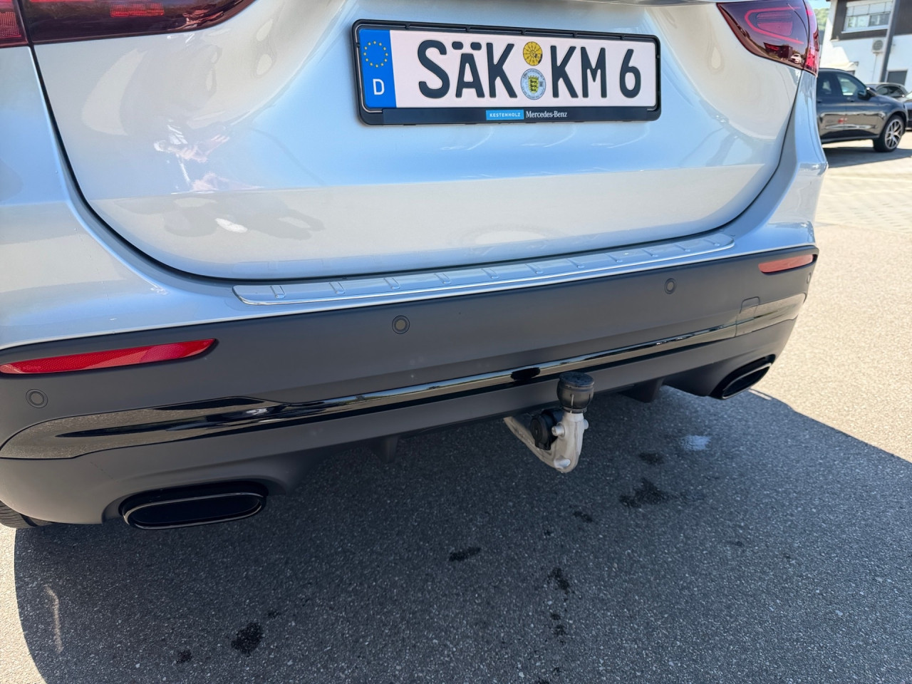 Getriebe: Automatikgetriebe 7G-DCT, 7 G&auml;ngeAusstattungslinie: AMG Line Exterieur: Advanced Plus,  AMG Line InterieurAusstattungspakete: AMG Sportpaket,  Komfort Paket: Sitzkomfort-Paket,  Night-Paket,  Licht- und Sichtpaket,  SpiegelpaketAssistenzsysteme: Fernlichtassistent,  Aktiver Park-Assistent inkl. PARKTRONIC,  Surround-Kamerasystem: Park-Paket mit 360&deg;-Kamera,  DISTRONIC,  Berganfahrhilfe,  Spracheingabesystem,  M&uuml;digkeitserkennung,  Aktiver Lenk-Assistent,  Fahrerassistenzpaket,  COLLISION PREVENTION ASSIST,  Verkehrszeichenerkennung m. Geschwindigkeitslimit-Assistent,  GespannstabilisierungLicht und Sicht: LED-Scheinwerfer,  Tagfahrlicht,  Regensensor,  Automatisch abblendender Innenspiegel,  W&auml;rmeschutzverglasung,  Ambientebeleuchtung mehrfarbig,  LichtsensorAudio &amp; Kommunikation: MBUX,  Navigationssystem,  Radio,  Digitaler Radioempfang DAB,  Soundsystem,  USB Anschluss,  Mercedes connect me,  Handyvorbereitung Bluetooth,  Android Auto u. Apple CarPlay,  Kabelloses Laden f&uuml;r Handys,  WLAN HotspotKomfort: Digitales Kombiinstrument,  Klimaautomatik,  Panorama-Schiebedach,  Lordosenst&uuml;tze Fahrer/Beifahrer,  Sitzheizung Fahrer/Beifahrer,  Sportsitze,  Armauflage hinten,  Direktlenkung,  Lenks&auml;ule verstellbar,  HANDS-FREE ACCESS,  Start-Stopp System,  Zentralver. mit Fernbedienung,  Fensterheber elektrisch,  EASY-PACK Heckklappe,  DYNAMIC SELECT,  Getr&auml;nkehalter vornInterieur: Sitze Kunstleder Ledernachbildung ARTICO / Mikrofaser MICROCUT schwarz,  Innenfarbe schwarz,  Multifunktions-Sport-/Lederlenkrad,  Bordcomputer,  Dekoreinlagen: H44 Zierelemente Aluminium mit L&auml;ngsschliff hell,  Lenkrad-SchaltwippenExterieur: Anh&auml;ngerkupplung schwenkbar,  Tieferlegung: Komfortfahrwerk mit Tieferlegung,  Touchscreen Bedienung,  Sportbremsanlage,  AMG Leichtmetallfelgen 19 Zoll,  Au&szlig;enspiegel elekt. anklappbar,  Dachreling: schwarz,  Reifenpannenset,  Notrufsystem,  StauassistentSicherheit: i-Size Kindersitzbefestigung,  Fu&szlig;g&auml;ngerschutzsystem,  Fahrer- /Beifahrerairbag,  Seitenairbag vorn und hinten,  Knieairbag Fahrer,  Traktionskontrolle,  Elektr. Stabilit&auml;tsprogramm ESP,  Reifendruckkontrolle,  Wegfahrsperre,  Au&szlig;entemperatur Anzeige,  Antiblockiersystem ABS,  Bremsverschlei&szlig;anzeige,  Proaktives Insassenschutzsystem,  Notbremsassistent,  Totwinkel-AssistentWeitere Ausstattung: 2S0 Digitales Extra: Individualisierungs-Paket,  859 CENTRAL MEDIA DISPLAY,  Special Edition,  567 Fondsitze l&auml;ngs verstellbar,  273 Ausstiegswarnfunktion,  Laderaum-Paket,  PXV Steuercode f&uuml;r WerkszuordnungSonstige Ma&szlig;e und Gewichte: Nutzlast: 500 kg,  zul&auml;ssiges Gesamtgewicht: 2.070 kg,  Radstand: 2.729 mm24 Monate Garantie ab Erstzulassung. Fahrzeug hat Haltedauer. Liefertermin in Abstimmung mit dem Verk&auml;ufer. Irrt&uuml;mer und &Auml;nderungen vorbehalten