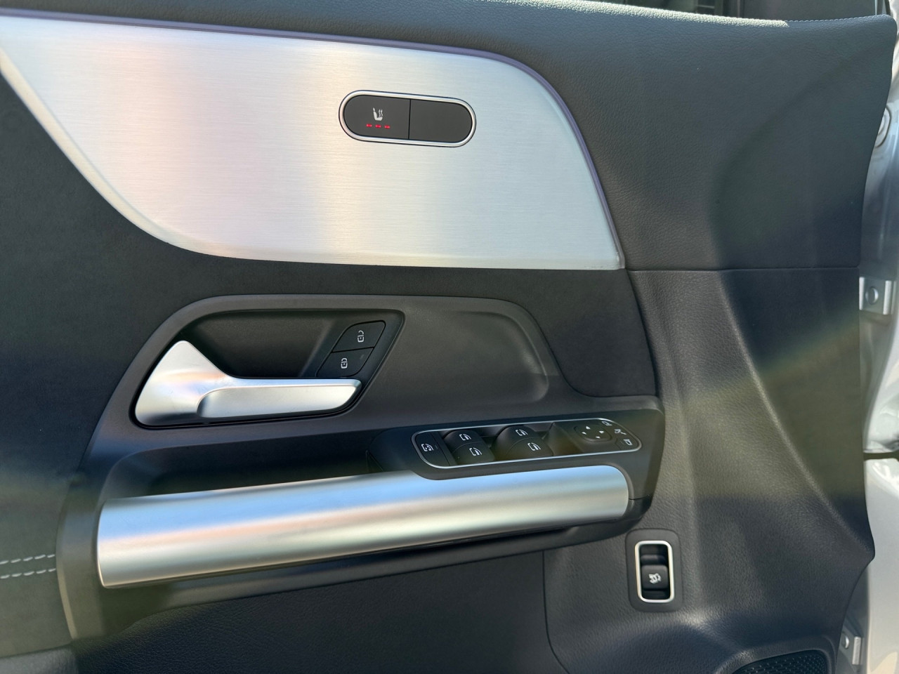 Getriebe: Automatikgetriebe 7G-DCT, 7 G&auml;ngeAusstattungslinie: AMG Line Exterieur: Advanced Plus,  AMG Line InterieurAusstattungspakete: AMG Sportpaket,  Komfort Paket: Sitzkomfort-Paket,  Night-Paket,  Licht- und Sichtpaket,  SpiegelpaketAssistenzsysteme: Fernlichtassistent,  Aktiver Park-Assistent inkl. PARKTRONIC,  Surround-Kamerasystem: Park-Paket mit 360&deg;-Kamera,  DISTRONIC,  Berganfahrhilfe,  Spracheingabesystem,  M&uuml;digkeitserkennung,  Aktiver Lenk-Assistent,  Fahrerassistenzpaket,  COLLISION PREVENTION ASSIST,  Verkehrszeichenerkennung m. Geschwindigkeitslimit-Assistent,  GespannstabilisierungLicht und Sicht: LED-Scheinwerfer,  Tagfahrlicht,  Regensensor,  Automatisch abblendender Innenspiegel,  W&auml;rmeschutzverglasung,  Ambientebeleuchtung mehrfarbig,  LichtsensorAudio &amp; Kommunikation: MBUX,  Navigationssystem,  Radio,  Digitaler Radioempfang DAB,  Soundsystem,  USB Anschluss,  Mercedes connect me,  Handyvorbereitung Bluetooth,  Android Auto u. Apple CarPlay,  Kabelloses Laden f&uuml;r Handys,  WLAN HotspotKomfort: Digitales Kombiinstrument,  Klimaautomatik,  Panorama-Schiebedach,  Lordosenst&uuml;tze Fahrer/Beifahrer,  Sitzheizung Fahrer/Beifahrer,  Sportsitze,  Armauflage hinten,  Direktlenkung,  Lenks&auml;ule verstellbar,  HANDS-FREE ACCESS,  Start-Stopp System,  Zentralver. mit Fernbedienung,  Fensterheber elektrisch,  EASY-PACK Heckklappe,  DYNAMIC SELECT,  Getr&auml;nkehalter vornInterieur: Sitze Kunstleder Ledernachbildung ARTICO / Mikrofaser MICROCUT schwarz,  Innenfarbe schwarz,  Multifunktions-Sport-/Lederlenkrad,  Bordcomputer,  Dekoreinlagen: H44 Zierelemente Aluminium mit L&auml;ngsschliff hell,  Lenkrad-SchaltwippenExterieur: Anh&auml;ngerkupplung schwenkbar,  Tieferlegung: Komfortfahrwerk mit Tieferlegung,  Touchscreen Bedienung,  Sportbremsanlage,  AMG Leichtmetallfelgen 19 Zoll,  Au&szlig;enspiegel elekt. anklappbar,  Dachreling: schwarz,  Reifenpannenset,  Notrufsystem,  StauassistentSicherheit: i-Size Kindersitzbefestigung,  Fu&szlig;g&auml;ngerschutzsystem,  Fahrer- /Beifahrerairbag,  Seitenairbag vorn und hinten,  Knieairbag Fahrer,  Traktionskontrolle,  Elektr. Stabilit&auml;tsprogramm ESP,  Reifendruckkontrolle,  Wegfahrsperre,  Au&szlig;entemperatur Anzeige,  Antiblockiersystem ABS,  Bremsverschlei&szlig;anzeige,  Proaktives Insassenschutzsystem,  Notbremsassistent,  Totwinkel-AssistentWeitere Ausstattung: 2S0 Digitales Extra: Individualisierungs-Paket,  859 CENTRAL MEDIA DISPLAY,  Special Edition,  567 Fondsitze l&auml;ngs verstellbar,  273 Ausstiegswarnfunktion,  Laderaum-Paket,  PXV Steuercode f&uuml;r WerkszuordnungSonstige Ma&szlig;e und Gewichte: Nutzlast: 500 kg,  zul&auml;ssiges Gesamtgewicht: 2.070 kg,  Radstand: 2.729 mm24 Monate Garantie ab Erstzulassung. Fahrzeug hat Haltedauer. Liefertermin in Abstimmung mit dem Verk&auml;ufer. Irrt&uuml;mer und &Auml;nderungen vorbehalten