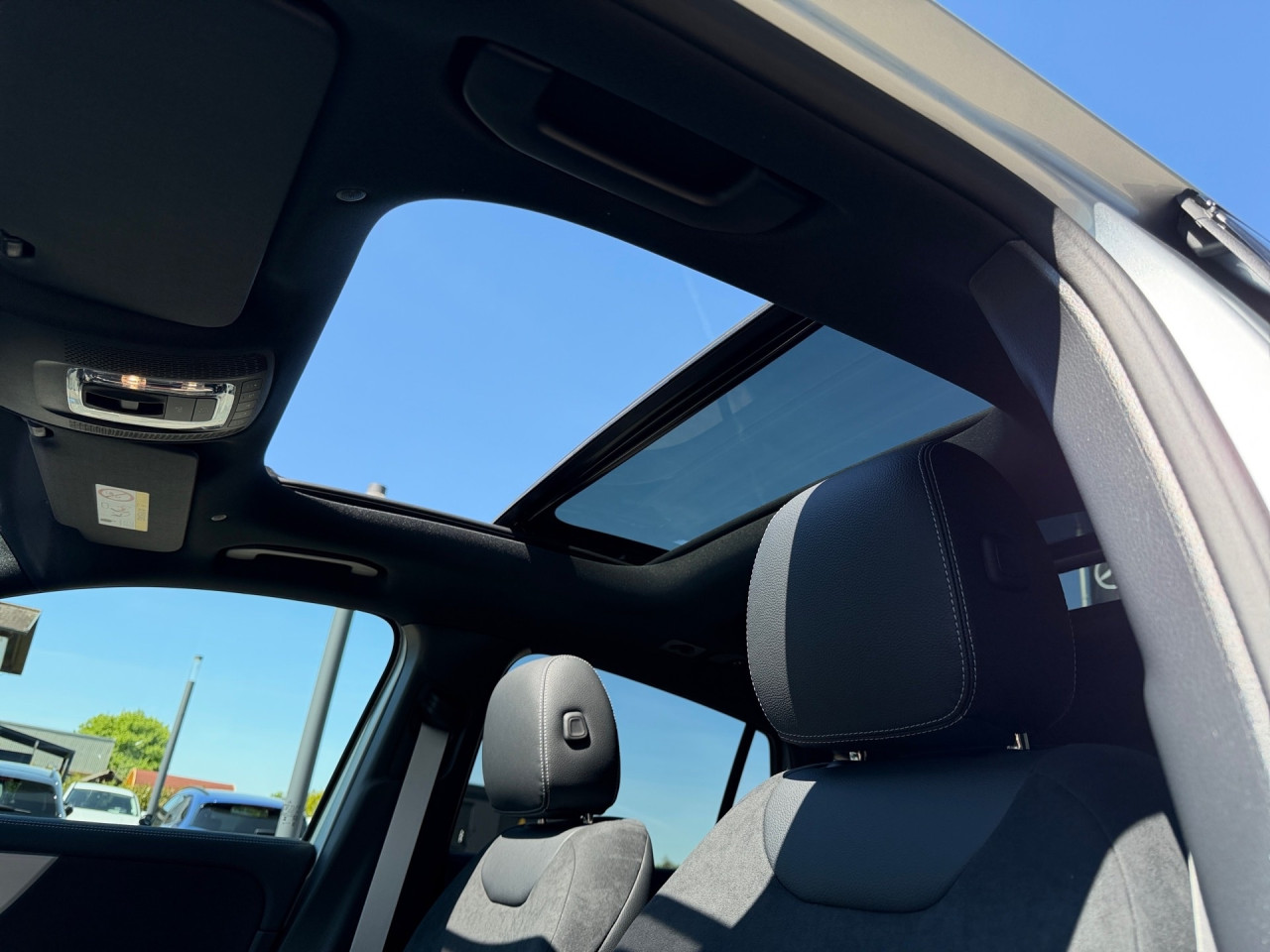 Getriebe: Automatikgetriebe 7G-DCT, 7 G&auml;ngeAusstattungslinie: AMG Line Exterieur: Advanced Plus,  AMG Line InterieurAusstattungspakete: AMG Sportpaket,  Komfort Paket: Sitzkomfort-Paket,  Night-Paket,  Licht- und Sichtpaket,  SpiegelpaketAssistenzsysteme: Fernlichtassistent,  Aktiver Park-Assistent inkl. PARKTRONIC,  Surround-Kamerasystem: Park-Paket mit 360&deg;-Kamera,  DISTRONIC,  Berganfahrhilfe,  Spracheingabesystem,  M&uuml;digkeitserkennung,  Aktiver Lenk-Assistent,  Fahrerassistenzpaket,  COLLISION PREVENTION ASSIST,  Verkehrszeichenerkennung m. Geschwindigkeitslimit-Assistent,  GespannstabilisierungLicht und Sicht: LED-Scheinwerfer,  Tagfahrlicht,  Regensensor,  Automatisch abblendender Innenspiegel,  W&auml;rmeschutzverglasung,  Ambientebeleuchtung mehrfarbig,  LichtsensorAudio &amp; Kommunikation: MBUX,  Navigationssystem,  Radio,  Digitaler Radioempfang DAB,  Soundsystem,  USB Anschluss,  Mercedes connect me,  Handyvorbereitung Bluetooth,  Android Auto u. Apple CarPlay,  Kabelloses Laden f&uuml;r Handys,  WLAN HotspotKomfort: Digitales Kombiinstrument,  Klimaautomatik,  Panorama-Schiebedach,  Lordosenst&uuml;tze Fahrer/Beifahrer,  Sitzheizung Fahrer/Beifahrer,  Sportsitze,  Armauflage hinten,  Direktlenkung,  Lenks&auml;ule verstellbar,  HANDS-FREE ACCESS,  Start-Stopp System,  Zentralver. mit Fernbedienung,  Fensterheber elektrisch,  EASY-PACK Heckklappe,  DYNAMIC SELECT,  Getr&auml;nkehalter vornInterieur: Sitze Kunstleder Ledernachbildung ARTICO / Mikrofaser MICROCUT schwarz,  Innenfarbe schwarz,  Multifunktions-Sport-/Lederlenkrad,  Bordcomputer,  Dekoreinlagen: H44 Zierelemente Aluminium mit L&auml;ngsschliff hell,  Lenkrad-SchaltwippenExterieur: Anh&auml;ngerkupplung schwenkbar,  Tieferlegung: Komfortfahrwerk mit Tieferlegung,  Touchscreen Bedienung,  Sportbremsanlage,  AMG Leichtmetallfelgen 19 Zoll,  Au&szlig;enspiegel elekt. anklappbar,  Dachreling: schwarz,  Reifenpannenset,  Notrufsystem,  StauassistentSicherheit: i-Size Kindersitzbefestigung,  Fu&szlig;g&auml;ngerschutzsystem,  Fahrer- /Beifahrerairbag,  Seitenairbag vorn und hinten,  Knieairbag Fahrer,  Traktionskontrolle,  Elektr. Stabilit&auml;tsprogramm ESP,  Reifendruckkontrolle,  Wegfahrsperre,  Au&szlig;entemperatur Anzeige,  Antiblockiersystem ABS,  Bremsverschlei&szlig;anzeige,  Proaktives Insassenschutzsystem,  Notbremsassistent,  Totwinkel-AssistentWeitere Ausstattung: 2S0 Digitales Extra: Individualisierungs-Paket,  859 CENTRAL MEDIA DISPLAY,  Special Edition,  567 Fondsitze l&auml;ngs verstellbar,  273 Ausstiegswarnfunktion,  Laderaum-Paket,  PXV Steuercode f&uuml;r WerkszuordnungSonstige Ma&szlig;e und Gewichte: Nutzlast: 500 kg,  zul&auml;ssiges Gesamtgewicht: 2.070 kg,  Radstand: 2.729 mm24 Monate Garantie ab Erstzulassung. Fahrzeug hat Haltedauer. Liefertermin in Abstimmung mit dem Verk&auml;ufer. Irrt&uuml;mer und &Auml;nderungen vorbehalten