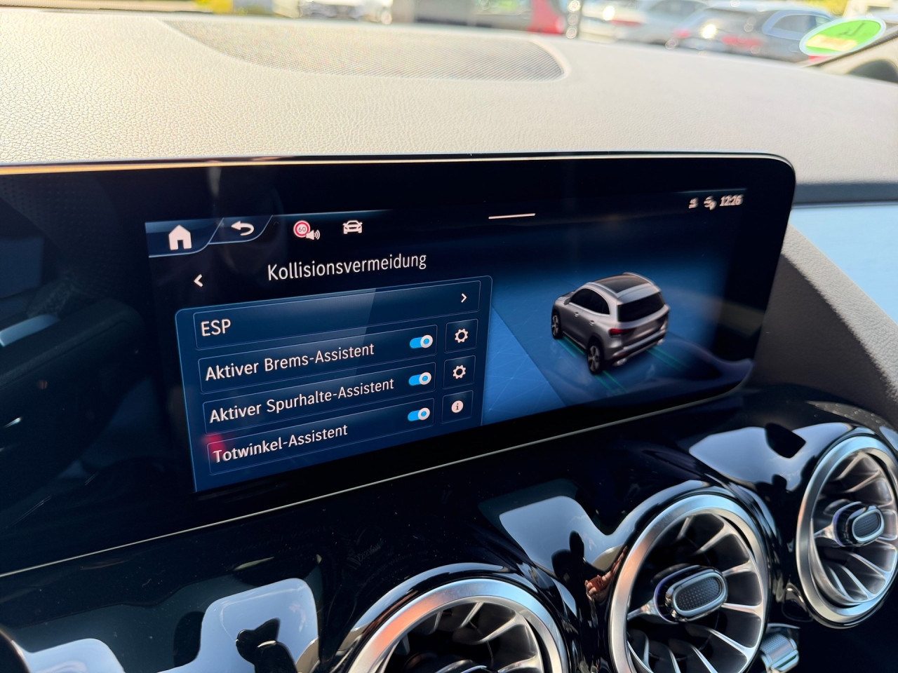Getriebe: Automatikgetriebe 7G-DCT, 7 G&auml;ngeAusstattungslinie: AMG Line Exterieur: Advanced Plus,  AMG Line InterieurAusstattungspakete: AMG Sportpaket,  Komfort Paket: Sitzkomfort-Paket,  Night-Paket,  Licht- und Sichtpaket,  SpiegelpaketAssistenzsysteme: Fernlichtassistent,  Aktiver Park-Assistent inkl. PARKTRONIC,  Surround-Kamerasystem: Park-Paket mit 360&deg;-Kamera,  DISTRONIC,  Berganfahrhilfe,  Spracheingabesystem,  M&uuml;digkeitserkennung,  Aktiver Lenk-Assistent,  Fahrerassistenzpaket,  COLLISION PREVENTION ASSIST,  Verkehrszeichenerkennung m. Geschwindigkeitslimit-Assistent,  GespannstabilisierungLicht und Sicht: LED-Scheinwerfer,  Tagfahrlicht,  Regensensor,  Automatisch abblendender Innenspiegel,  W&auml;rmeschutzverglasung,  Ambientebeleuchtung mehrfarbig,  LichtsensorAudio &amp; Kommunikation: MBUX,  Navigationssystem,  Radio,  Digitaler Radioempfang DAB,  Soundsystem,  USB Anschluss,  Mercedes connect me,  Handyvorbereitung Bluetooth,  Android Auto u. Apple CarPlay,  Kabelloses Laden f&uuml;r Handys,  WLAN HotspotKomfort: Digitales Kombiinstrument,  Klimaautomatik,  Panorama-Schiebedach,  Lordosenst&uuml;tze Fahrer/Beifahrer,  Sitzheizung Fahrer/Beifahrer,  Sportsitze,  Armauflage hinten,  Direktlenkung,  Lenks&auml;ule verstellbar,  HANDS-FREE ACCESS,  Start-Stopp System,  Zentralver. mit Fernbedienung,  Fensterheber elektrisch,  EASY-PACK Heckklappe,  DYNAMIC SELECT,  Getr&auml;nkehalter vornInterieur: Sitze Kunstleder Ledernachbildung ARTICO / Mikrofaser MICROCUT schwarz,  Innenfarbe schwarz,  Multifunktions-Sport-/Lederlenkrad,  Bordcomputer,  Dekoreinlagen: H44 Zierelemente Aluminium mit L&auml;ngsschliff hell,  Lenkrad-SchaltwippenExterieur: Anh&auml;ngerkupplung schwenkbar,  Tieferlegung: Komfortfahrwerk mit Tieferlegung,  Touchscreen Bedienung,  Sportbremsanlage,  AMG Leichtmetallfelgen 19 Zoll,  Au&szlig;enspiegel elekt. anklappbar,  Dachreling: schwarz,  Reifenpannenset,  Notrufsystem,  StauassistentSicherheit: i-Size Kindersitzbefestigung,  Fu&szlig;g&auml;ngerschutzsystem,  Fahrer- /Beifahrerairbag,  Seitenairbag vorn und hinten,  Knieairbag Fahrer,  Traktionskontrolle,  Elektr. Stabilit&auml;tsprogramm ESP,  Reifendruckkontrolle,  Wegfahrsperre,  Au&szlig;entemperatur Anzeige,  Antiblockiersystem ABS,  Bremsverschlei&szlig;anzeige,  Proaktives Insassenschutzsystem,  Notbremsassistent,  Totwinkel-AssistentWeitere Ausstattung: 2S0 Digitales Extra: Individualisierungs-Paket,  859 CENTRAL MEDIA DISPLAY,  Special Edition,  567 Fondsitze l&auml;ngs verstellbar,  273 Ausstiegswarnfunktion,  Laderaum-Paket,  PXV Steuercode f&uuml;r WerkszuordnungSonstige Ma&szlig;e und Gewichte: Nutzlast: 500 kg,  zul&auml;ssiges Gesamtgewicht: 2.070 kg,  Radstand: 2.729 mm24 Monate Garantie ab Erstzulassung. Fahrzeug hat Haltedauer. Liefertermin in Abstimmung mit dem Verk&auml;ufer. Irrt&uuml;mer und &Auml;nderungen vorbehalten