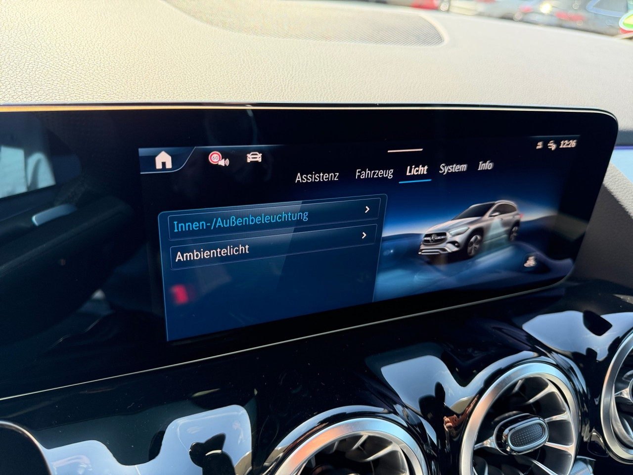 Getriebe: Automatikgetriebe 7G-DCT, 7 G&auml;ngeAusstattungslinie: AMG Line Exterieur: Advanced Plus,  AMG Line InterieurAusstattungspakete: AMG Sportpaket,  Komfort Paket: Sitzkomfort-Paket,  Night-Paket,  Licht- und Sichtpaket,  SpiegelpaketAssistenzsysteme: Fernlichtassistent,  Aktiver Park-Assistent inkl. PARKTRONIC,  Surround-Kamerasystem: Park-Paket mit 360&deg;-Kamera,  DISTRONIC,  Berganfahrhilfe,  Spracheingabesystem,  M&uuml;digkeitserkennung,  Aktiver Lenk-Assistent,  Fahrerassistenzpaket,  COLLISION PREVENTION ASSIST,  Verkehrszeichenerkennung m. Geschwindigkeitslimit-Assistent,  GespannstabilisierungLicht und Sicht: LED-Scheinwerfer,  Tagfahrlicht,  Regensensor,  Automatisch abblendender Innenspiegel,  W&auml;rmeschutzverglasung,  Ambientebeleuchtung mehrfarbig,  LichtsensorAudio &amp; Kommunikation: MBUX,  Navigationssystem,  Radio,  Digitaler Radioempfang DAB,  Soundsystem,  USB Anschluss,  Mercedes connect me,  Handyvorbereitung Bluetooth,  Android Auto u. Apple CarPlay,  Kabelloses Laden f&uuml;r Handys,  WLAN HotspotKomfort: Digitales Kombiinstrument,  Klimaautomatik,  Panorama-Schiebedach,  Lordosenst&uuml;tze Fahrer/Beifahrer,  Sitzheizung Fahrer/Beifahrer,  Sportsitze,  Armauflage hinten,  Direktlenkung,  Lenks&auml;ule verstellbar,  HANDS-FREE ACCESS,  Start-Stopp System,  Zentralver. mit Fernbedienung,  Fensterheber elektrisch,  EASY-PACK Heckklappe,  DYNAMIC SELECT,  Getr&auml;nkehalter vornInterieur: Sitze Kunstleder Ledernachbildung ARTICO / Mikrofaser MICROCUT schwarz,  Innenfarbe schwarz,  Multifunktions-Sport-/Lederlenkrad,  Bordcomputer,  Dekoreinlagen: H44 Zierelemente Aluminium mit L&auml;ngsschliff hell,  Lenkrad-SchaltwippenExterieur: Anh&auml;ngerkupplung schwenkbar,  Tieferlegung: Komfortfahrwerk mit Tieferlegung,  Touchscreen Bedienung,  Sportbremsanlage,  AMG Leichtmetallfelgen 19 Zoll,  Au&szlig;enspiegel elekt. anklappbar,  Dachreling: schwarz,  Reifenpannenset,  Notrufsystem,  StauassistentSicherheit: i-Size Kindersitzbefestigung,  Fu&szlig;g&auml;ngerschutzsystem,  Fahrer- /Beifahrerairbag,  Seitenairbag vorn und hinten,  Knieairbag Fahrer,  Traktionskontrolle,  Elektr. Stabilit&auml;tsprogramm ESP,  Reifendruckkontrolle,  Wegfahrsperre,  Au&szlig;entemperatur Anzeige,  Antiblockiersystem ABS,  Bremsverschlei&szlig;anzeige,  Proaktives Insassenschutzsystem,  Notbremsassistent,  Totwinkel-AssistentWeitere Ausstattung: 2S0 Digitales Extra: Individualisierungs-Paket,  859 CENTRAL MEDIA DISPLAY,  Special Edition,  567 Fondsitze l&auml;ngs verstellbar,  273 Ausstiegswarnfunktion,  Laderaum-Paket,  PXV Steuercode f&uuml;r WerkszuordnungSonstige Ma&szlig;e und Gewichte: Nutzlast: 500 kg,  zul&auml;ssiges Gesamtgewicht: 2.070 kg,  Radstand: 2.729 mm24 Monate Garantie ab Erstzulassung. Fahrzeug hat Haltedauer. Liefertermin in Abstimmung mit dem Verk&auml;ufer. Irrt&uuml;mer und &Auml;nderungen vorbehalten