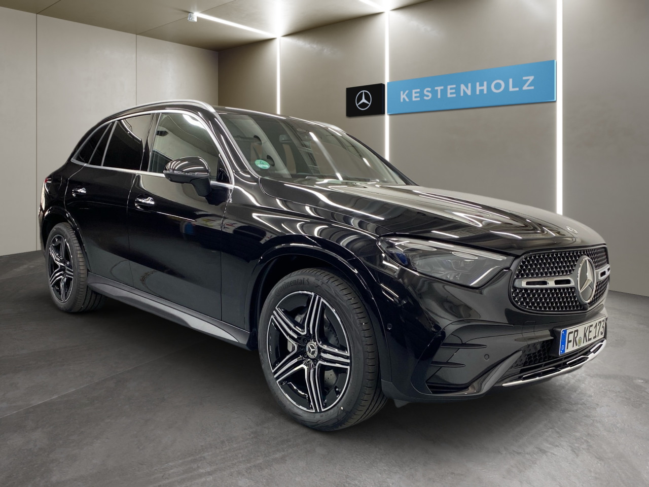 Getriebe: Automatikgetriebe 9 G-TRONIC, 9 G&auml;ngeAusstattungslinie: AMG Line Exterieur: Advanced Plus,  AMG Line InterieurAusstattungspakete: Winterpaket,  AMG Sportpaket,  Komfort Paket: Kofferraumkomfort-Paket, Komfort-Paket Plus mit Digitalem Extra,  Lichtpaket: Innenlichtpaket,  Ablagepaket,  Chrompaket,  SpiegelpaketAssistenzsysteme: Fernlichtassistent,  Aktiver Park-Assistent inkl. PARKTRONIC,  Surround-Kamerasystem: Park-Paket mit 360&deg;-Kamera,  DISTRONIC,  Berganfahrhilfe,  Spracheingabesystem,  M&uuml;digkeitserkennung,  Spurhalteassistent,  Bremsassistent,  COLLISION PREVENTION ASSIST,  ATTENTION ASSIST,  Verkehrszeichenerkennung,  GespannstabilisierungLicht und Sicht: Digital Light,  Tagfahrlicht,  Regensensor,  Automatisch abblendender Innenspiegel,  W&auml;rmeschutzverglasung,  Ambientebeleuchtung mehrfarbig,  LichtsensorAudio &amp; Kommunikation: MBUX,  Navigationssystem,  Radio,  Multi-Funktions-Display,  Digitaler Radioempfang DAB,  Soundsystem,  USB Anschluss,  Handyvorbereitung Bluetooth,  Android Auto u. Apple CarPlay,  Kabelloses Laden f&uuml;r Handys,  WLAN HotspotKomfort: Widescreen Cockpit,  Klimaautomatik,  Fahrer-/Beifahrersitz elektrisch,  Memoryfunktion Fahrersitz,  Lordosenst&uuml;tze Fahrer/Beifahrer,  Sitzheizung Fahrer/Beifahrer,  Sportsitze,  Armauflage Fahrer/Beifahrer,  Servolenkung,  Lenks&auml;ule verstellbar,  Keyless-Start,  Start-Stopp System,  Zentralver. mit Fernbedienung,  Fensterheber elektrisch,  EASY-PACK Heckklappe,  DYNAMIC SELECT,  Getr&auml;nkehalter vornInterieur: Sitze Kunstleder Ledernachbildung ARTICO / Mikrofaser MICROCUT schwarz,  Innenfarbe schwarz,  Multifunktions-Sport-/Lederlenkrad,  Lenkradheizung,  Bordcomputer,  R&uuml;cksitze klappbar,  Laderaumabdeckung: Easy Pack,  Dekoreinlagen: H64 Zierelemente Metallstruktur,  Lenkrad-SchaltwippenExterieur: AGILITY CONTROL Fahrwerk,  Anh&auml;ngerkupplung schwenkbar,  Touchscreen Bedienung,  AMG Leichtmetallfelgen 20 Zoll,  Au&szlig;enspiegel elekt. anklappbar,  Dachreling,  Reifenpannenset,  NotrufsystemAirbags: Mittelairbag vornSicherheit: i-Size Kindersitzbefestigung,  Fahrer- /Beifahrerairbag,  Seitenairbag vorn und hinten,  Knieairbag Fahrer,  Traktionskontrolle,  Elektr. Stabilit&auml;tsprogramm ESP,  Reifendruckkontrolle,  Wegfahrsperre,  Au&szlig;entemperatur Anzeige,  Antiblockiersystem ABS,  Bremsverschlei&szlig;anzeige,  Notbremsassistent,  Totwinkel-AssistentWeitere Ausstattung: PDB Advanced-Plus-Paket mit  Digitalen Extras,  321 Fingerabdrucksensor,  Memory-Paket,  DB7 Edition AMG-Line,  896 Digitales Extra: Vorr&uuml;stung f&uuml;r Digitalen Fahrzeugschl&uuml;ssel f&uuml;r Smartphone,  PVO Steuercode f&uuml;r Aktionierungssteuerung WLTPSonstige Ma&szlig;e und Gewichte: Nutzlast: 565 kg,  zul&auml;ssiges Gesamtgewicht: 2.550 kg,  Radstand: 2.888 mm24 Monate Garantie ab Erstzulassung. Fahrzeug hat Haltedauer. Liefertermin in Abstimmung mit dem Verk&auml;ufer. Irrt&uuml;mer und &Auml;nderungen vorbehalten