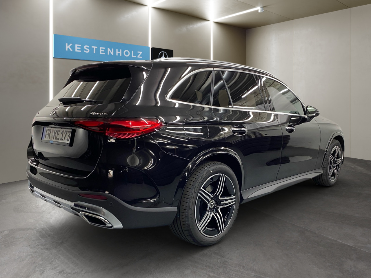 Getriebe: Automatikgetriebe 9 G-TRONIC, 9 G&auml;ngeAusstattungslinie: AMG Line Exterieur: Advanced Plus,  AMG Line InterieurAusstattungspakete: Winterpaket,  AMG Sportpaket,  Komfort Paket: Kofferraumkomfort-Paket, Komfort-Paket Plus mit Digitalem Extra,  Lichtpaket: Innenlichtpaket,  Ablagepaket,  Chrompaket,  SpiegelpaketAssistenzsysteme: Fernlichtassistent,  Aktiver Park-Assistent inkl. PARKTRONIC,  Surround-Kamerasystem: Park-Paket mit 360&deg;-Kamera,  DISTRONIC,  Berganfahrhilfe,  Spracheingabesystem,  M&uuml;digkeitserkennung,  Spurhalteassistent,  Bremsassistent,  COLLISION PREVENTION ASSIST,  ATTENTION ASSIST,  Verkehrszeichenerkennung,  GespannstabilisierungLicht und Sicht: Digital Light,  Tagfahrlicht,  Regensensor,  Automatisch abblendender Innenspiegel,  W&auml;rmeschutzverglasung,  Ambientebeleuchtung mehrfarbig,  LichtsensorAudio &amp; Kommunikation: MBUX,  Navigationssystem,  Radio,  Multi-Funktions-Display,  Digitaler Radioempfang DAB,  Soundsystem,  USB Anschluss,  Handyvorbereitung Bluetooth,  Android Auto u. Apple CarPlay,  Kabelloses Laden f&uuml;r Handys,  WLAN HotspotKomfort: Widescreen Cockpit,  Klimaautomatik,  Fahrer-/Beifahrersitz elektrisch,  Memoryfunktion Fahrersitz,  Lordosenst&uuml;tze Fahrer/Beifahrer,  Sitzheizung Fahrer/Beifahrer,  Sportsitze,  Armauflage Fahrer/Beifahrer,  Servolenkung,  Lenks&auml;ule verstellbar,  Keyless-Start,  Start-Stopp System,  Zentralver. mit Fernbedienung,  Fensterheber elektrisch,  EASY-PACK Heckklappe,  DYNAMIC SELECT,  Getr&auml;nkehalter vornInterieur: Sitze Kunstleder Ledernachbildung ARTICO / Mikrofaser MICROCUT schwarz,  Innenfarbe schwarz,  Multifunktions-Sport-/Lederlenkrad,  Lenkradheizung,  Bordcomputer,  R&uuml;cksitze klappbar,  Laderaumabdeckung: Easy Pack,  Dekoreinlagen: H64 Zierelemente Metallstruktur,  Lenkrad-SchaltwippenExterieur: AGILITY CONTROL Fahrwerk,  Anh&auml;ngerkupplung schwenkbar,  Touchscreen Bedienung,  AMG Leichtmetallfelgen 20 Zoll,  Au&szlig;enspiegel elekt. anklappbar,  Dachreling,  Reifenpannenset,  NotrufsystemAirbags: Mittelairbag vornSicherheit: i-Size Kindersitzbefestigung,  Fahrer- /Beifahrerairbag,  Seitenairbag vorn und hinten,  Knieairbag Fahrer,  Traktionskontrolle,  Elektr. Stabilit&auml;tsprogramm ESP,  Reifendruckkontrolle,  Wegfahrsperre,  Au&szlig;entemperatur Anzeige,  Antiblockiersystem ABS,  Bremsverschlei&szlig;anzeige,  Notbremsassistent,  Totwinkel-AssistentWeitere Ausstattung: PDB Advanced-Plus-Paket mit  Digitalen Extras,  321 Fingerabdrucksensor,  Memory-Paket,  DB7 Edition AMG-Line,  896 Digitales Extra: Vorr&uuml;stung f&uuml;r Digitalen Fahrzeugschl&uuml;ssel f&uuml;r Smartphone,  PVO Steuercode f&uuml;r Aktionierungssteuerung WLTPSonstige Ma&szlig;e und Gewichte: Nutzlast: 565 kg,  zul&auml;ssiges Gesamtgewicht: 2.550 kg,  Radstand: 2.888 mm24 Monate Garantie ab Erstzulassung. Fahrzeug hat Haltedauer. Liefertermin in Abstimmung mit dem Verk&auml;ufer. Irrt&uuml;mer und &Auml;nderungen vorbehalten