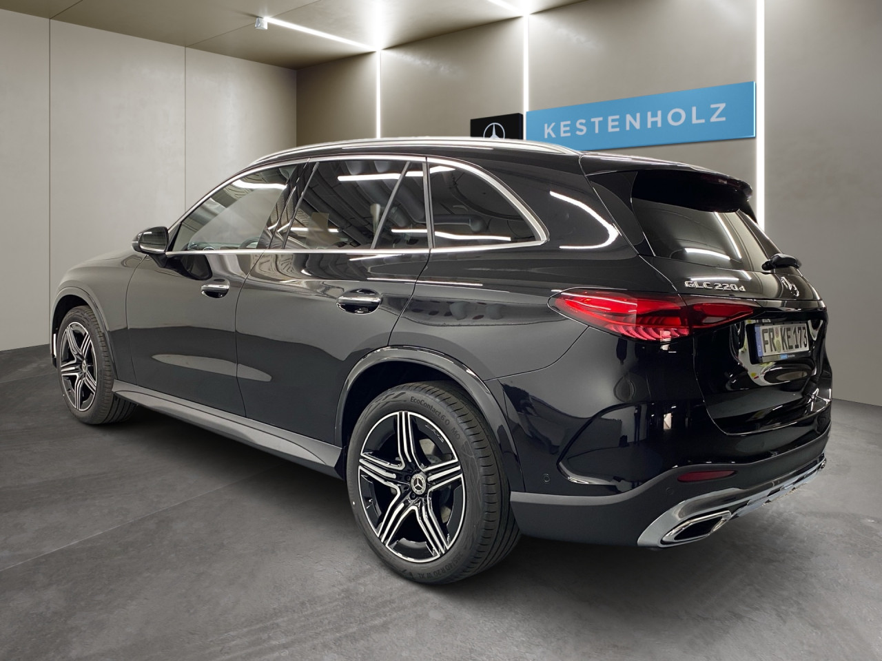 Getriebe: Automatikgetriebe 9 G-TRONIC, 9 G&auml;ngeAusstattungslinie: AMG Line Exterieur: Advanced Plus,  AMG Line InterieurAusstattungspakete: Winterpaket,  AMG Sportpaket,  Komfort Paket: Kofferraumkomfort-Paket, Komfort-Paket Plus mit Digitalem Extra,  Lichtpaket: Innenlichtpaket,  Ablagepaket,  Chrompaket,  SpiegelpaketAssistenzsysteme: Fernlichtassistent,  Aktiver Park-Assistent inkl. PARKTRONIC,  Surround-Kamerasystem: Park-Paket mit 360&deg;-Kamera,  DISTRONIC,  Berganfahrhilfe,  Spracheingabesystem,  M&uuml;digkeitserkennung,  Spurhalteassistent,  Bremsassistent,  COLLISION PREVENTION ASSIST,  ATTENTION ASSIST,  Verkehrszeichenerkennung,  GespannstabilisierungLicht und Sicht: Digital Light,  Tagfahrlicht,  Regensensor,  Automatisch abblendender Innenspiegel,  W&auml;rmeschutzverglasung,  Ambientebeleuchtung mehrfarbig,  LichtsensorAudio &amp; Kommunikation: MBUX,  Navigationssystem,  Radio,  Multi-Funktions-Display,  Digitaler Radioempfang DAB,  Soundsystem,  USB Anschluss,  Handyvorbereitung Bluetooth,  Android Auto u. Apple CarPlay,  Kabelloses Laden f&uuml;r Handys,  WLAN HotspotKomfort: Widescreen Cockpit,  Klimaautomatik,  Fahrer-/Beifahrersitz elektrisch,  Memoryfunktion Fahrersitz,  Lordosenst&uuml;tze Fahrer/Beifahrer,  Sitzheizung Fahrer/Beifahrer,  Sportsitze,  Armauflage Fahrer/Beifahrer,  Servolenkung,  Lenks&auml;ule verstellbar,  Keyless-Start,  Start-Stopp System,  Zentralver. mit Fernbedienung,  Fensterheber elektrisch,  EASY-PACK Heckklappe,  DYNAMIC SELECT,  Getr&auml;nkehalter vornInterieur: Sitze Kunstleder Ledernachbildung ARTICO / Mikrofaser MICROCUT schwarz,  Innenfarbe schwarz,  Multifunktions-Sport-/Lederlenkrad,  Lenkradheizung,  Bordcomputer,  R&uuml;cksitze klappbar,  Laderaumabdeckung: Easy Pack,  Dekoreinlagen: H64 Zierelemente Metallstruktur,  Lenkrad-SchaltwippenExterieur: AGILITY CONTROL Fahrwerk,  Anh&auml;ngerkupplung schwenkbar,  Touchscreen Bedienung,  AMG Leichtmetallfelgen 20 Zoll,  Au&szlig;enspiegel elekt. anklappbar,  Dachreling,  Reifenpannenset,  NotrufsystemAirbags: Mittelairbag vornSicherheit: i-Size Kindersitzbefestigung,  Fahrer- /Beifahrerairbag,  Seitenairbag vorn und hinten,  Knieairbag Fahrer,  Traktionskontrolle,  Elektr. Stabilit&auml;tsprogramm ESP,  Reifendruckkontrolle,  Wegfahrsperre,  Au&szlig;entemperatur Anzeige,  Antiblockiersystem ABS,  Bremsverschlei&szlig;anzeige,  Notbremsassistent,  Totwinkel-AssistentWeitere Ausstattung: PDB Advanced-Plus-Paket mit  Digitalen Extras,  321 Fingerabdrucksensor,  Memory-Paket,  DB7 Edition AMG-Line,  896 Digitales Extra: Vorr&uuml;stung f&uuml;r Digitalen Fahrzeugschl&uuml;ssel f&uuml;r Smartphone,  PVO Steuercode f&uuml;r Aktionierungssteuerung WLTPSonstige Ma&szlig;e und Gewichte: Nutzlast: 565 kg,  zul&auml;ssiges Gesamtgewicht: 2.550 kg,  Radstand: 2.888 mm24 Monate Garantie ab Erstzulassung. Fahrzeug hat Haltedauer. Liefertermin in Abstimmung mit dem Verk&auml;ufer. Irrt&uuml;mer und &Auml;nderungen vorbehalten