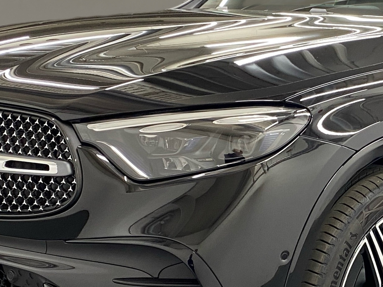 Getriebe: Automatikgetriebe 9 G-TRONIC, 9 G&auml;ngeAusstattungslinie: AMG Line Exterieur: Advanced Plus,  AMG Line InterieurAusstattungspakete: Winterpaket,  AMG Sportpaket,  Komfort Paket: Kofferraumkomfort-Paket, Komfort-Paket Plus mit Digitalem Extra,  Lichtpaket: Innenlichtpaket,  Ablagepaket,  Chrompaket,  SpiegelpaketAssistenzsysteme: Fernlichtassistent,  Aktiver Park-Assistent inkl. PARKTRONIC,  Surround-Kamerasystem: Park-Paket mit 360&deg;-Kamera,  DISTRONIC,  Berganfahrhilfe,  Spracheingabesystem,  M&uuml;digkeitserkennung,  Spurhalteassistent,  Bremsassistent,  COLLISION PREVENTION ASSIST,  ATTENTION ASSIST,  Verkehrszeichenerkennung,  GespannstabilisierungLicht und Sicht: Digital Light,  Tagfahrlicht,  Regensensor,  Automatisch abblendender Innenspiegel,  W&auml;rmeschutzverglasung,  Ambientebeleuchtung mehrfarbig,  LichtsensorAudio &amp; Kommunikation: MBUX,  Navigationssystem,  Radio,  Multi-Funktions-Display,  Digitaler Radioempfang DAB,  Soundsystem,  USB Anschluss,  Handyvorbereitung Bluetooth,  Android Auto u. Apple CarPlay,  Kabelloses Laden f&uuml;r Handys,  WLAN HotspotKomfort: Widescreen Cockpit,  Klimaautomatik,  Fahrer-/Beifahrersitz elektrisch,  Memoryfunktion Fahrersitz,  Lordosenst&uuml;tze Fahrer/Beifahrer,  Sitzheizung Fahrer/Beifahrer,  Sportsitze,  Armauflage Fahrer/Beifahrer,  Servolenkung,  Lenks&auml;ule verstellbar,  Keyless-Start,  Start-Stopp System,  Zentralver. mit Fernbedienung,  Fensterheber elektrisch,  EASY-PACK Heckklappe,  DYNAMIC SELECT,  Getr&auml;nkehalter vornInterieur: Sitze Kunstleder Ledernachbildung ARTICO / Mikrofaser MICROCUT schwarz,  Innenfarbe schwarz,  Multifunktions-Sport-/Lederlenkrad,  Lenkradheizung,  Bordcomputer,  R&uuml;cksitze klappbar,  Laderaumabdeckung: Easy Pack,  Dekoreinlagen: H64 Zierelemente Metallstruktur,  Lenkrad-SchaltwippenExterieur: AGILITY CONTROL Fahrwerk,  Anh&auml;ngerkupplung schwenkbar,  Touchscreen Bedienung,  AMG Leichtmetallfelgen 20 Zoll,  Au&szlig;enspiegel elekt. anklappbar,  Dachreling,  Reifenpannenset,  NotrufsystemAirbags: Mittelairbag vornSicherheit: i-Size Kindersitzbefestigung,  Fahrer- /Beifahrerairbag,  Seitenairbag vorn und hinten,  Knieairbag Fahrer,  Traktionskontrolle,  Elektr. Stabilit&auml;tsprogramm ESP,  Reifendruckkontrolle,  Wegfahrsperre,  Au&szlig;entemperatur Anzeige,  Antiblockiersystem ABS,  Bremsverschlei&szlig;anzeige,  Notbremsassistent,  Totwinkel-AssistentWeitere Ausstattung: PDB Advanced-Plus-Paket mit  Digitalen Extras,  321 Fingerabdrucksensor,  Memory-Paket,  DB7 Edition AMG-Line,  896 Digitales Extra: Vorr&uuml;stung f&uuml;r Digitalen Fahrzeugschl&uuml;ssel f&uuml;r Smartphone,  PVO Steuercode f&uuml;r Aktionierungssteuerung WLTPSonstige Ma&szlig;e und Gewichte: Nutzlast: 565 kg,  zul&auml;ssiges Gesamtgewicht: 2.550 kg,  Radstand: 2.888 mm24 Monate Garantie ab Erstzulassung. Fahrzeug hat Haltedauer. Liefertermin in Abstimmung mit dem Verk&auml;ufer. Irrt&uuml;mer und &Auml;nderungen vorbehalten