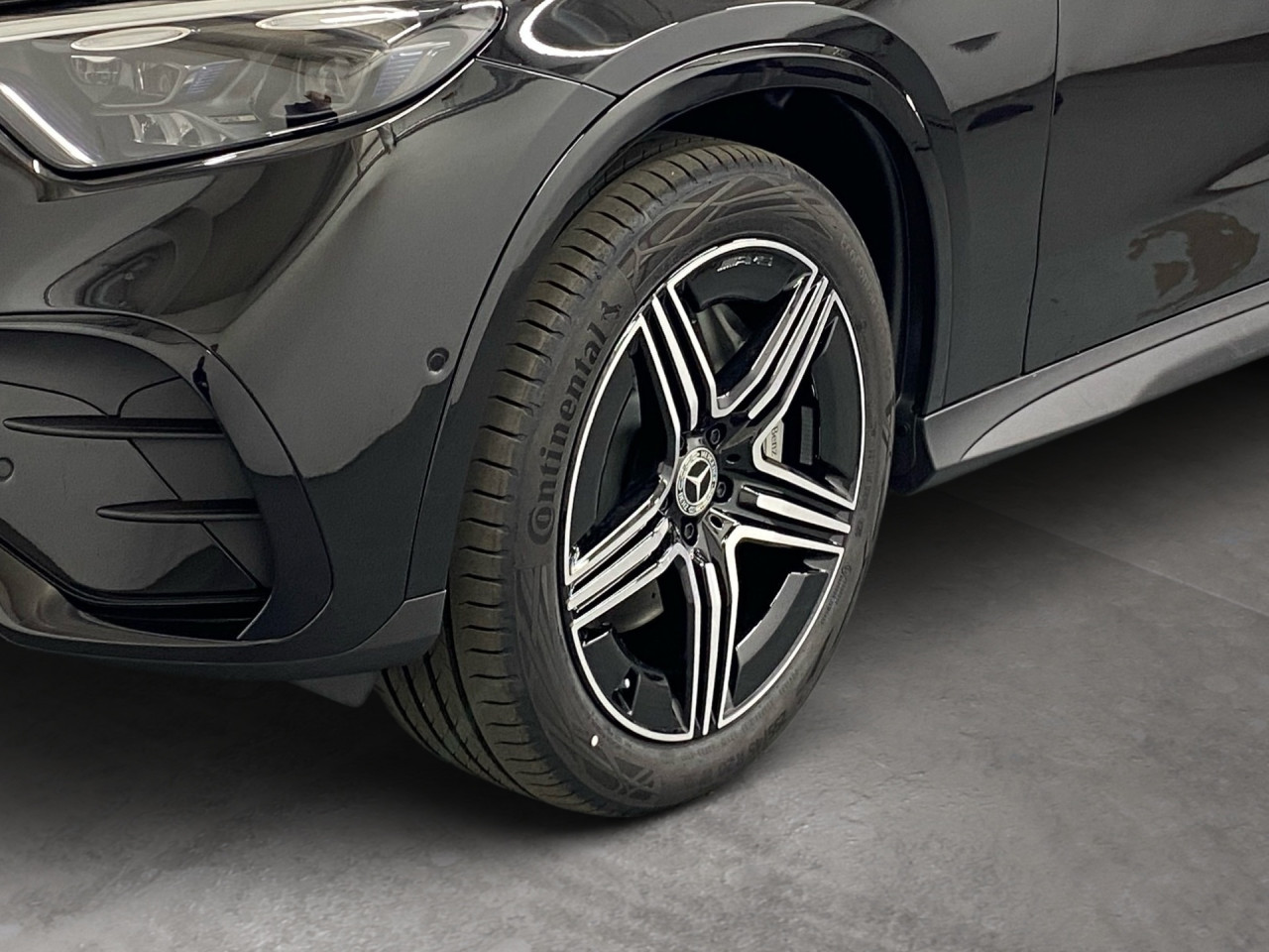 Getriebe: Automatikgetriebe 9 G-TRONIC, 9 G&auml;ngeAusstattungslinie: AMG Line Exterieur: Advanced Plus,  AMG Line InterieurAusstattungspakete: Winterpaket,  AMG Sportpaket,  Komfort Paket: Kofferraumkomfort-Paket, Komfort-Paket Plus mit Digitalem Extra,  Lichtpaket: Innenlichtpaket,  Ablagepaket,  Chrompaket,  SpiegelpaketAssistenzsysteme: Fernlichtassistent,  Aktiver Park-Assistent inkl. PARKTRONIC,  Surround-Kamerasystem: Park-Paket mit 360&deg;-Kamera,  DISTRONIC,  Berganfahrhilfe,  Spracheingabesystem,  M&uuml;digkeitserkennung,  Spurhalteassistent,  Bremsassistent,  COLLISION PREVENTION ASSIST,  ATTENTION ASSIST,  Verkehrszeichenerkennung,  GespannstabilisierungLicht und Sicht: Digital Light,  Tagfahrlicht,  Regensensor,  Automatisch abblendender Innenspiegel,  W&auml;rmeschutzverglasung,  Ambientebeleuchtung mehrfarbig,  LichtsensorAudio &amp; Kommunikation: MBUX,  Navigationssystem,  Radio,  Multi-Funktions-Display,  Digitaler Radioempfang DAB,  Soundsystem,  USB Anschluss,  Handyvorbereitung Bluetooth,  Android Auto u. Apple CarPlay,  Kabelloses Laden f&uuml;r Handys,  WLAN HotspotKomfort: Widescreen Cockpit,  Klimaautomatik,  Fahrer-/Beifahrersitz elektrisch,  Memoryfunktion Fahrersitz,  Lordosenst&uuml;tze Fahrer/Beifahrer,  Sitzheizung Fahrer/Beifahrer,  Sportsitze,  Armauflage Fahrer/Beifahrer,  Servolenkung,  Lenks&auml;ule verstellbar,  Keyless-Start,  Start-Stopp System,  Zentralver. mit Fernbedienung,  Fensterheber elektrisch,  EASY-PACK Heckklappe,  DYNAMIC SELECT,  Getr&auml;nkehalter vornInterieur: Sitze Kunstleder Ledernachbildung ARTICO / Mikrofaser MICROCUT schwarz,  Innenfarbe schwarz,  Multifunktions-Sport-/Lederlenkrad,  Lenkradheizung,  Bordcomputer,  R&uuml;cksitze klappbar,  Laderaumabdeckung: Easy Pack,  Dekoreinlagen: H64 Zierelemente Metallstruktur,  Lenkrad-SchaltwippenExterieur: AGILITY CONTROL Fahrwerk,  Anh&auml;ngerkupplung schwenkbar,  Touchscreen Bedienung,  AMG Leichtmetallfelgen 20 Zoll,  Au&szlig;enspiegel elekt. anklappbar,  Dachreling,  Reifenpannenset,  NotrufsystemAirbags: Mittelairbag vornSicherheit: i-Size Kindersitzbefestigung,  Fahrer- /Beifahrerairbag,  Seitenairbag vorn und hinten,  Knieairbag Fahrer,  Traktionskontrolle,  Elektr. Stabilit&auml;tsprogramm ESP,  Reifendruckkontrolle,  Wegfahrsperre,  Au&szlig;entemperatur Anzeige,  Antiblockiersystem ABS,  Bremsverschlei&szlig;anzeige,  Notbremsassistent,  Totwinkel-AssistentWeitere Ausstattung: PDB Advanced-Plus-Paket mit  Digitalen Extras,  321 Fingerabdrucksensor,  Memory-Paket,  DB7 Edition AMG-Line,  896 Digitales Extra: Vorr&uuml;stung f&uuml;r Digitalen Fahrzeugschl&uuml;ssel f&uuml;r Smartphone,  PVO Steuercode f&uuml;r Aktionierungssteuerung WLTPSonstige Ma&szlig;e und Gewichte: Nutzlast: 565 kg,  zul&auml;ssiges Gesamtgewicht: 2.550 kg,  Radstand: 2.888 mm24 Monate Garantie ab Erstzulassung. Fahrzeug hat Haltedauer. Liefertermin in Abstimmung mit dem Verk&auml;ufer. Irrt&uuml;mer und &Auml;nderungen vorbehalten