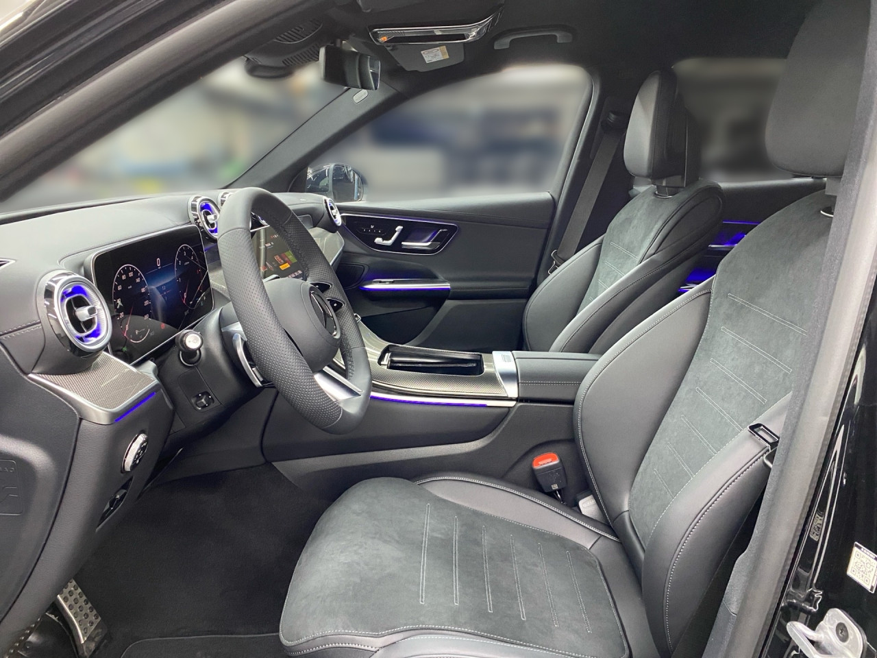 Getriebe: Automatikgetriebe 9 G-TRONIC, 9 G&auml;ngeAusstattungslinie: AMG Line Exterieur: Advanced Plus,  AMG Line InterieurAusstattungspakete: Winterpaket,  AMG Sportpaket,  Komfort Paket: Kofferraumkomfort-Paket, Komfort-Paket Plus mit Digitalem Extra,  Lichtpaket: Innenlichtpaket,  Ablagepaket,  Chrompaket,  SpiegelpaketAssistenzsysteme: Fernlichtassistent,  Aktiver Park-Assistent inkl. PARKTRONIC,  Surround-Kamerasystem: Park-Paket mit 360&deg;-Kamera,  DISTRONIC,  Berganfahrhilfe,  Spracheingabesystem,  M&uuml;digkeitserkennung,  Spurhalteassistent,  Bremsassistent,  COLLISION PREVENTION ASSIST,  ATTENTION ASSIST,  Verkehrszeichenerkennung,  GespannstabilisierungLicht und Sicht: Digital Light,  Tagfahrlicht,  Regensensor,  Automatisch abblendender Innenspiegel,  W&auml;rmeschutzverglasung,  Ambientebeleuchtung mehrfarbig,  LichtsensorAudio &amp; Kommunikation: MBUX,  Navigationssystem,  Radio,  Multi-Funktions-Display,  Digitaler Radioempfang DAB,  Soundsystem,  USB Anschluss,  Handyvorbereitung Bluetooth,  Android Auto u. Apple CarPlay,  Kabelloses Laden f&uuml;r Handys,  WLAN HotspotKomfort: Widescreen Cockpit,  Klimaautomatik,  Fahrer-/Beifahrersitz elektrisch,  Memoryfunktion Fahrersitz,  Lordosenst&uuml;tze Fahrer/Beifahrer,  Sitzheizung Fahrer/Beifahrer,  Sportsitze,  Armauflage Fahrer/Beifahrer,  Servolenkung,  Lenks&auml;ule verstellbar,  Keyless-Start,  Start-Stopp System,  Zentralver. mit Fernbedienung,  Fensterheber elektrisch,  EASY-PACK Heckklappe,  DYNAMIC SELECT,  Getr&auml;nkehalter vornInterieur: Sitze Kunstleder Ledernachbildung ARTICO / Mikrofaser MICROCUT schwarz,  Innenfarbe schwarz,  Multifunktions-Sport-/Lederlenkrad,  Lenkradheizung,  Bordcomputer,  R&uuml;cksitze klappbar,  Laderaumabdeckung: Easy Pack,  Dekoreinlagen: H64 Zierelemente Metallstruktur,  Lenkrad-SchaltwippenExterieur: AGILITY CONTROL Fahrwerk,  Anh&auml;ngerkupplung schwenkbar,  Touchscreen Bedienung,  AMG Leichtmetallfelgen 20 Zoll,  Au&szlig;enspiegel elekt. anklappbar,  Dachreling,  Reifenpannenset,  NotrufsystemAirbags: Mittelairbag vornSicherheit: i-Size Kindersitzbefestigung,  Fahrer- /Beifahrerairbag,  Seitenairbag vorn und hinten,  Knieairbag Fahrer,  Traktionskontrolle,  Elektr. Stabilit&auml;tsprogramm ESP,  Reifendruckkontrolle,  Wegfahrsperre,  Au&szlig;entemperatur Anzeige,  Antiblockiersystem ABS,  Bremsverschlei&szlig;anzeige,  Notbremsassistent,  Totwinkel-AssistentWeitere Ausstattung: PDB Advanced-Plus-Paket mit  Digitalen Extras,  321 Fingerabdrucksensor,  Memory-Paket,  DB7 Edition AMG-Line,  896 Digitales Extra: Vorr&uuml;stung f&uuml;r Digitalen Fahrzeugschl&uuml;ssel f&uuml;r Smartphone,  PVO Steuercode f&uuml;r Aktionierungssteuerung WLTPSonstige Ma&szlig;e und Gewichte: Nutzlast: 565 kg,  zul&auml;ssiges Gesamtgewicht: 2.550 kg,  Radstand: 2.888 mm24 Monate Garantie ab Erstzulassung. Fahrzeug hat Haltedauer. Liefertermin in Abstimmung mit dem Verk&auml;ufer. Irrt&uuml;mer und &Auml;nderungen vorbehalten