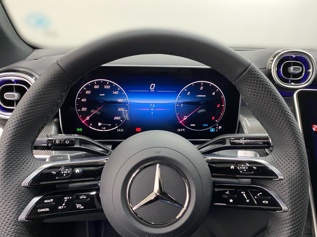 Getriebe: Automatikgetriebe 9 G-TRONIC, 9 G&auml;ngeAusstattungslinie: AMG Line Exterieur: Advanced Plus,  AMG Line InterieurAusstattungspakete: Winterpaket,  AMG Sportpaket,  Komfort Paket: Kofferraumkomfort-Paket, Komfort-Paket Plus mit Digitalem Extra,  Lichtpaket: Innenlichtpaket,  Ablagepaket,  Chrompaket,  SpiegelpaketAssistenzsysteme: Fernlichtassistent,  Aktiver Park-Assistent inkl. PARKTRONIC,  Surround-Kamerasystem: Park-Paket mit 360&deg;-Kamera,  DISTRONIC,  Berganfahrhilfe,  Spracheingabesystem,  M&uuml;digkeitserkennung,  Spurhalteassistent,  Bremsassistent,  COLLISION PREVENTION ASSIST,  ATTENTION ASSIST,  Verkehrszeichenerkennung,  GespannstabilisierungLicht und Sicht: Digital Light,  Tagfahrlicht,  Regensensor,  Automatisch abblendender Innenspiegel,  W&auml;rmeschutzverglasung,  Ambientebeleuchtung mehrfarbig,  LichtsensorAudio &amp; Kommunikation: MBUX,  Navigationssystem,  Radio,  Multi-Funktions-Display,  Digitaler Radioempfang DAB,  Soundsystem,  USB Anschluss,  Handyvorbereitung Bluetooth,  Android Auto u. Apple CarPlay,  Kabelloses Laden f&uuml;r Handys,  WLAN HotspotKomfort: Widescreen Cockpit,  Klimaautomatik,  Fahrer-/Beifahrersitz elektrisch,  Memoryfunktion Fahrersitz,  Lordosenst&uuml;tze Fahrer/Beifahrer,  Sitzheizung Fahrer/Beifahrer,  Sportsitze,  Armauflage Fahrer/Beifahrer,  Servolenkung,  Lenks&auml;ule verstellbar,  Keyless-Start,  Start-Stopp System,  Zentralver. mit Fernbedienung,  Fensterheber elektrisch,  EASY-PACK Heckklappe,  DYNAMIC SELECT,  Getr&auml;nkehalter vornInterieur: Sitze Kunstleder Ledernachbildung ARTICO / Mikrofaser MICROCUT schwarz,  Innenfarbe schwarz,  Multifunktions-Sport-/Lederlenkrad,  Lenkradheizung,  Bordcomputer,  R&uuml;cksitze klappbar,  Laderaumabdeckung: Easy Pack,  Dekoreinlagen: H64 Zierelemente Metallstruktur,  Lenkrad-SchaltwippenExterieur: AGILITY CONTROL Fahrwerk,  Anh&auml;ngerkupplung schwenkbar,  Touchscreen Bedienung,  AMG Leichtmetallfelgen 20 Zoll,  Au&szlig;enspiegel elekt. anklappbar,  Dachreling,  Reifenpannenset,  NotrufsystemAirbags: Mittelairbag vornSicherheit: i-Size Kindersitzbefestigung,  Fahrer- /Beifahrerairbag,  Seitenairbag vorn und hinten,  Knieairbag Fahrer,  Traktionskontrolle,  Elektr. Stabilit&auml;tsprogramm ESP,  Reifendruckkontrolle,  Wegfahrsperre,  Au&szlig;entemperatur Anzeige,  Antiblockiersystem ABS,  Bremsverschlei&szlig;anzeige,  Notbremsassistent,  Totwinkel-AssistentWeitere Ausstattung: PDB Advanced-Plus-Paket mit  Digitalen Extras,  321 Fingerabdrucksensor,  Memory-Paket,  DB7 Edition AMG-Line,  896 Digitales Extra: Vorr&uuml;stung f&uuml;r Digitalen Fahrzeugschl&uuml;ssel f&uuml;r Smartphone,  PVO Steuercode f&uuml;r Aktionierungssteuerung WLTPSonstige Ma&szlig;e und Gewichte: Nutzlast: 565 kg,  zul&auml;ssiges Gesamtgewicht: 2.550 kg,  Radstand: 2.888 mm24 Monate Garantie ab Erstzulassung. Fahrzeug hat Haltedauer. Liefertermin in Abstimmung mit dem Verk&auml;ufer. Irrt&uuml;mer und &Auml;nderungen vorbehalten