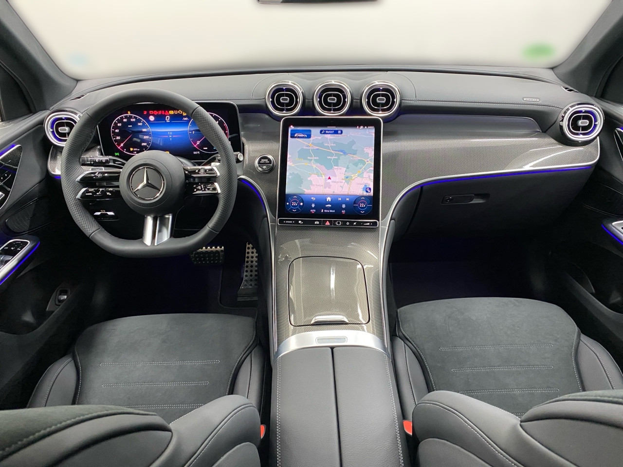 Getriebe: Automatikgetriebe 9 G-TRONIC, 9 G&auml;ngeAusstattungslinie: AMG Line Exterieur: Advanced Plus,  AMG Line InterieurAusstattungspakete: Winterpaket,  AMG Sportpaket,  Komfort Paket: Kofferraumkomfort-Paket, Komfort-Paket Plus mit Digitalem Extra,  Lichtpaket: Innenlichtpaket,  Ablagepaket,  Chrompaket,  SpiegelpaketAssistenzsysteme: Fernlichtassistent,  Aktiver Park-Assistent inkl. PARKTRONIC,  Surround-Kamerasystem: Park-Paket mit 360&deg;-Kamera,  DISTRONIC,  Berganfahrhilfe,  Spracheingabesystem,  M&uuml;digkeitserkennung,  Spurhalteassistent,  Bremsassistent,  COLLISION PREVENTION ASSIST,  ATTENTION ASSIST,  Verkehrszeichenerkennung,  GespannstabilisierungLicht und Sicht: Digital Light,  Tagfahrlicht,  Regensensor,  Automatisch abblendender Innenspiegel,  W&auml;rmeschutzverglasung,  Ambientebeleuchtung mehrfarbig,  LichtsensorAudio &amp; Kommunikation: MBUX,  Navigationssystem,  Radio,  Multi-Funktions-Display,  Digitaler Radioempfang DAB,  Soundsystem,  USB Anschluss,  Handyvorbereitung Bluetooth,  Android Auto u. Apple CarPlay,  Kabelloses Laden f&uuml;r Handys,  WLAN HotspotKomfort: Widescreen Cockpit,  Klimaautomatik,  Fahrer-/Beifahrersitz elektrisch,  Memoryfunktion Fahrersitz,  Lordosenst&uuml;tze Fahrer/Beifahrer,  Sitzheizung Fahrer/Beifahrer,  Sportsitze,  Armauflage Fahrer/Beifahrer,  Servolenkung,  Lenks&auml;ule verstellbar,  Keyless-Start,  Start-Stopp System,  Zentralver. mit Fernbedienung,  Fensterheber elektrisch,  EASY-PACK Heckklappe,  DYNAMIC SELECT,  Getr&auml;nkehalter vornInterieur: Sitze Kunstleder Ledernachbildung ARTICO / Mikrofaser MICROCUT schwarz,  Innenfarbe schwarz,  Multifunktions-Sport-/Lederlenkrad,  Lenkradheizung,  Bordcomputer,  R&uuml;cksitze klappbar,  Laderaumabdeckung: Easy Pack,  Dekoreinlagen: H64 Zierelemente Metallstruktur,  Lenkrad-SchaltwippenExterieur: AGILITY CONTROL Fahrwerk,  Anh&auml;ngerkupplung schwenkbar,  Touchscreen Bedienung,  AMG Leichtmetallfelgen 20 Zoll,  Au&szlig;enspiegel elekt. anklappbar,  Dachreling,  Reifenpannenset,  NotrufsystemAirbags: Mittelairbag vornSicherheit: i-Size Kindersitzbefestigung,  Fahrer- /Beifahrerairbag,  Seitenairbag vorn und hinten,  Knieairbag Fahrer,  Traktionskontrolle,  Elektr. Stabilit&auml;tsprogramm ESP,  Reifendruckkontrolle,  Wegfahrsperre,  Au&szlig;entemperatur Anzeige,  Antiblockiersystem ABS,  Bremsverschlei&szlig;anzeige,  Notbremsassistent,  Totwinkel-AssistentWeitere Ausstattung: PDB Advanced-Plus-Paket mit  Digitalen Extras,  321 Fingerabdrucksensor,  Memory-Paket,  DB7 Edition AMG-Line,  896 Digitales Extra: Vorr&uuml;stung f&uuml;r Digitalen Fahrzeugschl&uuml;ssel f&uuml;r Smartphone,  PVO Steuercode f&uuml;r Aktionierungssteuerung WLTPSonstige Ma&szlig;e und Gewichte: Nutzlast: 565 kg,  zul&auml;ssiges Gesamtgewicht: 2.550 kg,  Radstand: 2.888 mm24 Monate Garantie ab Erstzulassung. Fahrzeug hat Haltedauer. Liefertermin in Abstimmung mit dem Verk&auml;ufer. Irrt&uuml;mer und &Auml;nderungen vorbehalten