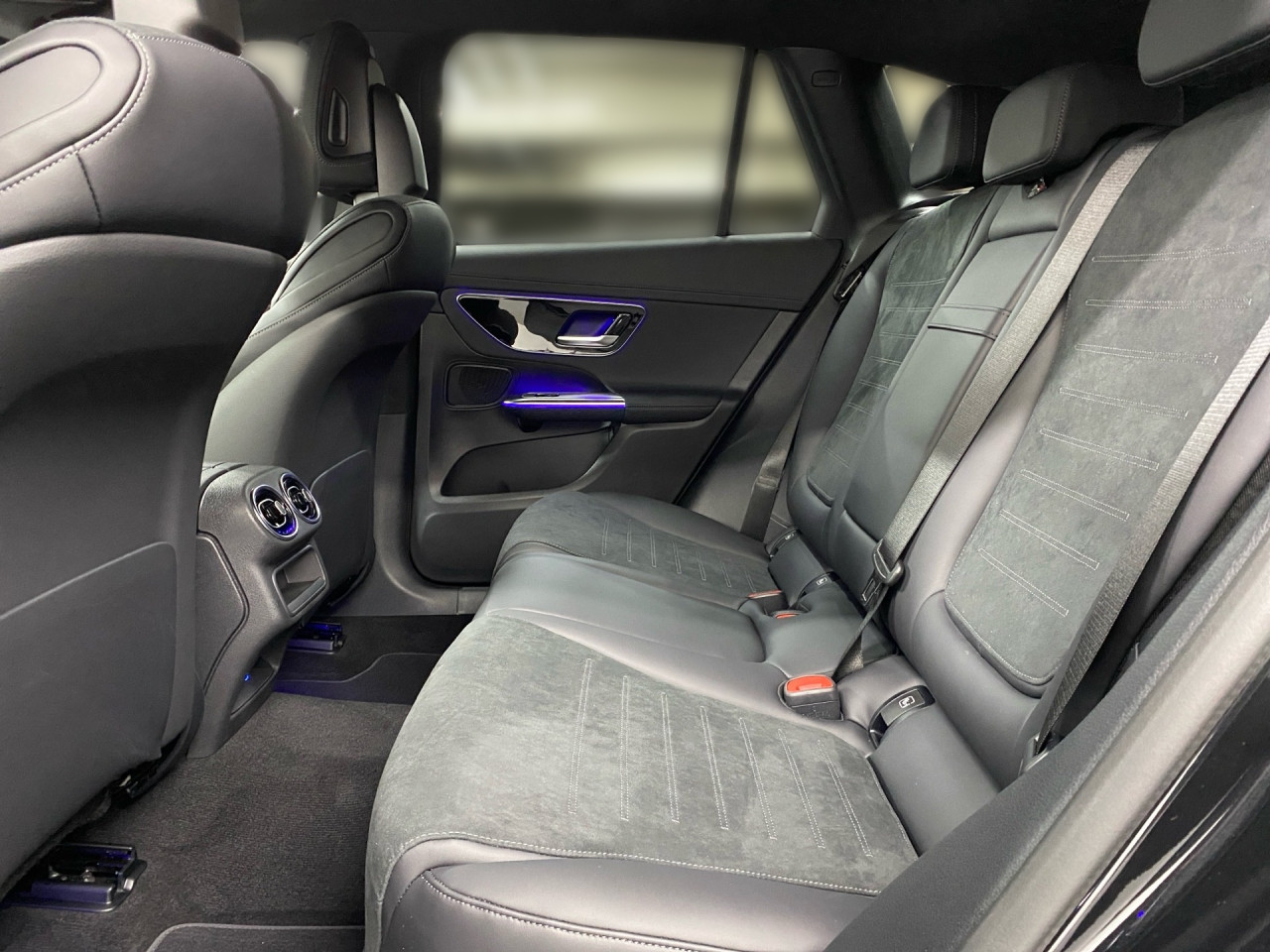 Getriebe: Automatikgetriebe 9 G-TRONIC, 9 G&auml;ngeAusstattungslinie: AMG Line Exterieur: Advanced Plus,  AMG Line InterieurAusstattungspakete: Winterpaket,  AMG Sportpaket,  Komfort Paket: Kofferraumkomfort-Paket, Komfort-Paket Plus mit Digitalem Extra,  Lichtpaket: Innenlichtpaket,  Ablagepaket,  Chrompaket,  SpiegelpaketAssistenzsysteme: Fernlichtassistent,  Aktiver Park-Assistent inkl. PARKTRONIC,  Surround-Kamerasystem: Park-Paket mit 360&deg;-Kamera,  DISTRONIC,  Berganfahrhilfe,  Spracheingabesystem,  M&uuml;digkeitserkennung,  Spurhalteassistent,  Bremsassistent,  COLLISION PREVENTION ASSIST,  ATTENTION ASSIST,  Verkehrszeichenerkennung,  GespannstabilisierungLicht und Sicht: Digital Light,  Tagfahrlicht,  Regensensor,  Automatisch abblendender Innenspiegel,  W&auml;rmeschutzverglasung,  Ambientebeleuchtung mehrfarbig,  LichtsensorAudio &amp; Kommunikation: MBUX,  Navigationssystem,  Radio,  Multi-Funktions-Display,  Digitaler Radioempfang DAB,  Soundsystem,  USB Anschluss,  Handyvorbereitung Bluetooth,  Android Auto u. Apple CarPlay,  Kabelloses Laden f&uuml;r Handys,  WLAN HotspotKomfort: Widescreen Cockpit,  Klimaautomatik,  Fahrer-/Beifahrersitz elektrisch,  Memoryfunktion Fahrersitz,  Lordosenst&uuml;tze Fahrer/Beifahrer,  Sitzheizung Fahrer/Beifahrer,  Sportsitze,  Armauflage Fahrer/Beifahrer,  Servolenkung,  Lenks&auml;ule verstellbar,  Keyless-Start,  Start-Stopp System,  Zentralver. mit Fernbedienung,  Fensterheber elektrisch,  EASY-PACK Heckklappe,  DYNAMIC SELECT,  Getr&auml;nkehalter vornInterieur: Sitze Kunstleder Ledernachbildung ARTICO / Mikrofaser MICROCUT schwarz,  Innenfarbe schwarz,  Multifunktions-Sport-/Lederlenkrad,  Lenkradheizung,  Bordcomputer,  R&uuml;cksitze klappbar,  Laderaumabdeckung: Easy Pack,  Dekoreinlagen: H64 Zierelemente Metallstruktur,  Lenkrad-SchaltwippenExterieur: AGILITY CONTROL Fahrwerk,  Anh&auml;ngerkupplung schwenkbar,  Touchscreen Bedienung,  AMG Leichtmetallfelgen 20 Zoll,  Au&szlig;enspiegel elekt. anklappbar,  Dachreling,  Reifenpannenset,  NotrufsystemAirbags: Mittelairbag vornSicherheit: i-Size Kindersitzbefestigung,  Fahrer- /Beifahrerairbag,  Seitenairbag vorn und hinten,  Knieairbag Fahrer,  Traktionskontrolle,  Elektr. Stabilit&auml;tsprogramm ESP,  Reifendruckkontrolle,  Wegfahrsperre,  Au&szlig;entemperatur Anzeige,  Antiblockiersystem ABS,  Bremsverschlei&szlig;anzeige,  Notbremsassistent,  Totwinkel-AssistentWeitere Ausstattung: PDB Advanced-Plus-Paket mit  Digitalen Extras,  321 Fingerabdrucksensor,  Memory-Paket,  DB7 Edition AMG-Line,  896 Digitales Extra: Vorr&uuml;stung f&uuml;r Digitalen Fahrzeugschl&uuml;ssel f&uuml;r Smartphone,  PVO Steuercode f&uuml;r Aktionierungssteuerung WLTPSonstige Ma&szlig;e und Gewichte: Nutzlast: 565 kg,  zul&auml;ssiges Gesamtgewicht: 2.550 kg,  Radstand: 2.888 mm24 Monate Garantie ab Erstzulassung. Fahrzeug hat Haltedauer. Liefertermin in Abstimmung mit dem Verk&auml;ufer. Irrt&uuml;mer und &Auml;nderungen vorbehalten