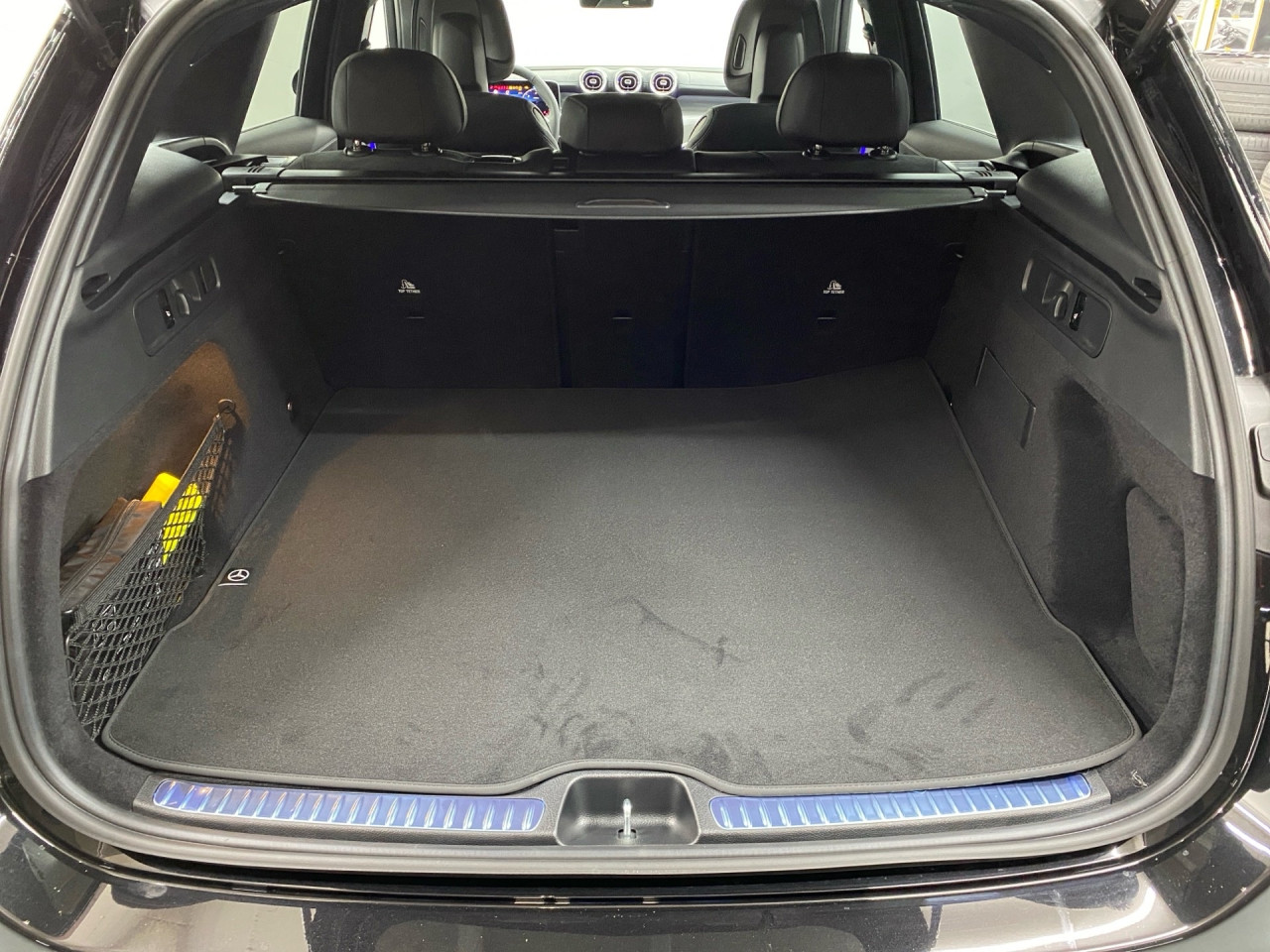 Getriebe: Automatikgetriebe 9 G-TRONIC, 9 G&auml;ngeAusstattungslinie: AMG Line Exterieur: Advanced Plus,  AMG Line InterieurAusstattungspakete: Winterpaket,  AMG Sportpaket,  Komfort Paket: Kofferraumkomfort-Paket, Komfort-Paket Plus mit Digitalem Extra,  Lichtpaket: Innenlichtpaket,  Ablagepaket,  Chrompaket,  SpiegelpaketAssistenzsysteme: Fernlichtassistent,  Aktiver Park-Assistent inkl. PARKTRONIC,  Surround-Kamerasystem: Park-Paket mit 360&deg;-Kamera,  DISTRONIC,  Berganfahrhilfe,  Spracheingabesystem,  M&uuml;digkeitserkennung,  Spurhalteassistent,  Bremsassistent,  COLLISION PREVENTION ASSIST,  ATTENTION ASSIST,  Verkehrszeichenerkennung,  GespannstabilisierungLicht und Sicht: Digital Light,  Tagfahrlicht,  Regensensor,  Automatisch abblendender Innenspiegel,  W&auml;rmeschutzverglasung,  Ambientebeleuchtung mehrfarbig,  LichtsensorAudio &amp; Kommunikation: MBUX,  Navigationssystem,  Radio,  Multi-Funktions-Display,  Digitaler Radioempfang DAB,  Soundsystem,  USB Anschluss,  Handyvorbereitung Bluetooth,  Android Auto u. Apple CarPlay,  Kabelloses Laden f&uuml;r Handys,  WLAN HotspotKomfort: Widescreen Cockpit,  Klimaautomatik,  Fahrer-/Beifahrersitz elektrisch,  Memoryfunktion Fahrersitz,  Lordosenst&uuml;tze Fahrer/Beifahrer,  Sitzheizung Fahrer/Beifahrer,  Sportsitze,  Armauflage Fahrer/Beifahrer,  Servolenkung,  Lenks&auml;ule verstellbar,  Keyless-Start,  Start-Stopp System,  Zentralver. mit Fernbedienung,  Fensterheber elektrisch,  EASY-PACK Heckklappe,  DYNAMIC SELECT,  Getr&auml;nkehalter vornInterieur: Sitze Kunstleder Ledernachbildung ARTICO / Mikrofaser MICROCUT schwarz,  Innenfarbe schwarz,  Multifunktions-Sport-/Lederlenkrad,  Lenkradheizung,  Bordcomputer,  R&uuml;cksitze klappbar,  Laderaumabdeckung: Easy Pack,  Dekoreinlagen: H64 Zierelemente Metallstruktur,  Lenkrad-SchaltwippenExterieur: AGILITY CONTROL Fahrwerk,  Anh&auml;ngerkupplung schwenkbar,  Touchscreen Bedienung,  AMG Leichtmetallfelgen 20 Zoll,  Au&szlig;enspiegel elekt. anklappbar,  Dachreling,  Reifenpannenset,  NotrufsystemAirbags: Mittelairbag vornSicherheit: i-Size Kindersitzbefestigung,  Fahrer- /Beifahrerairbag,  Seitenairbag vorn und hinten,  Knieairbag Fahrer,  Traktionskontrolle,  Elektr. Stabilit&auml;tsprogramm ESP,  Reifendruckkontrolle,  Wegfahrsperre,  Au&szlig;entemperatur Anzeige,  Antiblockiersystem ABS,  Bremsverschlei&szlig;anzeige,  Notbremsassistent,  Totwinkel-AssistentWeitere Ausstattung: PDB Advanced-Plus-Paket mit  Digitalen Extras,  321 Fingerabdrucksensor,  Memory-Paket,  DB7 Edition AMG-Line,  896 Digitales Extra: Vorr&uuml;stung f&uuml;r Digitalen Fahrzeugschl&uuml;ssel f&uuml;r Smartphone,  PVO Steuercode f&uuml;r Aktionierungssteuerung WLTPSonstige Ma&szlig;e und Gewichte: Nutzlast: 565 kg,  zul&auml;ssiges Gesamtgewicht: 2.550 kg,  Radstand: 2.888 mm24 Monate Garantie ab Erstzulassung. Fahrzeug hat Haltedauer. Liefertermin in Abstimmung mit dem Verk&auml;ufer. Irrt&uuml;mer und &Auml;nderungen vorbehalten