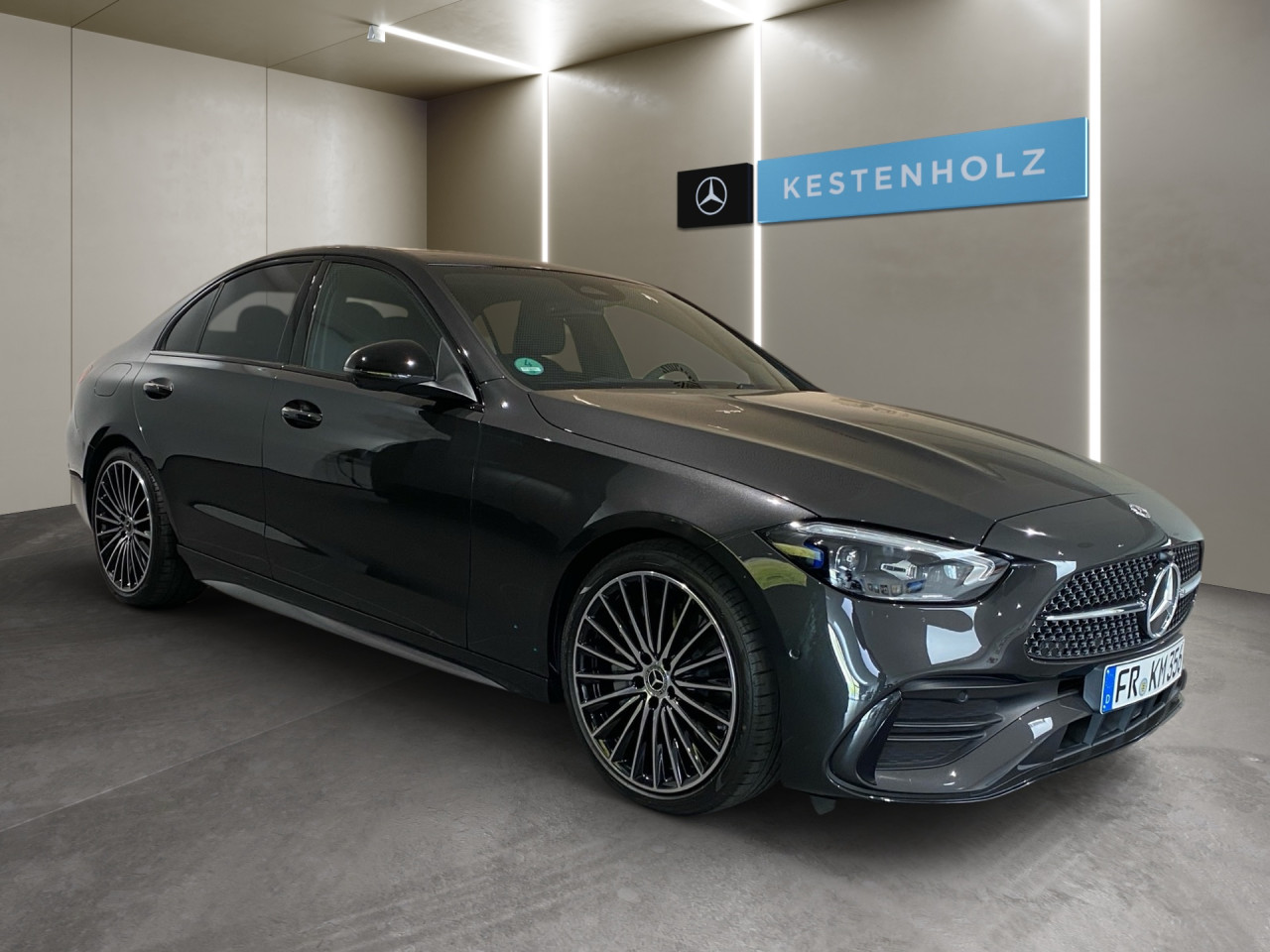 Getriebe: Automatikgetriebe 9 G-TRONIC, 9 G&auml;ngeAusstattungslinie: AMG Line Exterieur: Advanced Plus,  AMG Line InterieurAusstattungspakete: Winterpaket,  AMG Sportpaket,  Night-Paket,  Lichtpaket: Innenlichtpaket,  Ablagepaket,  SpiegelpaketAssistenzsysteme: Fernlichtassistent,  Aktiver Park-Assistent inkl. PARKTRONIC,  Surround-Kamerasystem: Park-Paket mit 360&deg;-Kamera,  DISTRONIC,  Berganfahrhilfe,  Spracheingabesystem,  M&uuml;digkeitserkennung,  Spurhalteassistent,  Bremsassistent,  COLLISION PREVENTION ASSIST,  ATTENTION ASSIST,  VerkehrszeichenerkennungLicht und Sicht: Digital Light,  Tagfahrlicht,  Regensensor,  Automatisch abblendender Innenspiegel,  W&auml;rmeschutzverglasung,  Ambientebeleuchtung mehrfarbig,  LichtsensorAudio &amp; Kommunikation: MBUX,  Navigationssystem,  Radio,  Multi-Funktions-Display,  Digitaler Radioempfang DAB,  Soundsystem,  USB Anschluss,  Handyvorbereitung Bluetooth,  Android Auto u. Apple CarPlay,  Kabelloses Laden f&uuml;r Handys,  WLAN HotspotKomfort: Klimaautomatik,  Panorama-Schiebedach,  Fahrer-/Beifahrersitz elektrisch,  Memoryfunktion Fahrersitz,  Lordosenst&uuml;tze Fahrer/Beifahrer,  Sitzheizung Fahrer/Beifahrer,  Sportsitze,  Armauflage Fahrer/Beifahrer,  Servolenkung,  Lenks&auml;ule verstellbar,  Keyless-Start,  Start-Stopp System,  Zentralver. mit Fernbedienung,  Fensterheber elektrisch,  DYNAMIC SELECT,  Getr&auml;nkehalter vornInterieur: Sitze Kunstleder Ledernachbildung ARTICO / Mikrofaser MICROCUT schwarz,  Innenfarbe schwarz,  Multifunktions-Sport-/Lederlenkrad,  Lenkradheizung,  Bordcomputer,  R&uuml;cksitze klappbar,  Dekoreinlagen: H64 Zierelemente Metallstruktur,  Lenkrad-SchaltwippenExterieur: AGILITY CONTROL Fahrwerk,  Touchscreen Bedienung,  AMG Leichtmetallfelgen 19 Zoll: Im Vielspeichen-Design,  Au&szlig;enspiegel elekt. anklappbar,  Reifenpannenset,  NotrufsystemAirbags: Mittelairbag vornSicherheit: i-Size Kindersitzbefestigung,  Fu&szlig;g&auml;ngerschutzsystem,  Fahrer- /Beifahrerairbag,  Seitenairbag vorn und hinten,  Knieairbag Fahrer,  Traktionskontrolle,  Elektr. Stabilit&auml;tsprogramm ESP,  Reifendruckkontrolle,  Wegfahrsperre,  Au&szlig;entemperatur Anzeige,  Antiblockiersystem ABS,  Bremsverschlei&szlig;anzeige,  Notbremsassistent,  Totwinkel-AssistentWeitere Ausstattung: 464 Fahrerdisplay,  PDB Advanced-Plus-Paket mit  Digitalen Extras,  321 Fingerabdrucksensor,  165 Produktionsstandort Fahrzeug S&uuml;dafrika,  Memory-Paket,  DB7 Edition AMG-Line,  00U Digitales Extra: Remote ServicesSonstige Ma&szlig;e und Gewichte: Nutzlast: 560 kg,  zul&auml;ssiges Gesamtgewicht: 2.355 kg,  Kraftstofftank: 66l,  Radstand: 2.865 mm24 Monate Garantie ab Erstzulassung. Fahrzeug hat Haltedauer. Liefertermin in Abstimmung mit dem Verk&auml;ufer. Irrt&uuml;mer und &Auml;nderungen vorbehalten