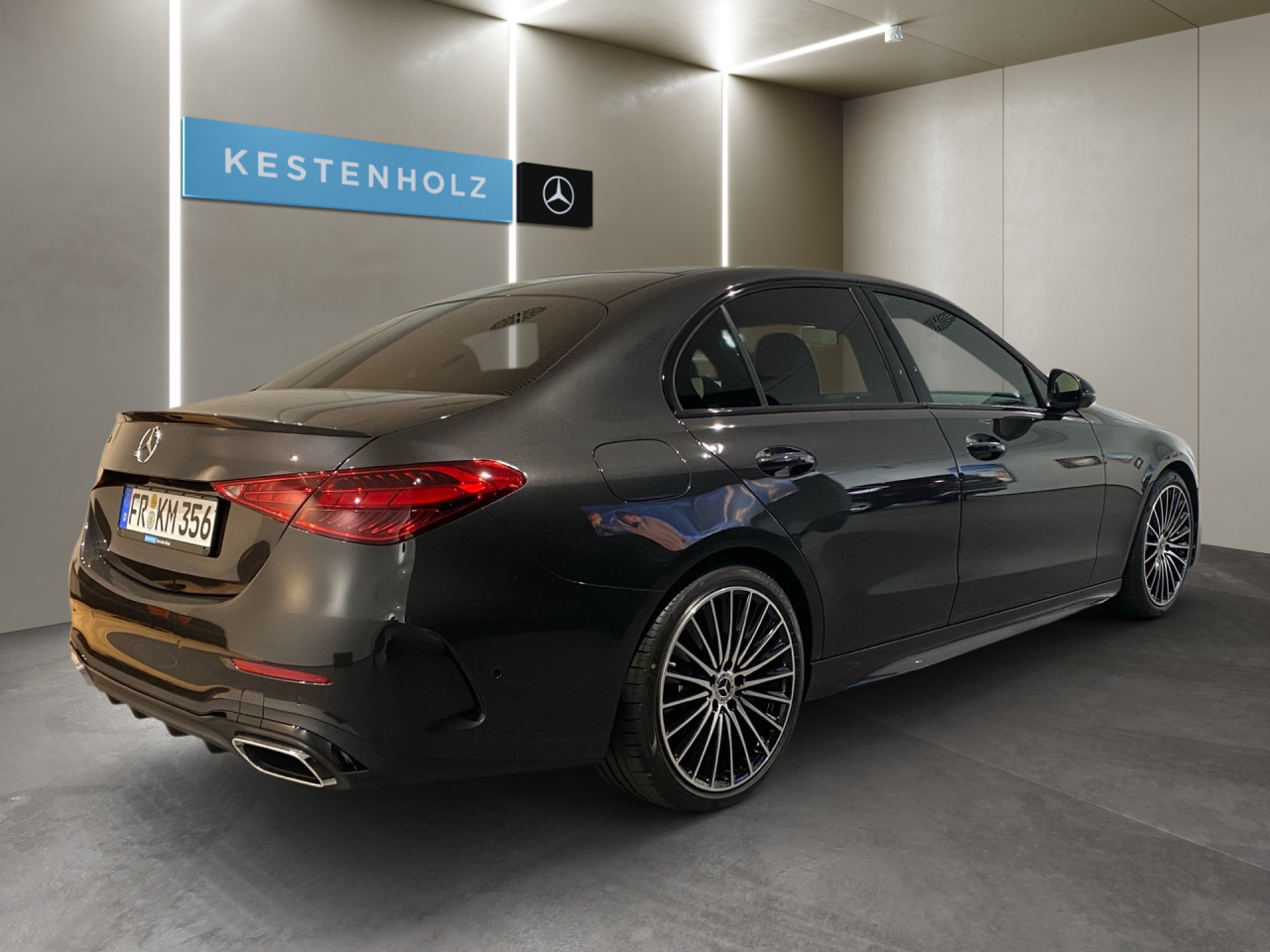 Getriebe: Automatikgetriebe 9 G-TRONIC, 9 G&auml;ngeAusstattungslinie: AMG Line Exterieur: Advanced Plus,  AMG Line InterieurAusstattungspakete: Winterpaket,  AMG Sportpaket,  Night-Paket,  Lichtpaket: Innenlichtpaket,  Ablagepaket,  SpiegelpaketAssistenzsysteme: Fernlichtassistent,  Aktiver Park-Assistent inkl. PARKTRONIC,  Surround-Kamerasystem: Park-Paket mit 360&deg;-Kamera,  DISTRONIC,  Berganfahrhilfe,  Spracheingabesystem,  M&uuml;digkeitserkennung,  Spurhalteassistent,  Bremsassistent,  COLLISION PREVENTION ASSIST,  ATTENTION ASSIST,  VerkehrszeichenerkennungLicht und Sicht: Digital Light,  Tagfahrlicht,  Regensensor,  Automatisch abblendender Innenspiegel,  W&auml;rmeschutzverglasung,  Ambientebeleuchtung mehrfarbig,  LichtsensorAudio &amp; Kommunikation: MBUX,  Navigationssystem,  Radio,  Multi-Funktions-Display,  Digitaler Radioempfang DAB,  Soundsystem,  USB Anschluss,  Handyvorbereitung Bluetooth,  Android Auto u. Apple CarPlay,  Kabelloses Laden f&uuml;r Handys,  WLAN HotspotKomfort: Klimaautomatik,  Panorama-Schiebedach,  Fahrer-/Beifahrersitz elektrisch,  Memoryfunktion Fahrersitz,  Lordosenst&uuml;tze Fahrer/Beifahrer,  Sitzheizung Fahrer/Beifahrer,  Sportsitze,  Armauflage Fahrer/Beifahrer,  Servolenkung,  Lenks&auml;ule verstellbar,  Keyless-Start,  Start-Stopp System,  Zentralver. mit Fernbedienung,  Fensterheber elektrisch,  DYNAMIC SELECT,  Getr&auml;nkehalter vornInterieur: Sitze Kunstleder Ledernachbildung ARTICO / Mikrofaser MICROCUT schwarz,  Innenfarbe schwarz,  Multifunktions-Sport-/Lederlenkrad,  Lenkradheizung,  Bordcomputer,  R&uuml;cksitze klappbar,  Dekoreinlagen: H64 Zierelemente Metallstruktur,  Lenkrad-SchaltwippenExterieur: AGILITY CONTROL Fahrwerk,  Touchscreen Bedienung,  AMG Leichtmetallfelgen 19 Zoll: Im Vielspeichen-Design,  Au&szlig;enspiegel elekt. anklappbar,  Reifenpannenset,  NotrufsystemAirbags: Mittelairbag vornSicherheit: i-Size Kindersitzbefestigung,  Fu&szlig;g&auml;ngerschutzsystem,  Fahrer- /Beifahrerairbag,  Seitenairbag vorn und hinten,  Knieairbag Fahrer,  Traktionskontrolle,  Elektr. Stabilit&auml;tsprogramm ESP,  Reifendruckkontrolle,  Wegfahrsperre,  Au&szlig;entemperatur Anzeige,  Antiblockiersystem ABS,  Bremsverschlei&szlig;anzeige,  Notbremsassistent,  Totwinkel-AssistentWeitere Ausstattung: 464 Fahrerdisplay,  PDB Advanced-Plus-Paket mit  Digitalen Extras,  321 Fingerabdrucksensor,  165 Produktionsstandort Fahrzeug S&uuml;dafrika,  Memory-Paket,  DB7 Edition AMG-Line,  00U Digitales Extra: Remote ServicesSonstige Ma&szlig;e und Gewichte: Nutzlast: 560 kg,  zul&auml;ssiges Gesamtgewicht: 2.355 kg,  Kraftstofftank: 66l,  Radstand: 2.865 mm24 Monate Garantie ab Erstzulassung. Fahrzeug hat Haltedauer. Liefertermin in Abstimmung mit dem Verk&auml;ufer. Irrt&uuml;mer und &Auml;nderungen vorbehalten