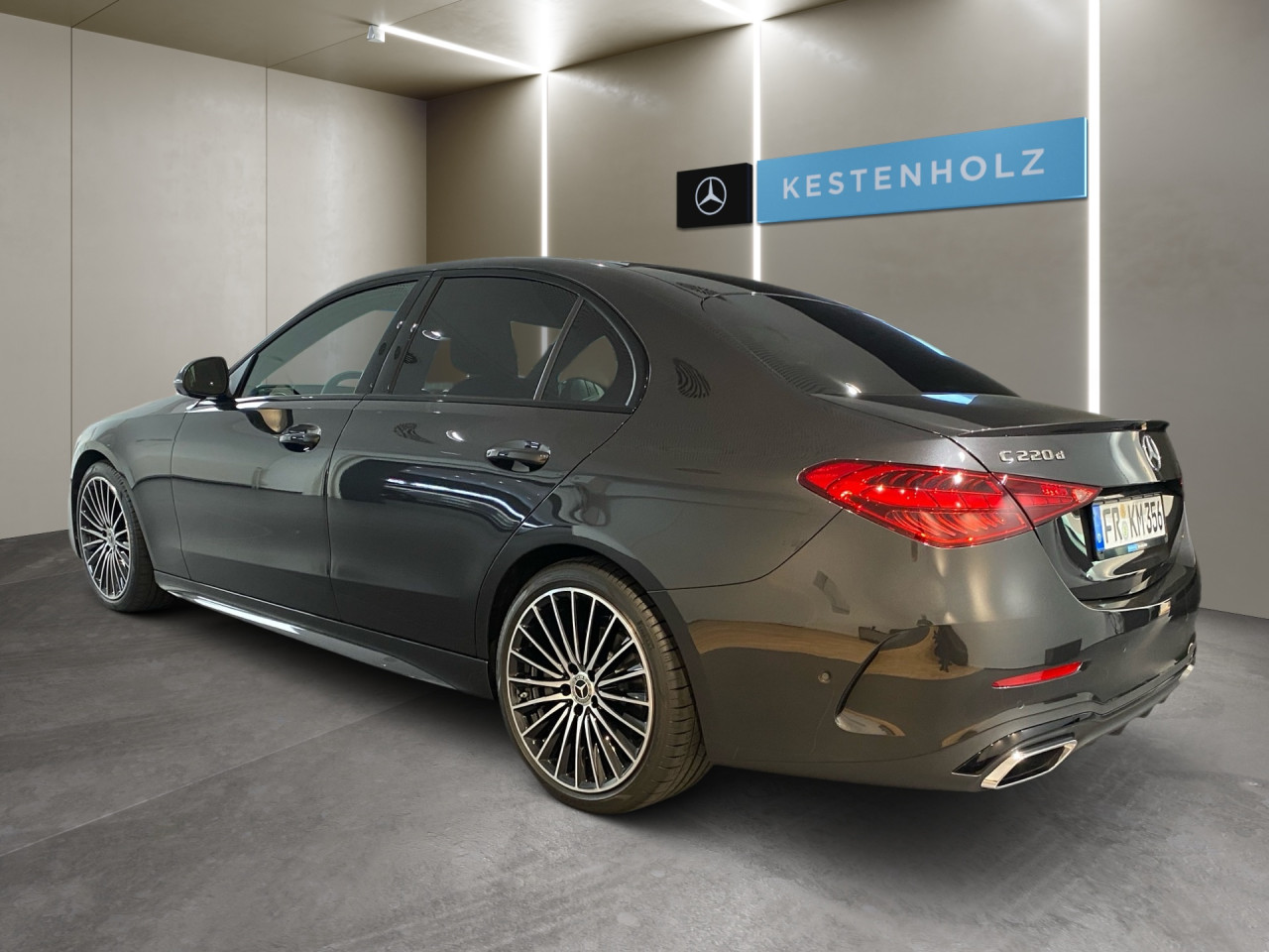 Getriebe: Automatikgetriebe 9 G-TRONIC, 9 G&auml;ngeAusstattungslinie: AMG Line Exterieur: Advanced Plus,  AMG Line InterieurAusstattungspakete: Winterpaket,  AMG Sportpaket,  Night-Paket,  Lichtpaket: Innenlichtpaket,  Ablagepaket,  SpiegelpaketAssistenzsysteme: Fernlichtassistent,  Aktiver Park-Assistent inkl. PARKTRONIC,  Surround-Kamerasystem: Park-Paket mit 360&deg;-Kamera,  DISTRONIC,  Berganfahrhilfe,  Spracheingabesystem,  M&uuml;digkeitserkennung,  Spurhalteassistent,  Bremsassistent,  COLLISION PREVENTION ASSIST,  ATTENTION ASSIST,  VerkehrszeichenerkennungLicht und Sicht: Digital Light,  Tagfahrlicht,  Regensensor,  Automatisch abblendender Innenspiegel,  W&auml;rmeschutzverglasung,  Ambientebeleuchtung mehrfarbig,  LichtsensorAudio &amp; Kommunikation: MBUX,  Navigationssystem,  Radio,  Multi-Funktions-Display,  Digitaler Radioempfang DAB,  Soundsystem,  USB Anschluss,  Handyvorbereitung Bluetooth,  Android Auto u. Apple CarPlay,  Kabelloses Laden f&uuml;r Handys,  WLAN HotspotKomfort: Klimaautomatik,  Panorama-Schiebedach,  Fahrer-/Beifahrersitz elektrisch,  Memoryfunktion Fahrersitz,  Lordosenst&uuml;tze Fahrer/Beifahrer,  Sitzheizung Fahrer/Beifahrer,  Sportsitze,  Armauflage Fahrer/Beifahrer,  Servolenkung,  Lenks&auml;ule verstellbar,  Keyless-Start,  Start-Stopp System,  Zentralver. mit Fernbedienung,  Fensterheber elektrisch,  DYNAMIC SELECT,  Getr&auml;nkehalter vornInterieur: Sitze Kunstleder Ledernachbildung ARTICO / Mikrofaser MICROCUT schwarz,  Innenfarbe schwarz,  Multifunktions-Sport-/Lederlenkrad,  Lenkradheizung,  Bordcomputer,  R&uuml;cksitze klappbar,  Dekoreinlagen: H64 Zierelemente Metallstruktur,  Lenkrad-SchaltwippenExterieur: AGILITY CONTROL Fahrwerk,  Touchscreen Bedienung,  AMG Leichtmetallfelgen 19 Zoll: Im Vielspeichen-Design,  Au&szlig;enspiegel elekt. anklappbar,  Reifenpannenset,  NotrufsystemAirbags: Mittelairbag vornSicherheit: i-Size Kindersitzbefestigung,  Fu&szlig;g&auml;ngerschutzsystem,  Fahrer- /Beifahrerairbag,  Seitenairbag vorn und hinten,  Knieairbag Fahrer,  Traktionskontrolle,  Elektr. Stabilit&auml;tsprogramm ESP,  Reifendruckkontrolle,  Wegfahrsperre,  Au&szlig;entemperatur Anzeige,  Antiblockiersystem ABS,  Bremsverschlei&szlig;anzeige,  Notbremsassistent,  Totwinkel-AssistentWeitere Ausstattung: 464 Fahrerdisplay,  PDB Advanced-Plus-Paket mit  Digitalen Extras,  321 Fingerabdrucksensor,  165 Produktionsstandort Fahrzeug S&uuml;dafrika,  Memory-Paket,  DB7 Edition AMG-Line,  00U Digitales Extra: Remote ServicesSonstige Ma&szlig;e und Gewichte: Nutzlast: 560 kg,  zul&auml;ssiges Gesamtgewicht: 2.355 kg,  Kraftstofftank: 66l,  Radstand: 2.865 mm24 Monate Garantie ab Erstzulassung. Fahrzeug hat Haltedauer. Liefertermin in Abstimmung mit dem Verk&auml;ufer. Irrt&uuml;mer und &Auml;nderungen vorbehalten