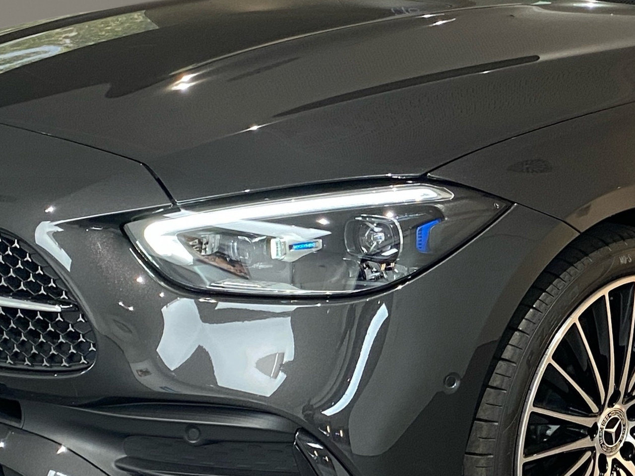 Getriebe: Automatikgetriebe 9 G-TRONIC, 9 G&auml;ngeAusstattungslinie: AMG Line Exterieur: Advanced Plus,  AMG Line InterieurAusstattungspakete: Winterpaket,  AMG Sportpaket,  Night-Paket,  Lichtpaket: Innenlichtpaket,  Ablagepaket,  SpiegelpaketAssistenzsysteme: Fernlichtassistent,  Aktiver Park-Assistent inkl. PARKTRONIC,  Surround-Kamerasystem: Park-Paket mit 360&deg;-Kamera,  DISTRONIC,  Berganfahrhilfe,  Spracheingabesystem,  M&uuml;digkeitserkennung,  Spurhalteassistent,  Bremsassistent,  COLLISION PREVENTION ASSIST,  ATTENTION ASSIST,  VerkehrszeichenerkennungLicht und Sicht: Digital Light,  Tagfahrlicht,  Regensensor,  Automatisch abblendender Innenspiegel,  W&auml;rmeschutzverglasung,  Ambientebeleuchtung mehrfarbig,  LichtsensorAudio &amp; Kommunikation: MBUX,  Navigationssystem,  Radio,  Multi-Funktions-Display,  Digitaler Radioempfang DAB,  Soundsystem,  USB Anschluss,  Handyvorbereitung Bluetooth,  Android Auto u. Apple CarPlay,  Kabelloses Laden f&uuml;r Handys,  WLAN HotspotKomfort: Klimaautomatik,  Panorama-Schiebedach,  Fahrer-/Beifahrersitz elektrisch,  Memoryfunktion Fahrersitz,  Lordosenst&uuml;tze Fahrer/Beifahrer,  Sitzheizung Fahrer/Beifahrer,  Sportsitze,  Armauflage Fahrer/Beifahrer,  Servolenkung,  Lenks&auml;ule verstellbar,  Keyless-Start,  Start-Stopp System,  Zentralver. mit Fernbedienung,  Fensterheber elektrisch,  DYNAMIC SELECT,  Getr&auml;nkehalter vornInterieur: Sitze Kunstleder Ledernachbildung ARTICO / Mikrofaser MICROCUT schwarz,  Innenfarbe schwarz,  Multifunktions-Sport-/Lederlenkrad,  Lenkradheizung,  Bordcomputer,  R&uuml;cksitze klappbar,  Dekoreinlagen: H64 Zierelemente Metallstruktur,  Lenkrad-SchaltwippenExterieur: AGILITY CONTROL Fahrwerk,  Touchscreen Bedienung,  AMG Leichtmetallfelgen 19 Zoll: Im Vielspeichen-Design,  Au&szlig;enspiegel elekt. anklappbar,  Reifenpannenset,  NotrufsystemAirbags: Mittelairbag vornSicherheit: i-Size Kindersitzbefestigung,  Fu&szlig;g&auml;ngerschutzsystem,  Fahrer- /Beifahrerairbag,  Seitenairbag vorn und hinten,  Knieairbag Fahrer,  Traktionskontrolle,  Elektr. Stabilit&auml;tsprogramm ESP,  Reifendruckkontrolle,  Wegfahrsperre,  Au&szlig;entemperatur Anzeige,  Antiblockiersystem ABS,  Bremsverschlei&szlig;anzeige,  Notbremsassistent,  Totwinkel-AssistentWeitere Ausstattung: 464 Fahrerdisplay,  PDB Advanced-Plus-Paket mit  Digitalen Extras,  321 Fingerabdrucksensor,  165 Produktionsstandort Fahrzeug S&uuml;dafrika,  Memory-Paket,  DB7 Edition AMG-Line,  00U Digitales Extra: Remote ServicesSonstige Ma&szlig;e und Gewichte: Nutzlast: 560 kg,  zul&auml;ssiges Gesamtgewicht: 2.355 kg,  Kraftstofftank: 66l,  Radstand: 2.865 mm24 Monate Garantie ab Erstzulassung. Fahrzeug hat Haltedauer. Liefertermin in Abstimmung mit dem Verk&auml;ufer. Irrt&uuml;mer und &Auml;nderungen vorbehalten