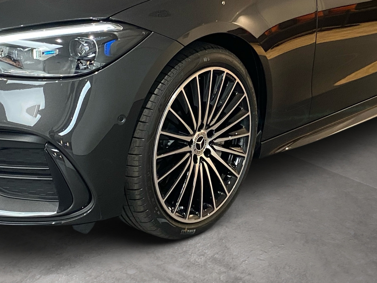 Getriebe: Automatikgetriebe 9 G-TRONIC, 9 G&auml;ngeAusstattungslinie: AMG Line Exterieur: Advanced Plus,  AMG Line InterieurAusstattungspakete: Winterpaket,  AMG Sportpaket,  Night-Paket,  Lichtpaket: Innenlichtpaket,  Ablagepaket,  SpiegelpaketAssistenzsysteme: Fernlichtassistent,  Aktiver Park-Assistent inkl. PARKTRONIC,  Surround-Kamerasystem: Park-Paket mit 360&deg;-Kamera,  DISTRONIC,  Berganfahrhilfe,  Spracheingabesystem,  M&uuml;digkeitserkennung,  Spurhalteassistent,  Bremsassistent,  COLLISION PREVENTION ASSIST,  ATTENTION ASSIST,  VerkehrszeichenerkennungLicht und Sicht: Digital Light,  Tagfahrlicht,  Regensensor,  Automatisch abblendender Innenspiegel,  W&auml;rmeschutzverglasung,  Ambientebeleuchtung mehrfarbig,  LichtsensorAudio &amp; Kommunikation: MBUX,  Navigationssystem,  Radio,  Multi-Funktions-Display,  Digitaler Radioempfang DAB,  Soundsystem,  USB Anschluss,  Handyvorbereitung Bluetooth,  Android Auto u. Apple CarPlay,  Kabelloses Laden f&uuml;r Handys,  WLAN HotspotKomfort: Klimaautomatik,  Panorama-Schiebedach,  Fahrer-/Beifahrersitz elektrisch,  Memoryfunktion Fahrersitz,  Lordosenst&uuml;tze Fahrer/Beifahrer,  Sitzheizung Fahrer/Beifahrer,  Sportsitze,  Armauflage Fahrer/Beifahrer,  Servolenkung,  Lenks&auml;ule verstellbar,  Keyless-Start,  Start-Stopp System,  Zentralver. mit Fernbedienung,  Fensterheber elektrisch,  DYNAMIC SELECT,  Getr&auml;nkehalter vornInterieur: Sitze Kunstleder Ledernachbildung ARTICO / Mikrofaser MICROCUT schwarz,  Innenfarbe schwarz,  Multifunktions-Sport-/Lederlenkrad,  Lenkradheizung,  Bordcomputer,  R&uuml;cksitze klappbar,  Dekoreinlagen: H64 Zierelemente Metallstruktur,  Lenkrad-SchaltwippenExterieur: AGILITY CONTROL Fahrwerk,  Touchscreen Bedienung,  AMG Leichtmetallfelgen 19 Zoll: Im Vielspeichen-Design,  Au&szlig;enspiegel elekt. anklappbar,  Reifenpannenset,  NotrufsystemAirbags: Mittelairbag vornSicherheit: i-Size Kindersitzbefestigung,  Fu&szlig;g&auml;ngerschutzsystem,  Fahrer- /Beifahrerairbag,  Seitenairbag vorn und hinten,  Knieairbag Fahrer,  Traktionskontrolle,  Elektr. Stabilit&auml;tsprogramm ESP,  Reifendruckkontrolle,  Wegfahrsperre,  Au&szlig;entemperatur Anzeige,  Antiblockiersystem ABS,  Bremsverschlei&szlig;anzeige,  Notbremsassistent,  Totwinkel-AssistentWeitere Ausstattung: 464 Fahrerdisplay,  PDB Advanced-Plus-Paket mit  Digitalen Extras,  321 Fingerabdrucksensor,  165 Produktionsstandort Fahrzeug S&uuml;dafrika,  Memory-Paket,  DB7 Edition AMG-Line,  00U Digitales Extra: Remote ServicesSonstige Ma&szlig;e und Gewichte: Nutzlast: 560 kg,  zul&auml;ssiges Gesamtgewicht: 2.355 kg,  Kraftstofftank: 66l,  Radstand: 2.865 mm24 Monate Garantie ab Erstzulassung. Fahrzeug hat Haltedauer. Liefertermin in Abstimmung mit dem Verk&auml;ufer. Irrt&uuml;mer und &Auml;nderungen vorbehalten