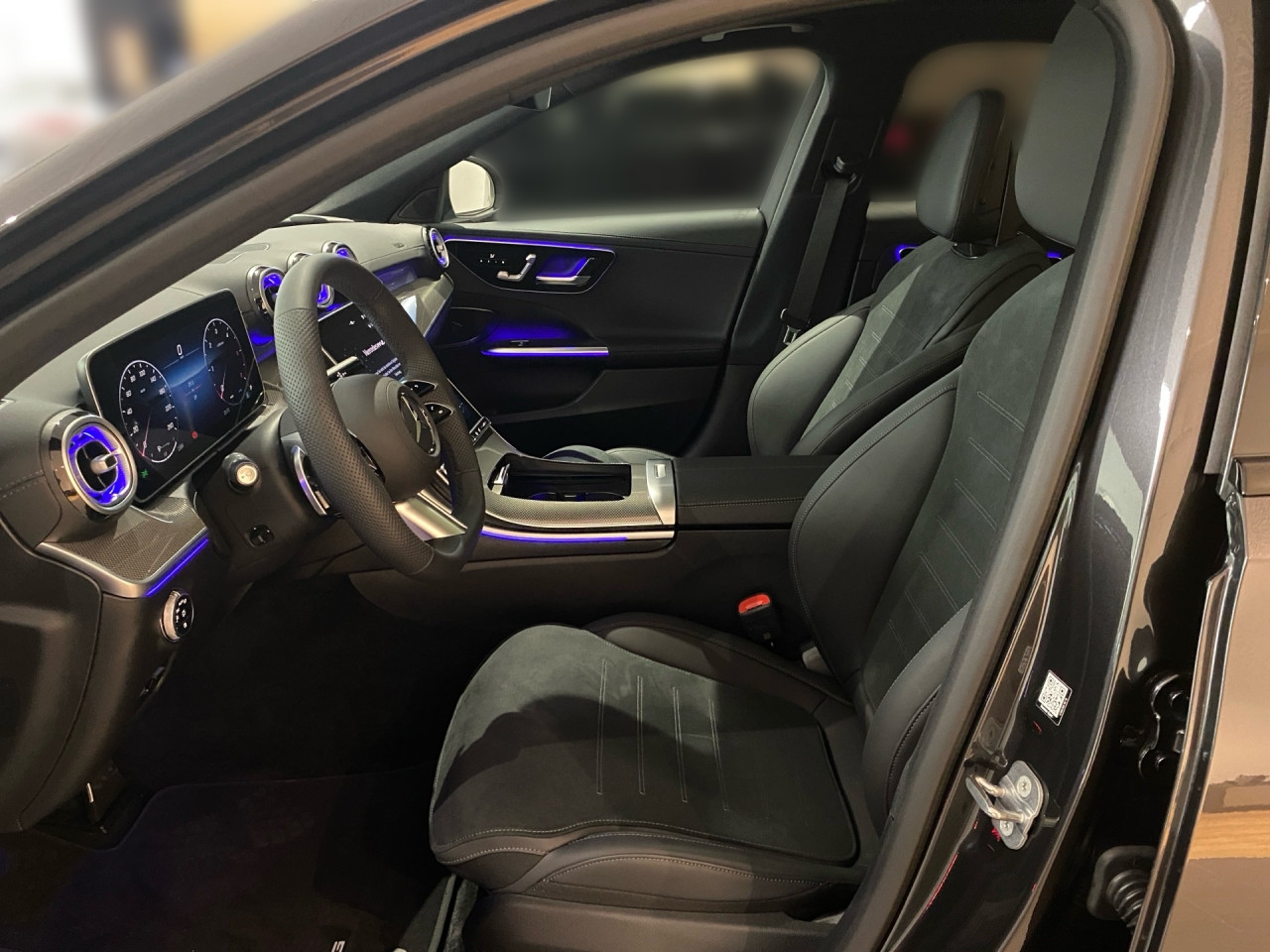 Getriebe: Automatikgetriebe 9 G-TRONIC, 9 G&auml;ngeAusstattungslinie: AMG Line Exterieur: Advanced Plus,  AMG Line InterieurAusstattungspakete: Winterpaket,  AMG Sportpaket,  Night-Paket,  Lichtpaket: Innenlichtpaket,  Ablagepaket,  SpiegelpaketAssistenzsysteme: Fernlichtassistent,  Aktiver Park-Assistent inkl. PARKTRONIC,  Surround-Kamerasystem: Park-Paket mit 360&deg;-Kamera,  DISTRONIC,  Berganfahrhilfe,  Spracheingabesystem,  M&uuml;digkeitserkennung,  Spurhalteassistent,  Bremsassistent,  COLLISION PREVENTION ASSIST,  ATTENTION ASSIST,  VerkehrszeichenerkennungLicht und Sicht: Digital Light,  Tagfahrlicht,  Regensensor,  Automatisch abblendender Innenspiegel,  W&auml;rmeschutzverglasung,  Ambientebeleuchtung mehrfarbig,  LichtsensorAudio &amp; Kommunikation: MBUX,  Navigationssystem,  Radio,  Multi-Funktions-Display,  Digitaler Radioempfang DAB,  Soundsystem,  USB Anschluss,  Handyvorbereitung Bluetooth,  Android Auto u. Apple CarPlay,  Kabelloses Laden f&uuml;r Handys,  WLAN HotspotKomfort: Klimaautomatik,  Panorama-Schiebedach,  Fahrer-/Beifahrersitz elektrisch,  Memoryfunktion Fahrersitz,  Lordosenst&uuml;tze Fahrer/Beifahrer,  Sitzheizung Fahrer/Beifahrer,  Sportsitze,  Armauflage Fahrer/Beifahrer,  Servolenkung,  Lenks&auml;ule verstellbar,  Keyless-Start,  Start-Stopp System,  Zentralver. mit Fernbedienung,  Fensterheber elektrisch,  DYNAMIC SELECT,  Getr&auml;nkehalter vornInterieur: Sitze Kunstleder Ledernachbildung ARTICO / Mikrofaser MICROCUT schwarz,  Innenfarbe schwarz,  Multifunktions-Sport-/Lederlenkrad,  Lenkradheizung,  Bordcomputer,  R&uuml;cksitze klappbar,  Dekoreinlagen: H64 Zierelemente Metallstruktur,  Lenkrad-SchaltwippenExterieur: AGILITY CONTROL Fahrwerk,  Touchscreen Bedienung,  AMG Leichtmetallfelgen 19 Zoll: Im Vielspeichen-Design,  Au&szlig;enspiegel elekt. anklappbar,  Reifenpannenset,  NotrufsystemAirbags: Mittelairbag vornSicherheit: i-Size Kindersitzbefestigung,  Fu&szlig;g&auml;ngerschutzsystem,  Fahrer- /Beifahrerairbag,  Seitenairbag vorn und hinten,  Knieairbag Fahrer,  Traktionskontrolle,  Elektr. Stabilit&auml;tsprogramm ESP,  Reifendruckkontrolle,  Wegfahrsperre,  Au&szlig;entemperatur Anzeige,  Antiblockiersystem ABS,  Bremsverschlei&szlig;anzeige,  Notbremsassistent,  Totwinkel-AssistentWeitere Ausstattung: 464 Fahrerdisplay,  PDB Advanced-Plus-Paket mit  Digitalen Extras,  321 Fingerabdrucksensor,  165 Produktionsstandort Fahrzeug S&uuml;dafrika,  Memory-Paket,  DB7 Edition AMG-Line,  00U Digitales Extra: Remote ServicesSonstige Ma&szlig;e und Gewichte: Nutzlast: 560 kg,  zul&auml;ssiges Gesamtgewicht: 2.355 kg,  Kraftstofftank: 66l,  Radstand: 2.865 mm24 Monate Garantie ab Erstzulassung. Fahrzeug hat Haltedauer. Liefertermin in Abstimmung mit dem Verk&auml;ufer. Irrt&uuml;mer und &Auml;nderungen vorbehalten