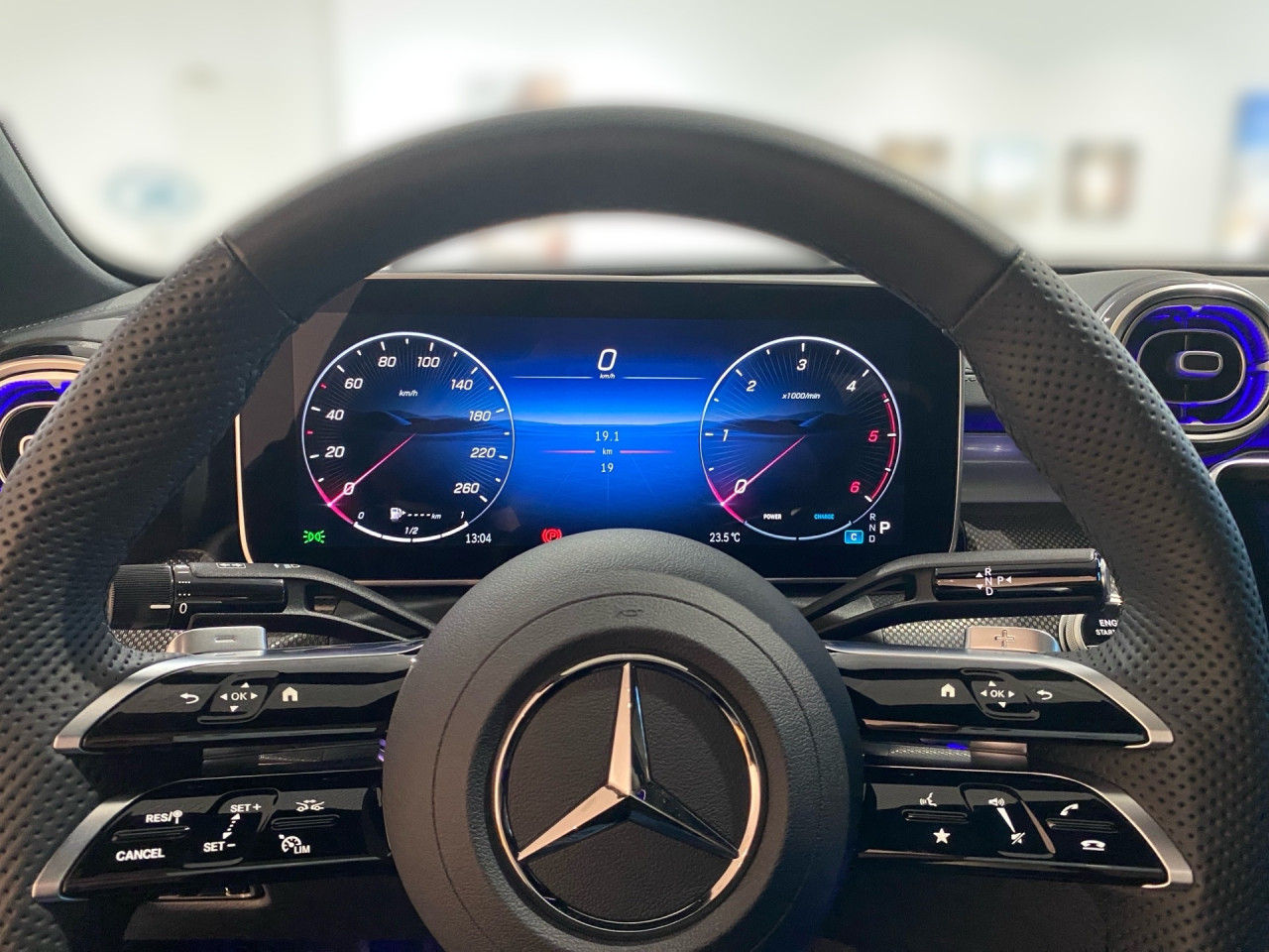 Getriebe: Automatikgetriebe 9 G-TRONIC, 9 G&auml;ngeAusstattungslinie: AMG Line Exterieur: Advanced Plus,  AMG Line InterieurAusstattungspakete: Winterpaket,  AMG Sportpaket,  Night-Paket,  Lichtpaket: Innenlichtpaket,  Ablagepaket,  SpiegelpaketAssistenzsysteme: Fernlichtassistent,  Aktiver Park-Assistent inkl. PARKTRONIC,  Surround-Kamerasystem: Park-Paket mit 360&deg;-Kamera,  DISTRONIC,  Berganfahrhilfe,  Spracheingabesystem,  M&uuml;digkeitserkennung,  Spurhalteassistent,  Bremsassistent,  COLLISION PREVENTION ASSIST,  ATTENTION ASSIST,  VerkehrszeichenerkennungLicht und Sicht: Digital Light,  Tagfahrlicht,  Regensensor,  Automatisch abblendender Innenspiegel,  W&auml;rmeschutzverglasung,  Ambientebeleuchtung mehrfarbig,  LichtsensorAudio &amp; Kommunikation: MBUX,  Navigationssystem,  Radio,  Multi-Funktions-Display,  Digitaler Radioempfang DAB,  Soundsystem,  USB Anschluss,  Handyvorbereitung Bluetooth,  Android Auto u. Apple CarPlay,  Kabelloses Laden f&uuml;r Handys,  WLAN HotspotKomfort: Klimaautomatik,  Panorama-Schiebedach,  Fahrer-/Beifahrersitz elektrisch,  Memoryfunktion Fahrersitz,  Lordosenst&uuml;tze Fahrer/Beifahrer,  Sitzheizung Fahrer/Beifahrer,  Sportsitze,  Armauflage Fahrer/Beifahrer,  Servolenkung,  Lenks&auml;ule verstellbar,  Keyless-Start,  Start-Stopp System,  Zentralver. mit Fernbedienung,  Fensterheber elektrisch,  DYNAMIC SELECT,  Getr&auml;nkehalter vornInterieur: Sitze Kunstleder Ledernachbildung ARTICO / Mikrofaser MICROCUT schwarz,  Innenfarbe schwarz,  Multifunktions-Sport-/Lederlenkrad,  Lenkradheizung,  Bordcomputer,  R&uuml;cksitze klappbar,  Dekoreinlagen: H64 Zierelemente Metallstruktur,  Lenkrad-SchaltwippenExterieur: AGILITY CONTROL Fahrwerk,  Touchscreen Bedienung,  AMG Leichtmetallfelgen 19 Zoll: Im Vielspeichen-Design,  Au&szlig;enspiegel elekt. anklappbar,  Reifenpannenset,  NotrufsystemAirbags: Mittelairbag vornSicherheit: i-Size Kindersitzbefestigung,  Fu&szlig;g&auml;ngerschutzsystem,  Fahrer- /Beifahrerairbag,  Seitenairbag vorn und hinten,  Knieairbag Fahrer,  Traktionskontrolle,  Elektr. Stabilit&auml;tsprogramm ESP,  Reifendruckkontrolle,  Wegfahrsperre,  Au&szlig;entemperatur Anzeige,  Antiblockiersystem ABS,  Bremsverschlei&szlig;anzeige,  Notbremsassistent,  Totwinkel-AssistentWeitere Ausstattung: 464 Fahrerdisplay,  PDB Advanced-Plus-Paket mit  Digitalen Extras,  321 Fingerabdrucksensor,  165 Produktionsstandort Fahrzeug S&uuml;dafrika,  Memory-Paket,  DB7 Edition AMG-Line,  00U Digitales Extra: Remote ServicesSonstige Ma&szlig;e und Gewichte: Nutzlast: 560 kg,  zul&auml;ssiges Gesamtgewicht: 2.355 kg,  Kraftstofftank: 66l,  Radstand: 2.865 mm24 Monate Garantie ab Erstzulassung. Fahrzeug hat Haltedauer. Liefertermin in Abstimmung mit dem Verk&auml;ufer. Irrt&uuml;mer und &Auml;nderungen vorbehalten