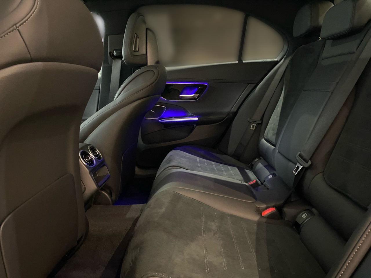 Getriebe: Automatikgetriebe 9 G-TRONIC, 9 G&auml;ngeAusstattungslinie: AMG Line Exterieur: Advanced Plus,  AMG Line InterieurAusstattungspakete: Winterpaket,  AMG Sportpaket,  Night-Paket,  Lichtpaket: Innenlichtpaket,  Ablagepaket,  SpiegelpaketAssistenzsysteme: Fernlichtassistent,  Aktiver Park-Assistent inkl. PARKTRONIC,  Surround-Kamerasystem: Park-Paket mit 360&deg;-Kamera,  DISTRONIC,  Berganfahrhilfe,  Spracheingabesystem,  M&uuml;digkeitserkennung,  Spurhalteassistent,  Bremsassistent,  COLLISION PREVENTION ASSIST,  ATTENTION ASSIST,  VerkehrszeichenerkennungLicht und Sicht: Digital Light,  Tagfahrlicht,  Regensensor,  Automatisch abblendender Innenspiegel,  W&auml;rmeschutzverglasung,  Ambientebeleuchtung mehrfarbig,  LichtsensorAudio &amp; Kommunikation: MBUX,  Navigationssystem,  Radio,  Multi-Funktions-Display,  Digitaler Radioempfang DAB,  Soundsystem,  USB Anschluss,  Handyvorbereitung Bluetooth,  Android Auto u. Apple CarPlay,  Kabelloses Laden f&uuml;r Handys,  WLAN HotspotKomfort: Klimaautomatik,  Panorama-Schiebedach,  Fahrer-/Beifahrersitz elektrisch,  Memoryfunktion Fahrersitz,  Lordosenst&uuml;tze Fahrer/Beifahrer,  Sitzheizung Fahrer/Beifahrer,  Sportsitze,  Armauflage Fahrer/Beifahrer,  Servolenkung,  Lenks&auml;ule verstellbar,  Keyless-Start,  Start-Stopp System,  Zentralver. mit Fernbedienung,  Fensterheber elektrisch,  DYNAMIC SELECT,  Getr&auml;nkehalter vornInterieur: Sitze Kunstleder Ledernachbildung ARTICO / Mikrofaser MICROCUT schwarz,  Innenfarbe schwarz,  Multifunktions-Sport-/Lederlenkrad,  Lenkradheizung,  Bordcomputer,  R&uuml;cksitze klappbar,  Dekoreinlagen: H64 Zierelemente Metallstruktur,  Lenkrad-SchaltwippenExterieur: AGILITY CONTROL Fahrwerk,  Touchscreen Bedienung,  AMG Leichtmetallfelgen 19 Zoll: Im Vielspeichen-Design,  Au&szlig;enspiegel elekt. anklappbar,  Reifenpannenset,  NotrufsystemAirbags: Mittelairbag vornSicherheit: i-Size Kindersitzbefestigung,  Fu&szlig;g&auml;ngerschutzsystem,  Fahrer- /Beifahrerairbag,  Seitenairbag vorn und hinten,  Knieairbag Fahrer,  Traktionskontrolle,  Elektr. Stabilit&auml;tsprogramm ESP,  Reifendruckkontrolle,  Wegfahrsperre,  Au&szlig;entemperatur Anzeige,  Antiblockiersystem ABS,  Bremsverschlei&szlig;anzeige,  Notbremsassistent,  Totwinkel-AssistentWeitere Ausstattung: 464 Fahrerdisplay,  PDB Advanced-Plus-Paket mit  Digitalen Extras,  321 Fingerabdrucksensor,  165 Produktionsstandort Fahrzeug S&uuml;dafrika,  Memory-Paket,  DB7 Edition AMG-Line,  00U Digitales Extra: Remote ServicesSonstige Ma&szlig;e und Gewichte: Nutzlast: 560 kg,  zul&auml;ssiges Gesamtgewicht: 2.355 kg,  Kraftstofftank: 66l,  Radstand: 2.865 mm24 Monate Garantie ab Erstzulassung. Fahrzeug hat Haltedauer. Liefertermin in Abstimmung mit dem Verk&auml;ufer. Irrt&uuml;mer und &Auml;nderungen vorbehalten