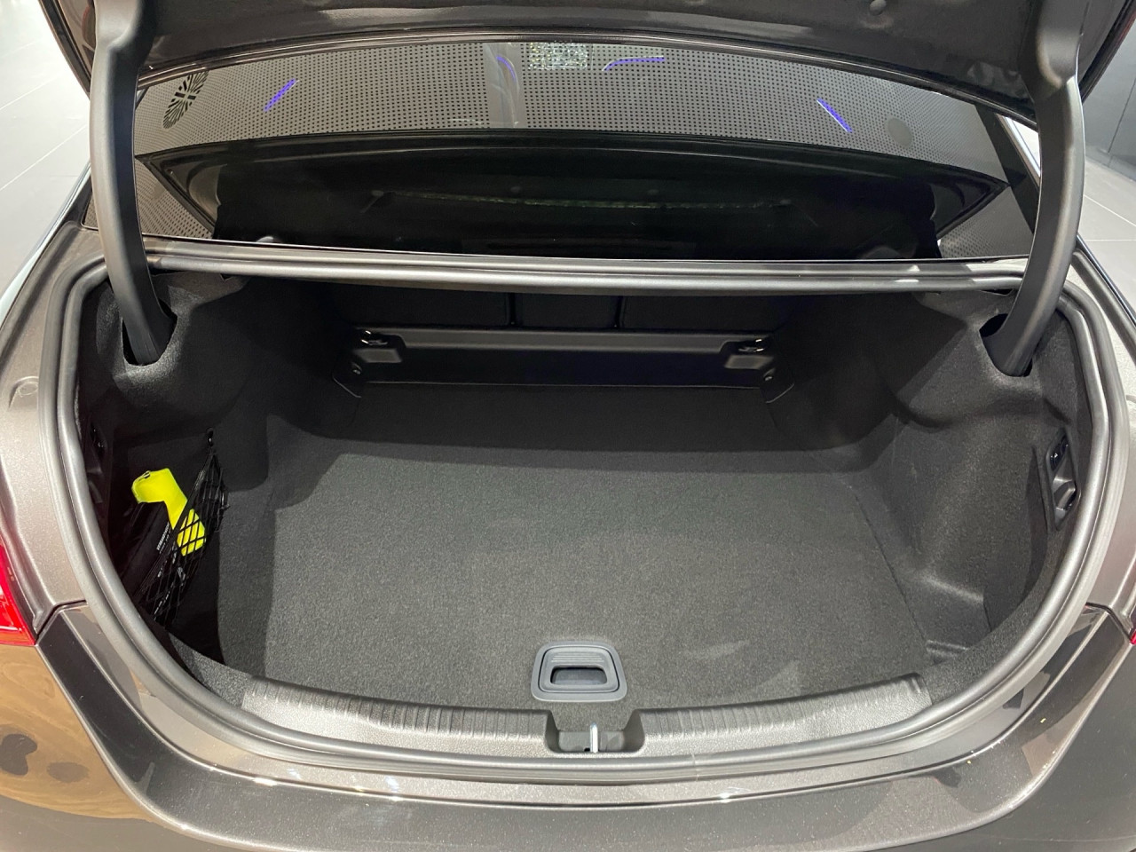 Getriebe: Automatikgetriebe 9 G-TRONIC, 9 G&auml;ngeAusstattungslinie: AMG Line Exterieur: Advanced Plus,  AMG Line InterieurAusstattungspakete: Winterpaket,  AMG Sportpaket,  Night-Paket,  Lichtpaket: Innenlichtpaket,  Ablagepaket,  SpiegelpaketAssistenzsysteme: Fernlichtassistent,  Aktiver Park-Assistent inkl. PARKTRONIC,  Surround-Kamerasystem: Park-Paket mit 360&deg;-Kamera,  DISTRONIC,  Berganfahrhilfe,  Spracheingabesystem,  M&uuml;digkeitserkennung,  Spurhalteassistent,  Bremsassistent,  COLLISION PREVENTION ASSIST,  ATTENTION ASSIST,  VerkehrszeichenerkennungLicht und Sicht: Digital Light,  Tagfahrlicht,  Regensensor,  Automatisch abblendender Innenspiegel,  W&auml;rmeschutzverglasung,  Ambientebeleuchtung mehrfarbig,  LichtsensorAudio &amp; Kommunikation: MBUX,  Navigationssystem,  Radio,  Multi-Funktions-Display,  Digitaler Radioempfang DAB,  Soundsystem,  USB Anschluss,  Handyvorbereitung Bluetooth,  Android Auto u. Apple CarPlay,  Kabelloses Laden f&uuml;r Handys,  WLAN HotspotKomfort: Klimaautomatik,  Panorama-Schiebedach,  Fahrer-/Beifahrersitz elektrisch,  Memoryfunktion Fahrersitz,  Lordosenst&uuml;tze Fahrer/Beifahrer,  Sitzheizung Fahrer/Beifahrer,  Sportsitze,  Armauflage Fahrer/Beifahrer,  Servolenkung,  Lenks&auml;ule verstellbar,  Keyless-Start,  Start-Stopp System,  Zentralver. mit Fernbedienung,  Fensterheber elektrisch,  DYNAMIC SELECT,  Getr&auml;nkehalter vornInterieur: Sitze Kunstleder Ledernachbildung ARTICO / Mikrofaser MICROCUT schwarz,  Innenfarbe schwarz,  Multifunktions-Sport-/Lederlenkrad,  Lenkradheizung,  Bordcomputer,  R&uuml;cksitze klappbar,  Dekoreinlagen: H64 Zierelemente Metallstruktur,  Lenkrad-SchaltwippenExterieur: AGILITY CONTROL Fahrwerk,  Touchscreen Bedienung,  AMG Leichtmetallfelgen 19 Zoll: Im Vielspeichen-Design,  Au&szlig;enspiegel elekt. anklappbar,  Reifenpannenset,  NotrufsystemAirbags: Mittelairbag vornSicherheit: i-Size Kindersitzbefestigung,  Fu&szlig;g&auml;ngerschutzsystem,  Fahrer- /Beifahrerairbag,  Seitenairbag vorn und hinten,  Knieairbag Fahrer,  Traktionskontrolle,  Elektr. Stabilit&auml;tsprogramm ESP,  Reifendruckkontrolle,  Wegfahrsperre,  Au&szlig;entemperatur Anzeige,  Antiblockiersystem ABS,  Bremsverschlei&szlig;anzeige,  Notbremsassistent,  Totwinkel-AssistentWeitere Ausstattung: 464 Fahrerdisplay,  PDB Advanced-Plus-Paket mit  Digitalen Extras,  321 Fingerabdrucksensor,  165 Produktionsstandort Fahrzeug S&uuml;dafrika,  Memory-Paket,  DB7 Edition AMG-Line,  00U Digitales Extra: Remote ServicesSonstige Ma&szlig;e und Gewichte: Nutzlast: 560 kg,  zul&auml;ssiges Gesamtgewicht: 2.355 kg,  Kraftstofftank: 66l,  Radstand: 2.865 mm24 Monate Garantie ab Erstzulassung. Fahrzeug hat Haltedauer. Liefertermin in Abstimmung mit dem Verk&auml;ufer. Irrt&uuml;mer und &Auml;nderungen vorbehalten