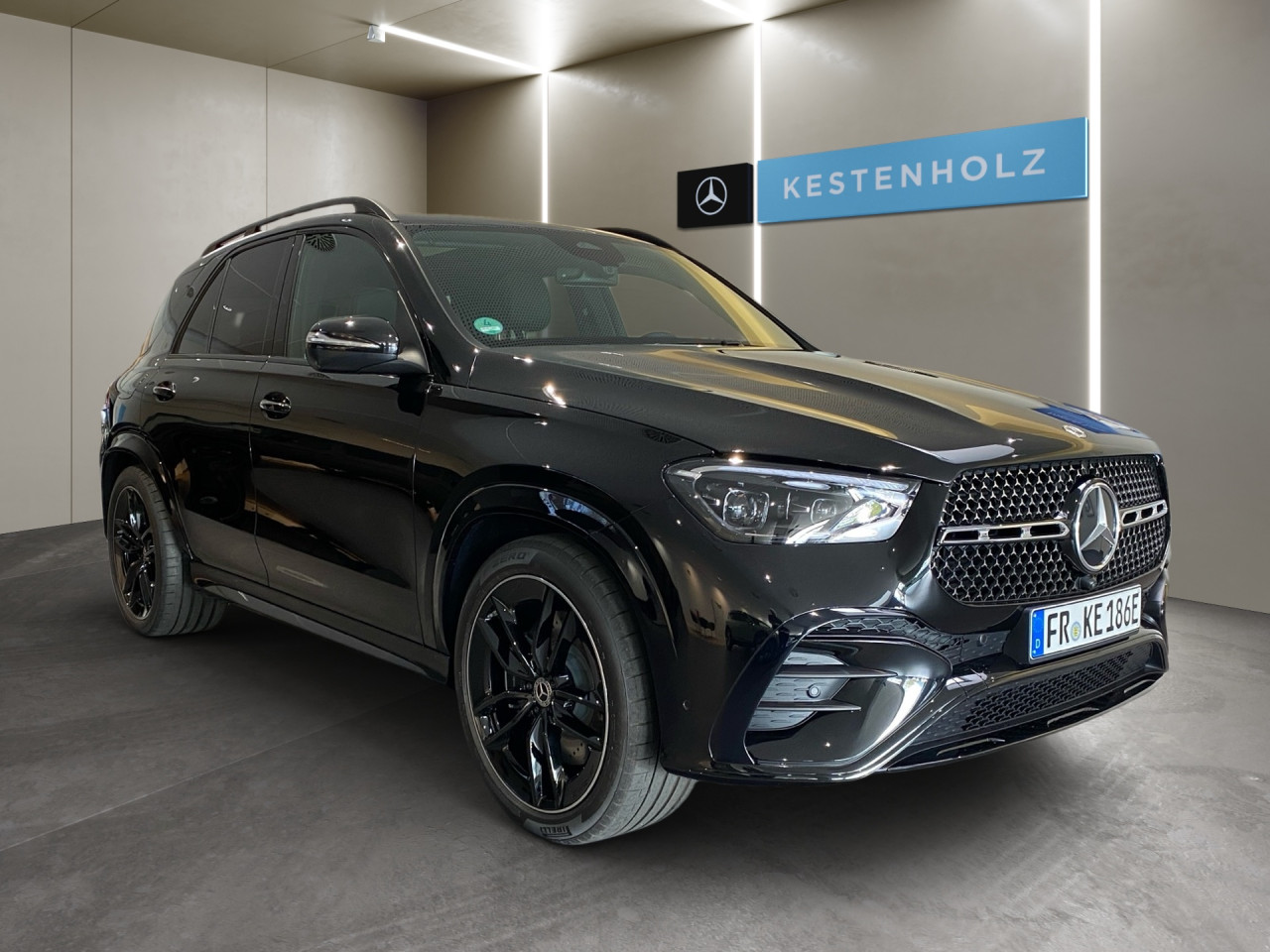 Getriebe: Automatikgetriebe 9 G-TRONIC, 9 G&auml;ngeDetailangaben f&uuml;r XEV Fahrzeug: Batterietechnologie: Lithium-Ionen,  Nutzbare Batteriekapazit&auml;t: 25,0kWh,  Schnellladezeit (in Minuten): 29 (10% bis 80%)Ausstattungslinie: AMG Line Exterieur,  AMG Line InterieurAusstattungspakete: Winterpaket,  AMG Sportpaket,  Komfort Paket: Vorr&uuml;stung f&uuml;r Konnektivit&auml;ts-Paket Navigation und Komfort,  Night-Paket,  Chrompaket,  SpiegelpaketAssistenzsysteme: Head-up-Display HUD,  Fernlichtassistent,  Aktiver Park-Assistent inkl. PARKTRONIC,  Surround-Kamerasystem: Park-Paket mit 360&deg;-Kamera,  DISTRONIC,  Berganfahrhilfe,  Bergabfahrhilfe,  Spracheingabesystem,  M&uuml;digkeitserkennung,  Aktiver Lenk-Assistent,  Fahrerassistenzpaket,  Anh&auml;ngerrangierassistent,  COLLISION PREVENTION ASSIST,  Verkehrszeichenerkennung m. Geschwindigkeitslimit-Assistent,  GespannstabilisierungLicht und Sicht: Multibeam LED Scheinwerfer,  Tagfahrlicht,  Automatisch abblendender Innenspiegel,  W&auml;rmeschutzverglasung,  Ambientebeleuchtung,  Lichtsensor,  MAGIC VISION CONTROLAudio &amp; Kommunikation: MBUX,  Navigationssystem,  Radio,  Digitaler Radioempfang DAB,  Burmester Surround-Soundsystem,  USB Anschluss,  Mercedes connect me,  Handyvorbereitung Bluetooth,  Android Auto u. Apple CarPlay,  Kabelloses Laden f&uuml;r Handys,  WLAN HotspotKomfort: Widescreen Cockpit,  Klimaautomatik,  Panorama-Schiebedach,  Fahrer-/Beifahrersitz elektrisch,  Memoryfunktion Fahrersitz,  Lordosenst&uuml;tze Fahrer/Beifahrer,  Sitzheizung vorn u. hinten,  Armauflage Fahrer/Beifahrer,  Servolenkung,  Lenks&auml;ule verstellbar,  Keyless-Start,  Start-Stopp System,  Zentralver. mit Fernbedienung,  Fensterheber elektrisch,  EASY-PACK Heckklappe,  Fahrprofilauswahl,  VorklimatisierungInterieur: Sitze Leder Leder Nappa / Leder schwarz,  Innenfarbe schwarz,  Multifunktions-Sport-/Lederlenkrad,  Lenkradheizung,  Bordcomputer,  Laderaumabdeckung: Easy Pack,  Dekoreinlagen: H31 Zierelemente Holz Eiche anthrazit offenporig,  Lenkrad-SchaltwippenExterieur: AIRMATIC DC,  Anh&auml;ngerkupplung schwenkbar,  Touchscreen Bedienung,  AMG Leichtmetallfelgen 22 Zoll,  Au&szlig;enspiegel elekt. anklappbar,  Bremsenergier&uuml;ckgewinnung,  Reifenpannenset,  Notrufsystem,  Ladekabel,  Gleichstromladesystem (DC Laden),  FahrzeugpersonalisierungSicherheit: i-Size Kindersitzbefestigung,  Fahrer- /Beifahrerairbag,  Kopfairbag vorn,  Seitenairbag vorn und hinten,  Knieairbag Fahrer,  Traktionskontrolle,  Elektr. Stabilit&auml;tsprogramm ESP,  Reifendruckkontrolle,  Wegfahrsperre,  Au&szlig;entemperatur Anzeige,  Antiblockiersystem ABS,  Bremsverschlei&szlig;anzeige,  Proaktives Insassenschutzsystem,  Notbremsassistent,  Akustischer Umfeldschutz,  Totwinkel-AssistentWeitere Ausstattung: 2S0 Digitales Extra: Individualisierungs-Paket,  34U Digitales Extra: Remote Services Premium,  K33 Erweitertes automatisches Wiederanfahren im Stau,  PDB Advanced-Plus-Paket mit  Digitalen Extras,  321 Fingerabdrucksensor,  38U Digitales Extra: Remote und Charging Services Plus,  273 Ausstiegswarnfunktion,  82B On-board AC-Lader bis 11 kW,  AKTIVER STAU-ASSISTENT,  Memory-PaketSonstige Ma&szlig;e und Gewichte: Nutzlast: 580 kg,  zul&auml;ssiges Gesamtgewicht: 3.260 kg,  Radstand: 2.995 mm24 Monate Garantie ab Erstzulassung. Fahrzeug hat Haltedauer. Liefertermin in Abstimmung mit dem Verk&auml;ufer. Irrt&uuml;mer und &Auml;nderungen vorbehalten