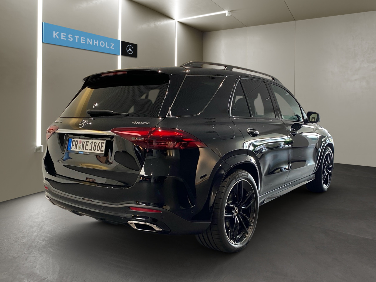 Getriebe: Automatikgetriebe 9 G-TRONIC, 9 G&auml;ngeDetailangaben f&uuml;r XEV Fahrzeug: Batterietechnologie: Lithium-Ionen,  Nutzbare Batteriekapazit&auml;t: 25,0kWh,  Schnellladezeit (in Minuten): 29 (10% bis 80%)Ausstattungslinie: AMG Line Exterieur,  AMG Line InterieurAusstattungspakete: Winterpaket,  AMG Sportpaket,  Komfort Paket: Vorr&uuml;stung f&uuml;r Konnektivit&auml;ts-Paket Navigation und Komfort,  Night-Paket,  Chrompaket,  SpiegelpaketAssistenzsysteme: Head-up-Display HUD,  Fernlichtassistent,  Aktiver Park-Assistent inkl. PARKTRONIC,  Surround-Kamerasystem: Park-Paket mit 360&deg;-Kamera,  DISTRONIC,  Berganfahrhilfe,  Bergabfahrhilfe,  Spracheingabesystem,  M&uuml;digkeitserkennung,  Aktiver Lenk-Assistent,  Fahrerassistenzpaket,  Anh&auml;ngerrangierassistent,  COLLISION PREVENTION ASSIST,  Verkehrszeichenerkennung m. Geschwindigkeitslimit-Assistent,  GespannstabilisierungLicht und Sicht: Multibeam LED Scheinwerfer,  Tagfahrlicht,  Automatisch abblendender Innenspiegel,  W&auml;rmeschutzverglasung,  Ambientebeleuchtung,  Lichtsensor,  MAGIC VISION CONTROLAudio &amp; Kommunikation: MBUX,  Navigationssystem,  Radio,  Digitaler Radioempfang DAB,  Burmester Surround-Soundsystem,  USB Anschluss,  Mercedes connect me,  Handyvorbereitung Bluetooth,  Android Auto u. Apple CarPlay,  Kabelloses Laden f&uuml;r Handys,  WLAN HotspotKomfort: Widescreen Cockpit,  Klimaautomatik,  Panorama-Schiebedach,  Fahrer-/Beifahrersitz elektrisch,  Memoryfunktion Fahrersitz,  Lordosenst&uuml;tze Fahrer/Beifahrer,  Sitzheizung vorn u. hinten,  Armauflage Fahrer/Beifahrer,  Servolenkung,  Lenks&auml;ule verstellbar,  Keyless-Start,  Start-Stopp System,  Zentralver. mit Fernbedienung,  Fensterheber elektrisch,  EASY-PACK Heckklappe,  Fahrprofilauswahl,  VorklimatisierungInterieur: Sitze Leder Leder Nappa / Leder schwarz,  Innenfarbe schwarz,  Multifunktions-Sport-/Lederlenkrad,  Lenkradheizung,  Bordcomputer,  Laderaumabdeckung: Easy Pack,  Dekoreinlagen: H31 Zierelemente Holz Eiche anthrazit offenporig,  Lenkrad-SchaltwippenExterieur: AIRMATIC DC,  Anh&auml;ngerkupplung schwenkbar,  Touchscreen Bedienung,  AMG Leichtmetallfelgen 22 Zoll,  Au&szlig;enspiegel elekt. anklappbar,  Bremsenergier&uuml;ckgewinnung,  Reifenpannenset,  Notrufsystem,  Ladekabel,  Gleichstromladesystem (DC Laden),  FahrzeugpersonalisierungSicherheit: i-Size Kindersitzbefestigung,  Fahrer- /Beifahrerairbag,  Kopfairbag vorn,  Seitenairbag vorn und hinten,  Knieairbag Fahrer,  Traktionskontrolle,  Elektr. Stabilit&auml;tsprogramm ESP,  Reifendruckkontrolle,  Wegfahrsperre,  Au&szlig;entemperatur Anzeige,  Antiblockiersystem ABS,  Bremsverschlei&szlig;anzeige,  Proaktives Insassenschutzsystem,  Notbremsassistent,  Akustischer Umfeldschutz,  Totwinkel-AssistentWeitere Ausstattung: 2S0 Digitales Extra: Individualisierungs-Paket,  34U Digitales Extra: Remote Services Premium,  K33 Erweitertes automatisches Wiederanfahren im Stau,  PDB Advanced-Plus-Paket mit  Digitalen Extras,  321 Fingerabdrucksensor,  38U Digitales Extra: Remote und Charging Services Plus,  273 Ausstiegswarnfunktion,  82B On-board AC-Lader bis 11 kW,  AKTIVER STAU-ASSISTENT,  Memory-PaketSonstige Ma&szlig;e und Gewichte: Nutzlast: 580 kg,  zul&auml;ssiges Gesamtgewicht: 3.260 kg,  Radstand: 2.995 mm24 Monate Garantie ab Erstzulassung. Fahrzeug hat Haltedauer. Liefertermin in Abstimmung mit dem Verk&auml;ufer. Irrt&uuml;mer und &Auml;nderungen vorbehalten