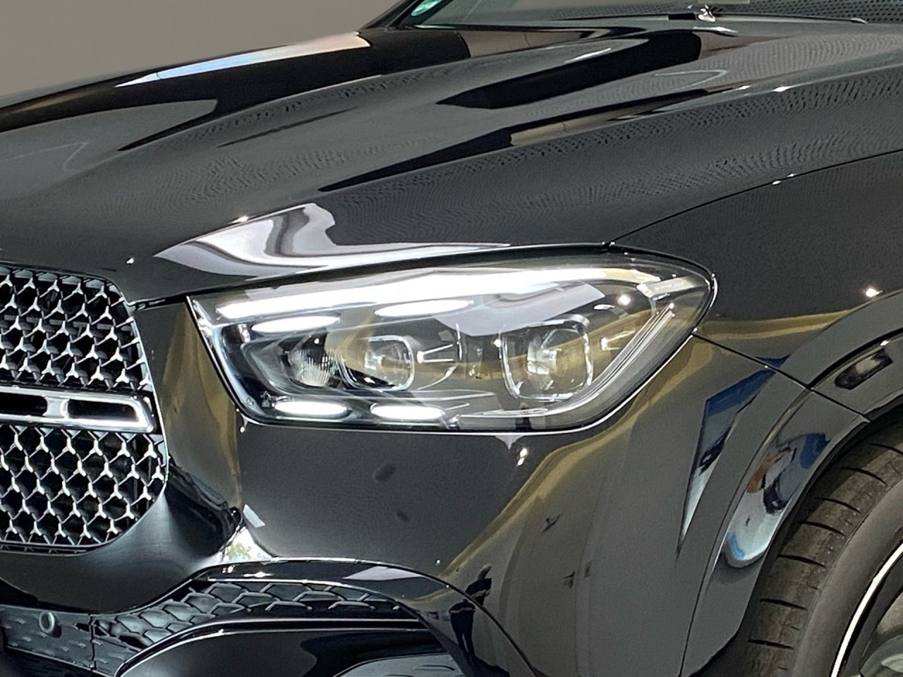 Getriebe: Automatikgetriebe 9 G-TRONIC, 9 G&auml;ngeDetailangaben f&uuml;r XEV Fahrzeug: Batterietechnologie: Lithium-Ionen,  Nutzbare Batteriekapazit&auml;t: 25,0kWh,  Schnellladezeit (in Minuten): 29 (10% bis 80%)Ausstattungslinie: AMG Line Exterieur,  AMG Line InterieurAusstattungspakete: Winterpaket,  AMG Sportpaket,  Komfort Paket: Vorr&uuml;stung f&uuml;r Konnektivit&auml;ts-Paket Navigation und Komfort,  Night-Paket,  Chrompaket,  SpiegelpaketAssistenzsysteme: Head-up-Display HUD,  Fernlichtassistent,  Aktiver Park-Assistent inkl. PARKTRONIC,  Surround-Kamerasystem: Park-Paket mit 360&deg;-Kamera,  DISTRONIC,  Berganfahrhilfe,  Bergabfahrhilfe,  Spracheingabesystem,  M&uuml;digkeitserkennung,  Aktiver Lenk-Assistent,  Fahrerassistenzpaket,  Anh&auml;ngerrangierassistent,  COLLISION PREVENTION ASSIST,  Verkehrszeichenerkennung m. Geschwindigkeitslimit-Assistent,  GespannstabilisierungLicht und Sicht: Multibeam LED Scheinwerfer,  Tagfahrlicht,  Automatisch abblendender Innenspiegel,  W&auml;rmeschutzverglasung,  Ambientebeleuchtung,  Lichtsensor,  MAGIC VISION CONTROLAudio &amp; Kommunikation: MBUX,  Navigationssystem,  Radio,  Digitaler Radioempfang DAB,  Burmester Surround-Soundsystem,  USB Anschluss,  Mercedes connect me,  Handyvorbereitung Bluetooth,  Android Auto u. Apple CarPlay,  Kabelloses Laden f&uuml;r Handys,  WLAN HotspotKomfort: Widescreen Cockpit,  Klimaautomatik,  Panorama-Schiebedach,  Fahrer-/Beifahrersitz elektrisch,  Memoryfunktion Fahrersitz,  Lordosenst&uuml;tze Fahrer/Beifahrer,  Sitzheizung vorn u. hinten,  Armauflage Fahrer/Beifahrer,  Servolenkung,  Lenks&auml;ule verstellbar,  Keyless-Start,  Start-Stopp System,  Zentralver. mit Fernbedienung,  Fensterheber elektrisch,  EASY-PACK Heckklappe,  Fahrprofilauswahl,  VorklimatisierungInterieur: Sitze Leder Leder Nappa / Leder schwarz,  Innenfarbe schwarz,  Multifunktions-Sport-/Lederlenkrad,  Lenkradheizung,  Bordcomputer,  Laderaumabdeckung: Easy Pack,  Dekoreinlagen: H31 Zierelemente Holz Eiche anthrazit offenporig,  Lenkrad-SchaltwippenExterieur: AIRMATIC DC,  Anh&auml;ngerkupplung schwenkbar,  Touchscreen Bedienung,  AMG Leichtmetallfelgen 22 Zoll,  Au&szlig;enspiegel elekt. anklappbar,  Bremsenergier&uuml;ckgewinnung,  Reifenpannenset,  Notrufsystem,  Ladekabel,  Gleichstromladesystem (DC Laden),  FahrzeugpersonalisierungSicherheit: i-Size Kindersitzbefestigung,  Fahrer- /Beifahrerairbag,  Kopfairbag vorn,  Seitenairbag vorn und hinten,  Knieairbag Fahrer,  Traktionskontrolle,  Elektr. Stabilit&auml;tsprogramm ESP,  Reifendruckkontrolle,  Wegfahrsperre,  Au&szlig;entemperatur Anzeige,  Antiblockiersystem ABS,  Bremsverschlei&szlig;anzeige,  Proaktives Insassenschutzsystem,  Notbremsassistent,  Akustischer Umfeldschutz,  Totwinkel-AssistentWeitere Ausstattung: 2S0 Digitales Extra: Individualisierungs-Paket,  34U Digitales Extra: Remote Services Premium,  K33 Erweitertes automatisches Wiederanfahren im Stau,  PDB Advanced-Plus-Paket mit  Digitalen Extras,  321 Fingerabdrucksensor,  38U Digitales Extra: Remote und Charging Services Plus,  273 Ausstiegswarnfunktion,  82B On-board AC-Lader bis 11 kW,  AKTIVER STAU-ASSISTENT,  Memory-PaketSonstige Ma&szlig;e und Gewichte: Nutzlast: 580 kg,  zul&auml;ssiges Gesamtgewicht: 3.260 kg,  Radstand: 2.995 mm24 Monate Garantie ab Erstzulassung. Fahrzeug hat Haltedauer. Liefertermin in Abstimmung mit dem Verk&auml;ufer. Irrt&uuml;mer und &Auml;nderungen vorbehalten