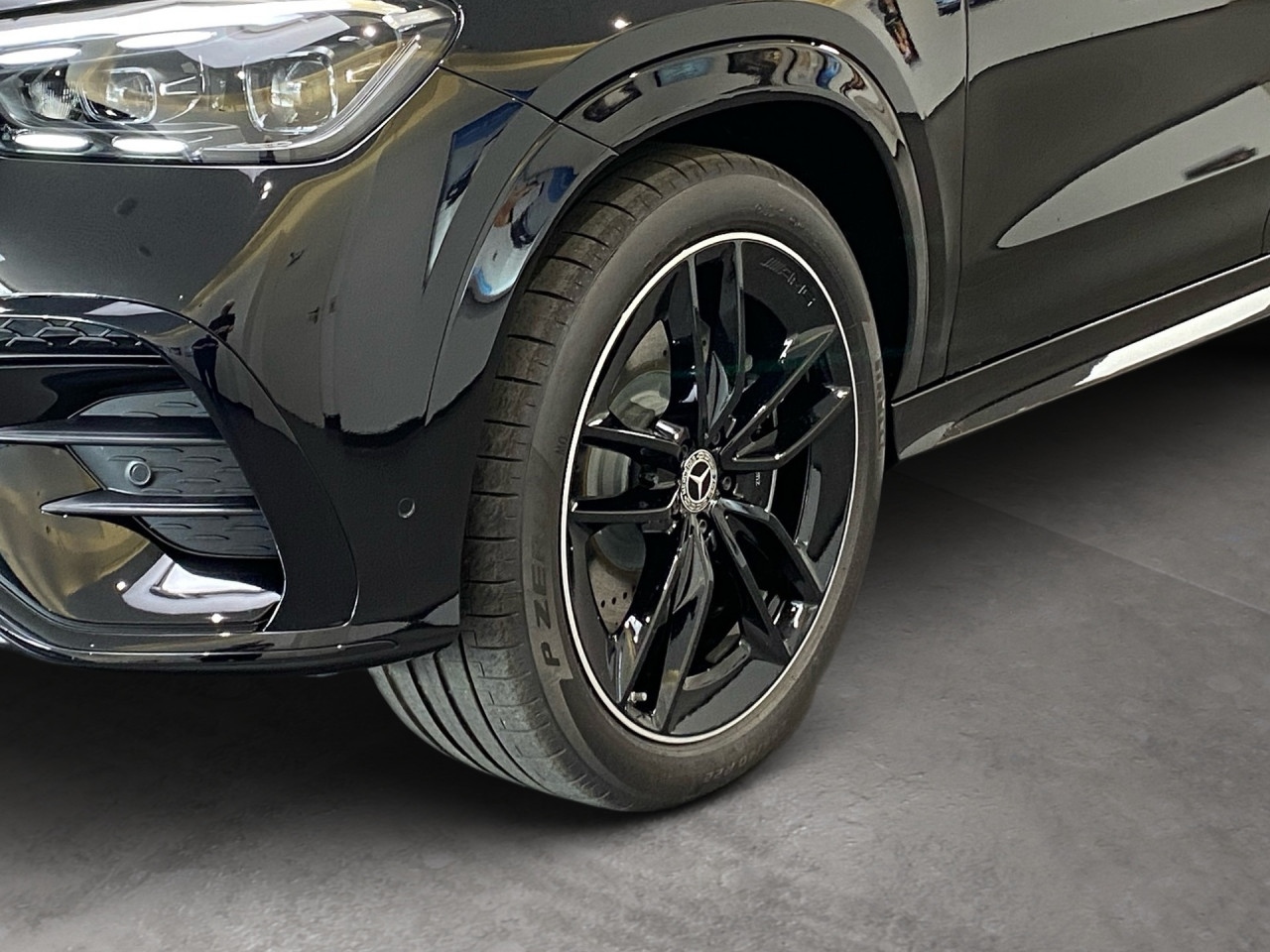 Getriebe: Automatikgetriebe 9 G-TRONIC, 9 G&auml;ngeDetailangaben f&uuml;r XEV Fahrzeug: Batterietechnologie: Lithium-Ionen,  Nutzbare Batteriekapazit&auml;t: 25,0kWh,  Schnellladezeit (in Minuten): 29 (10% bis 80%)Ausstattungslinie: AMG Line Exterieur,  AMG Line InterieurAusstattungspakete: Winterpaket,  AMG Sportpaket,  Komfort Paket: Vorr&uuml;stung f&uuml;r Konnektivit&auml;ts-Paket Navigation und Komfort,  Night-Paket,  Chrompaket,  SpiegelpaketAssistenzsysteme: Head-up-Display HUD,  Fernlichtassistent,  Aktiver Park-Assistent inkl. PARKTRONIC,  Surround-Kamerasystem: Park-Paket mit 360&deg;-Kamera,  DISTRONIC,  Berganfahrhilfe,  Bergabfahrhilfe,  Spracheingabesystem,  M&uuml;digkeitserkennung,  Aktiver Lenk-Assistent,  Fahrerassistenzpaket,  Anh&auml;ngerrangierassistent,  COLLISION PREVENTION ASSIST,  Verkehrszeichenerkennung m. Geschwindigkeitslimit-Assistent,  GespannstabilisierungLicht und Sicht: Multibeam LED Scheinwerfer,  Tagfahrlicht,  Automatisch abblendender Innenspiegel,  W&auml;rmeschutzverglasung,  Ambientebeleuchtung,  Lichtsensor,  MAGIC VISION CONTROLAudio &amp; Kommunikation: MBUX,  Navigationssystem,  Radio,  Digitaler Radioempfang DAB,  Burmester Surround-Soundsystem,  USB Anschluss,  Mercedes connect me,  Handyvorbereitung Bluetooth,  Android Auto u. Apple CarPlay,  Kabelloses Laden f&uuml;r Handys,  WLAN HotspotKomfort: Widescreen Cockpit,  Klimaautomatik,  Panorama-Schiebedach,  Fahrer-/Beifahrersitz elektrisch,  Memoryfunktion Fahrersitz,  Lordosenst&uuml;tze Fahrer/Beifahrer,  Sitzheizung vorn u. hinten,  Armauflage Fahrer/Beifahrer,  Servolenkung,  Lenks&auml;ule verstellbar,  Keyless-Start,  Start-Stopp System,  Zentralver. mit Fernbedienung,  Fensterheber elektrisch,  EASY-PACK Heckklappe,  Fahrprofilauswahl,  VorklimatisierungInterieur: Sitze Leder Leder Nappa / Leder schwarz,  Innenfarbe schwarz,  Multifunktions-Sport-/Lederlenkrad,  Lenkradheizung,  Bordcomputer,  Laderaumabdeckung: Easy Pack,  Dekoreinlagen: H31 Zierelemente Holz Eiche anthrazit offenporig,  Lenkrad-SchaltwippenExterieur: AIRMATIC DC,  Anh&auml;ngerkupplung schwenkbar,  Touchscreen Bedienung,  AMG Leichtmetallfelgen 22 Zoll,  Au&szlig;enspiegel elekt. anklappbar,  Bremsenergier&uuml;ckgewinnung,  Reifenpannenset,  Notrufsystem,  Ladekabel,  Gleichstromladesystem (DC Laden),  FahrzeugpersonalisierungSicherheit: i-Size Kindersitzbefestigung,  Fahrer- /Beifahrerairbag,  Kopfairbag vorn,  Seitenairbag vorn und hinten,  Knieairbag Fahrer,  Traktionskontrolle,  Elektr. Stabilit&auml;tsprogramm ESP,  Reifendruckkontrolle,  Wegfahrsperre,  Au&szlig;entemperatur Anzeige,  Antiblockiersystem ABS,  Bremsverschlei&szlig;anzeige,  Proaktives Insassenschutzsystem,  Notbremsassistent,  Akustischer Umfeldschutz,  Totwinkel-AssistentWeitere Ausstattung: 2S0 Digitales Extra: Individualisierungs-Paket,  34U Digitales Extra: Remote Services Premium,  K33 Erweitertes automatisches Wiederanfahren im Stau,  PDB Advanced-Plus-Paket mit  Digitalen Extras,  321 Fingerabdrucksensor,  38U Digitales Extra: Remote und Charging Services Plus,  273 Ausstiegswarnfunktion,  82B On-board AC-Lader bis 11 kW,  AKTIVER STAU-ASSISTENT,  Memory-PaketSonstige Ma&szlig;e und Gewichte: Nutzlast: 580 kg,  zul&auml;ssiges Gesamtgewicht: 3.260 kg,  Radstand: 2.995 mm24 Monate Garantie ab Erstzulassung. Fahrzeug hat Haltedauer. Liefertermin in Abstimmung mit dem Verk&auml;ufer. Irrt&uuml;mer und &Auml;nderungen vorbehalten