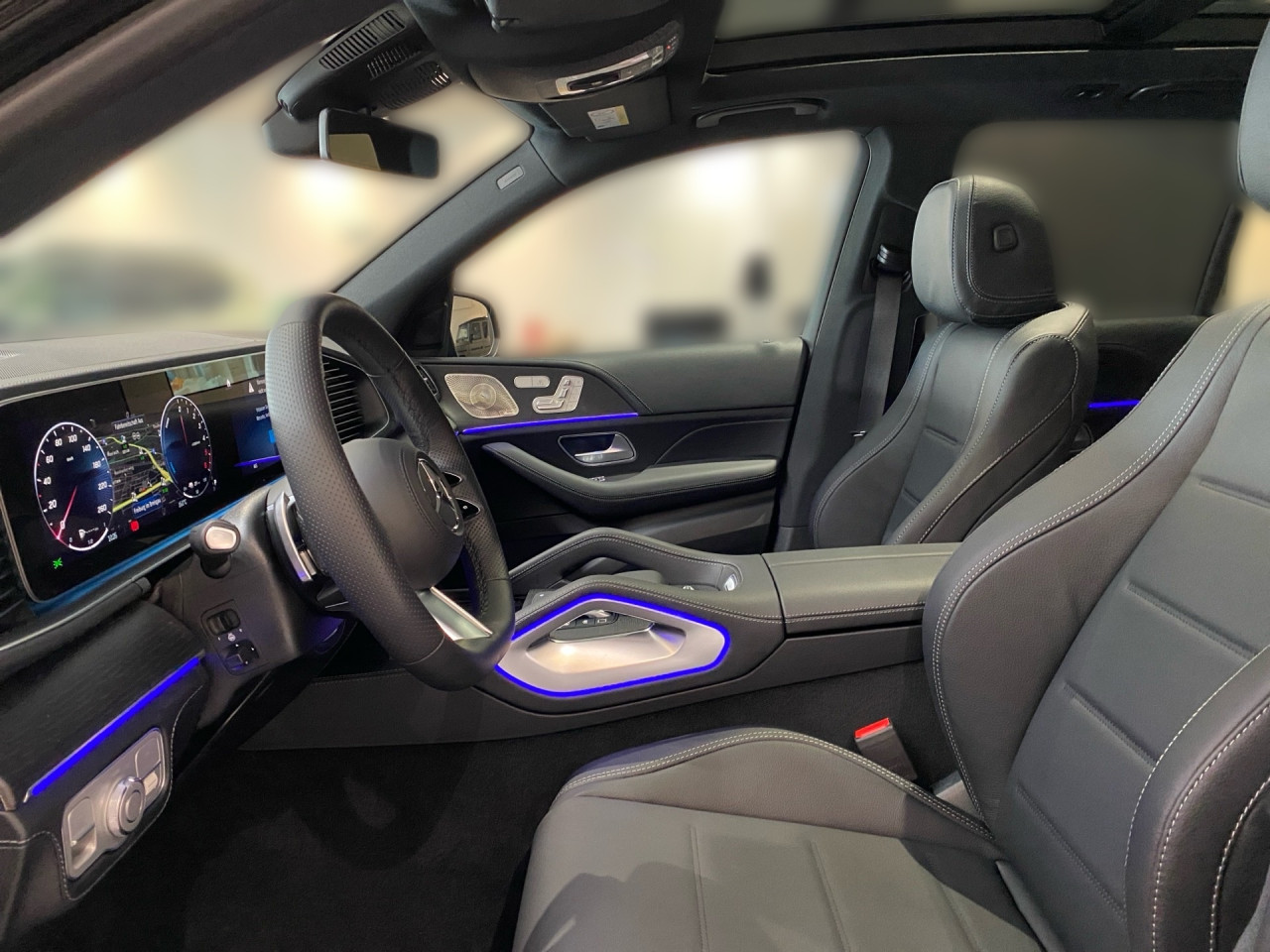 Getriebe: Automatikgetriebe 9 G-TRONIC, 9 G&auml;ngeDetailangaben f&uuml;r XEV Fahrzeug: Batterietechnologie: Lithium-Ionen,  Nutzbare Batteriekapazit&auml;t: 25,0kWh,  Schnellladezeit (in Minuten): 29 (10% bis 80%)Ausstattungslinie: AMG Line Exterieur,  AMG Line InterieurAusstattungspakete: Winterpaket,  AMG Sportpaket,  Komfort Paket: Vorr&uuml;stung f&uuml;r Konnektivit&auml;ts-Paket Navigation und Komfort,  Night-Paket,  Chrompaket,  SpiegelpaketAssistenzsysteme: Head-up-Display HUD,  Fernlichtassistent,  Aktiver Park-Assistent inkl. PARKTRONIC,  Surround-Kamerasystem: Park-Paket mit 360&deg;-Kamera,  DISTRONIC,  Berganfahrhilfe,  Bergabfahrhilfe,  Spracheingabesystem,  M&uuml;digkeitserkennung,  Aktiver Lenk-Assistent,  Fahrerassistenzpaket,  Anh&auml;ngerrangierassistent,  COLLISION PREVENTION ASSIST,  Verkehrszeichenerkennung m. Geschwindigkeitslimit-Assistent,  GespannstabilisierungLicht und Sicht: Multibeam LED Scheinwerfer,  Tagfahrlicht,  Automatisch abblendender Innenspiegel,  W&auml;rmeschutzverglasung,  Ambientebeleuchtung,  Lichtsensor,  MAGIC VISION CONTROLAudio &amp; Kommunikation: MBUX,  Navigationssystem,  Radio,  Digitaler Radioempfang DAB,  Burmester Surround-Soundsystem,  USB Anschluss,  Mercedes connect me,  Handyvorbereitung Bluetooth,  Android Auto u. Apple CarPlay,  Kabelloses Laden f&uuml;r Handys,  WLAN HotspotKomfort: Widescreen Cockpit,  Klimaautomatik,  Panorama-Schiebedach,  Fahrer-/Beifahrersitz elektrisch,  Memoryfunktion Fahrersitz,  Lordosenst&uuml;tze Fahrer/Beifahrer,  Sitzheizung vorn u. hinten,  Armauflage Fahrer/Beifahrer,  Servolenkung,  Lenks&auml;ule verstellbar,  Keyless-Start,  Start-Stopp System,  Zentralver. mit Fernbedienung,  Fensterheber elektrisch,  EASY-PACK Heckklappe,  Fahrprofilauswahl,  VorklimatisierungInterieur: Sitze Leder Leder Nappa / Leder schwarz,  Innenfarbe schwarz,  Multifunktions-Sport-/Lederlenkrad,  Lenkradheizung,  Bordcomputer,  Laderaumabdeckung: Easy Pack,  Dekoreinlagen: H31 Zierelemente Holz Eiche anthrazit offenporig,  Lenkrad-SchaltwippenExterieur: AIRMATIC DC,  Anh&auml;ngerkupplung schwenkbar,  Touchscreen Bedienung,  AMG Leichtmetallfelgen 22 Zoll,  Au&szlig;enspiegel elekt. anklappbar,  Bremsenergier&uuml;ckgewinnung,  Reifenpannenset,  Notrufsystem,  Ladekabel,  Gleichstromladesystem (DC Laden),  FahrzeugpersonalisierungSicherheit: i-Size Kindersitzbefestigung,  Fahrer- /Beifahrerairbag,  Kopfairbag vorn,  Seitenairbag vorn und hinten,  Knieairbag Fahrer,  Traktionskontrolle,  Elektr. Stabilit&auml;tsprogramm ESP,  Reifendruckkontrolle,  Wegfahrsperre,  Au&szlig;entemperatur Anzeige,  Antiblockiersystem ABS,  Bremsverschlei&szlig;anzeige,  Proaktives Insassenschutzsystem,  Notbremsassistent,  Akustischer Umfeldschutz,  Totwinkel-AssistentWeitere Ausstattung: 2S0 Digitales Extra: Individualisierungs-Paket,  34U Digitales Extra: Remote Services Premium,  K33 Erweitertes automatisches Wiederanfahren im Stau,  PDB Advanced-Plus-Paket mit  Digitalen Extras,  321 Fingerabdrucksensor,  38U Digitales Extra: Remote und Charging Services Plus,  273 Ausstiegswarnfunktion,  82B On-board AC-Lader bis 11 kW,  AKTIVER STAU-ASSISTENT,  Memory-PaketSonstige Ma&szlig;e und Gewichte: Nutzlast: 580 kg,  zul&auml;ssiges Gesamtgewicht: 3.260 kg,  Radstand: 2.995 mm24 Monate Garantie ab Erstzulassung. Fahrzeug hat Haltedauer. Liefertermin in Abstimmung mit dem Verk&auml;ufer. Irrt&uuml;mer und &Auml;nderungen vorbehalten