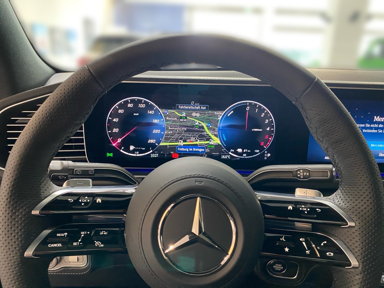 Getriebe: Automatikgetriebe 9 G-TRONIC, 9 G&auml;ngeDetailangaben f&uuml;r XEV Fahrzeug: Batterietechnologie: Lithium-Ionen,  Nutzbare Batteriekapazit&auml;t: 25,0kWh,  Schnellladezeit (in Minuten): 29 (10% bis 80%)Ausstattungslinie: AMG Line Exterieur,  AMG Line InterieurAusstattungspakete: Winterpaket,  AMG Sportpaket,  Komfort Paket: Vorr&uuml;stung f&uuml;r Konnektivit&auml;ts-Paket Navigation und Komfort,  Night-Paket,  Chrompaket,  SpiegelpaketAssistenzsysteme: Head-up-Display HUD,  Fernlichtassistent,  Aktiver Park-Assistent inkl. PARKTRONIC,  Surround-Kamerasystem: Park-Paket mit 360&deg;-Kamera,  DISTRONIC,  Berganfahrhilfe,  Bergabfahrhilfe,  Spracheingabesystem,  M&uuml;digkeitserkennung,  Aktiver Lenk-Assistent,  Fahrerassistenzpaket,  Anh&auml;ngerrangierassistent,  COLLISION PREVENTION ASSIST,  Verkehrszeichenerkennung m. Geschwindigkeitslimit-Assistent,  GespannstabilisierungLicht und Sicht: Multibeam LED Scheinwerfer,  Tagfahrlicht,  Automatisch abblendender Innenspiegel,  W&auml;rmeschutzverglasung,  Ambientebeleuchtung,  Lichtsensor,  MAGIC VISION CONTROLAudio &amp; Kommunikation: MBUX,  Navigationssystem,  Radio,  Digitaler Radioempfang DAB,  Burmester Surround-Soundsystem,  USB Anschluss,  Mercedes connect me,  Handyvorbereitung Bluetooth,  Android Auto u. Apple CarPlay,  Kabelloses Laden f&uuml;r Handys,  WLAN HotspotKomfort: Widescreen Cockpit,  Klimaautomatik,  Panorama-Schiebedach,  Fahrer-/Beifahrersitz elektrisch,  Memoryfunktion Fahrersitz,  Lordosenst&uuml;tze Fahrer/Beifahrer,  Sitzheizung vorn u. hinten,  Armauflage Fahrer/Beifahrer,  Servolenkung,  Lenks&auml;ule verstellbar,  Keyless-Start,  Start-Stopp System,  Zentralver. mit Fernbedienung,  Fensterheber elektrisch,  EASY-PACK Heckklappe,  Fahrprofilauswahl,  VorklimatisierungInterieur: Sitze Leder Leder Nappa / Leder schwarz,  Innenfarbe schwarz,  Multifunktions-Sport-/Lederlenkrad,  Lenkradheizung,  Bordcomputer,  Laderaumabdeckung: Easy Pack,  Dekoreinlagen: H31 Zierelemente Holz Eiche anthrazit offenporig,  Lenkrad-SchaltwippenExterieur: AIRMATIC DC,  Anh&auml;ngerkupplung schwenkbar,  Touchscreen Bedienung,  AMG Leichtmetallfelgen 22 Zoll,  Au&szlig;enspiegel elekt. anklappbar,  Bremsenergier&uuml;ckgewinnung,  Reifenpannenset,  Notrufsystem,  Ladekabel,  Gleichstromladesystem (DC Laden),  FahrzeugpersonalisierungSicherheit: i-Size Kindersitzbefestigung,  Fahrer- /Beifahrerairbag,  Kopfairbag vorn,  Seitenairbag vorn und hinten,  Knieairbag Fahrer,  Traktionskontrolle,  Elektr. Stabilit&auml;tsprogramm ESP,  Reifendruckkontrolle,  Wegfahrsperre,  Au&szlig;entemperatur Anzeige,  Antiblockiersystem ABS,  Bremsverschlei&szlig;anzeige,  Proaktives Insassenschutzsystem,  Notbremsassistent,  Akustischer Umfeldschutz,  Totwinkel-AssistentWeitere Ausstattung: 2S0 Digitales Extra: Individualisierungs-Paket,  34U Digitales Extra: Remote Services Premium,  K33 Erweitertes automatisches Wiederanfahren im Stau,  PDB Advanced-Plus-Paket mit  Digitalen Extras,  321 Fingerabdrucksensor,  38U Digitales Extra: Remote und Charging Services Plus,  273 Ausstiegswarnfunktion,  82B On-board AC-Lader bis 11 kW,  AKTIVER STAU-ASSISTENT,  Memory-PaketSonstige Ma&szlig;e und Gewichte: Nutzlast: 580 kg,  zul&auml;ssiges Gesamtgewicht: 3.260 kg,  Radstand: 2.995 mm24 Monate Garantie ab Erstzulassung. Fahrzeug hat Haltedauer. Liefertermin in Abstimmung mit dem Verk&auml;ufer. Irrt&uuml;mer und &Auml;nderungen vorbehalten