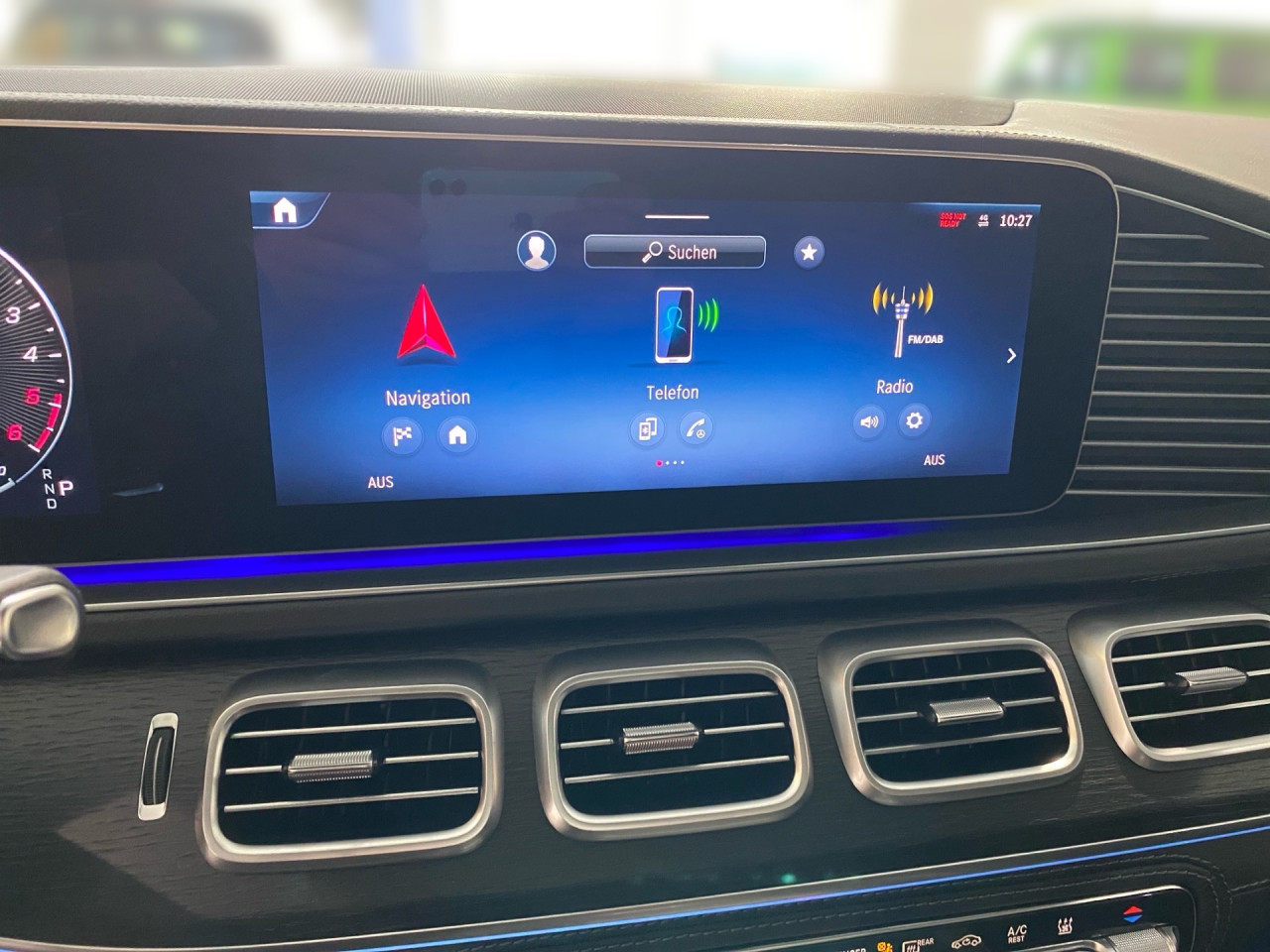 Getriebe: Automatikgetriebe 9 G-TRONIC, 9 G&auml;ngeDetailangaben f&uuml;r XEV Fahrzeug: Batterietechnologie: Lithium-Ionen,  Nutzbare Batteriekapazit&auml;t: 25,0kWh,  Schnellladezeit (in Minuten): 29 (10% bis 80%)Ausstattungslinie: AMG Line Exterieur,  AMG Line InterieurAusstattungspakete: Winterpaket,  AMG Sportpaket,  Komfort Paket: Vorr&uuml;stung f&uuml;r Konnektivit&auml;ts-Paket Navigation und Komfort,  Night-Paket,  Chrompaket,  SpiegelpaketAssistenzsysteme: Head-up-Display HUD,  Fernlichtassistent,  Aktiver Park-Assistent inkl. PARKTRONIC,  Surround-Kamerasystem: Park-Paket mit 360&deg;-Kamera,  DISTRONIC,  Berganfahrhilfe,  Bergabfahrhilfe,  Spracheingabesystem,  M&uuml;digkeitserkennung,  Aktiver Lenk-Assistent,  Fahrerassistenzpaket,  Anh&auml;ngerrangierassistent,  COLLISION PREVENTION ASSIST,  Verkehrszeichenerkennung m. Geschwindigkeitslimit-Assistent,  GespannstabilisierungLicht und Sicht: Multibeam LED Scheinwerfer,  Tagfahrlicht,  Automatisch abblendender Innenspiegel,  W&auml;rmeschutzverglasung,  Ambientebeleuchtung,  Lichtsensor,  MAGIC VISION CONTROLAudio &amp; Kommunikation: MBUX,  Navigationssystem,  Radio,  Digitaler Radioempfang DAB,  Burmester Surround-Soundsystem,  USB Anschluss,  Mercedes connect me,  Handyvorbereitung Bluetooth,  Android Auto u. Apple CarPlay,  Kabelloses Laden f&uuml;r Handys,  WLAN HotspotKomfort: Widescreen Cockpit,  Klimaautomatik,  Panorama-Schiebedach,  Fahrer-/Beifahrersitz elektrisch,  Memoryfunktion Fahrersitz,  Lordosenst&uuml;tze Fahrer/Beifahrer,  Sitzheizung vorn u. hinten,  Armauflage Fahrer/Beifahrer,  Servolenkung,  Lenks&auml;ule verstellbar,  Keyless-Start,  Start-Stopp System,  Zentralver. mit Fernbedienung,  Fensterheber elektrisch,  EASY-PACK Heckklappe,  Fahrprofilauswahl,  VorklimatisierungInterieur: Sitze Leder Leder Nappa / Leder schwarz,  Innenfarbe schwarz,  Multifunktions-Sport-/Lederlenkrad,  Lenkradheizung,  Bordcomputer,  Laderaumabdeckung: Easy Pack,  Dekoreinlagen: H31 Zierelemente Holz Eiche anthrazit offenporig,  Lenkrad-SchaltwippenExterieur: AIRMATIC DC,  Anh&auml;ngerkupplung schwenkbar,  Touchscreen Bedienung,  AMG Leichtmetallfelgen 22 Zoll,  Au&szlig;enspiegel elekt. anklappbar,  Bremsenergier&uuml;ckgewinnung,  Reifenpannenset,  Notrufsystem,  Ladekabel,  Gleichstromladesystem (DC Laden),  FahrzeugpersonalisierungSicherheit: i-Size Kindersitzbefestigung,  Fahrer- /Beifahrerairbag,  Kopfairbag vorn,  Seitenairbag vorn und hinten,  Knieairbag Fahrer,  Traktionskontrolle,  Elektr. Stabilit&auml;tsprogramm ESP,  Reifendruckkontrolle,  Wegfahrsperre,  Au&szlig;entemperatur Anzeige,  Antiblockiersystem ABS,  Bremsverschlei&szlig;anzeige,  Proaktives Insassenschutzsystem,  Notbremsassistent,  Akustischer Umfeldschutz,  Totwinkel-AssistentWeitere Ausstattung: 2S0 Digitales Extra: Individualisierungs-Paket,  34U Digitales Extra: Remote Services Premium,  K33 Erweitertes automatisches Wiederanfahren im Stau,  PDB Advanced-Plus-Paket mit  Digitalen Extras,  321 Fingerabdrucksensor,  38U Digitales Extra: Remote und Charging Services Plus,  273 Ausstiegswarnfunktion,  82B On-board AC-Lader bis 11 kW,  AKTIVER STAU-ASSISTENT,  Memory-PaketSonstige Ma&szlig;e und Gewichte: Nutzlast: 580 kg,  zul&auml;ssiges Gesamtgewicht: 3.260 kg,  Radstand: 2.995 mm24 Monate Garantie ab Erstzulassung. Fahrzeug hat Haltedauer. Liefertermin in Abstimmung mit dem Verk&auml;ufer. Irrt&uuml;mer und &Auml;nderungen vorbehalten