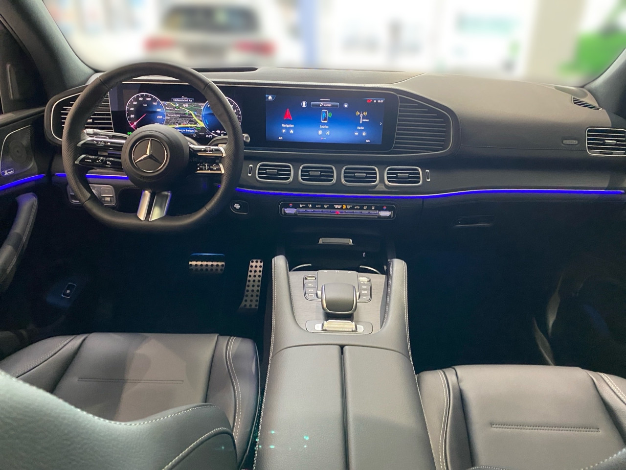Getriebe: Automatikgetriebe 9 G-TRONIC, 9 G&auml;ngeDetailangaben f&uuml;r XEV Fahrzeug: Batterietechnologie: Lithium-Ionen,  Nutzbare Batteriekapazit&auml;t: 25,0kWh,  Schnellladezeit (in Minuten): 29 (10% bis 80%)Ausstattungslinie: AMG Line Exterieur,  AMG Line InterieurAusstattungspakete: Winterpaket,  AMG Sportpaket,  Komfort Paket: Vorr&uuml;stung f&uuml;r Konnektivit&auml;ts-Paket Navigation und Komfort,  Night-Paket,  Chrompaket,  SpiegelpaketAssistenzsysteme: Head-up-Display HUD,  Fernlichtassistent,  Aktiver Park-Assistent inkl. PARKTRONIC,  Surround-Kamerasystem: Park-Paket mit 360&deg;-Kamera,  DISTRONIC,  Berganfahrhilfe,  Bergabfahrhilfe,  Spracheingabesystem,  M&uuml;digkeitserkennung,  Aktiver Lenk-Assistent,  Fahrerassistenzpaket,  Anh&auml;ngerrangierassistent,  COLLISION PREVENTION ASSIST,  Verkehrszeichenerkennung m. Geschwindigkeitslimit-Assistent,  GespannstabilisierungLicht und Sicht: Multibeam LED Scheinwerfer,  Tagfahrlicht,  Automatisch abblendender Innenspiegel,  W&auml;rmeschutzverglasung,  Ambientebeleuchtung,  Lichtsensor,  MAGIC VISION CONTROLAudio &amp; Kommunikation: MBUX,  Navigationssystem,  Radio,  Digitaler Radioempfang DAB,  Burmester Surround-Soundsystem,  USB Anschluss,  Mercedes connect me,  Handyvorbereitung Bluetooth,  Android Auto u. Apple CarPlay,  Kabelloses Laden f&uuml;r Handys,  WLAN HotspotKomfort: Widescreen Cockpit,  Klimaautomatik,  Panorama-Schiebedach,  Fahrer-/Beifahrersitz elektrisch,  Memoryfunktion Fahrersitz,  Lordosenst&uuml;tze Fahrer/Beifahrer,  Sitzheizung vorn u. hinten,  Armauflage Fahrer/Beifahrer,  Servolenkung,  Lenks&auml;ule verstellbar,  Keyless-Start,  Start-Stopp System,  Zentralver. mit Fernbedienung,  Fensterheber elektrisch,  EASY-PACK Heckklappe,  Fahrprofilauswahl,  VorklimatisierungInterieur: Sitze Leder Leder Nappa / Leder schwarz,  Innenfarbe schwarz,  Multifunktions-Sport-/Lederlenkrad,  Lenkradheizung,  Bordcomputer,  Laderaumabdeckung: Easy Pack,  Dekoreinlagen: H31 Zierelemente Holz Eiche anthrazit offenporig,  Lenkrad-SchaltwippenExterieur: AIRMATIC DC,  Anh&auml;ngerkupplung schwenkbar,  Touchscreen Bedienung,  AMG Leichtmetallfelgen 22 Zoll,  Au&szlig;enspiegel elekt. anklappbar,  Bremsenergier&uuml;ckgewinnung,  Reifenpannenset,  Notrufsystem,  Ladekabel,  Gleichstromladesystem (DC Laden),  FahrzeugpersonalisierungSicherheit: i-Size Kindersitzbefestigung,  Fahrer- /Beifahrerairbag,  Kopfairbag vorn,  Seitenairbag vorn und hinten,  Knieairbag Fahrer,  Traktionskontrolle,  Elektr. Stabilit&auml;tsprogramm ESP,  Reifendruckkontrolle,  Wegfahrsperre,  Au&szlig;entemperatur Anzeige,  Antiblockiersystem ABS,  Bremsverschlei&szlig;anzeige,  Proaktives Insassenschutzsystem,  Notbremsassistent,  Akustischer Umfeldschutz,  Totwinkel-AssistentWeitere Ausstattung: 2S0 Digitales Extra: Individualisierungs-Paket,  34U Digitales Extra: Remote Services Premium,  K33 Erweitertes automatisches Wiederanfahren im Stau,  PDB Advanced-Plus-Paket mit  Digitalen Extras,  321 Fingerabdrucksensor,  38U Digitales Extra: Remote und Charging Services Plus,  273 Ausstiegswarnfunktion,  82B On-board AC-Lader bis 11 kW,  AKTIVER STAU-ASSISTENT,  Memory-PaketSonstige Ma&szlig;e und Gewichte: Nutzlast: 580 kg,  zul&auml;ssiges Gesamtgewicht: 3.260 kg,  Radstand: 2.995 mm24 Monate Garantie ab Erstzulassung. Fahrzeug hat Haltedauer. Liefertermin in Abstimmung mit dem Verk&auml;ufer. Irrt&uuml;mer und &Auml;nderungen vorbehalten