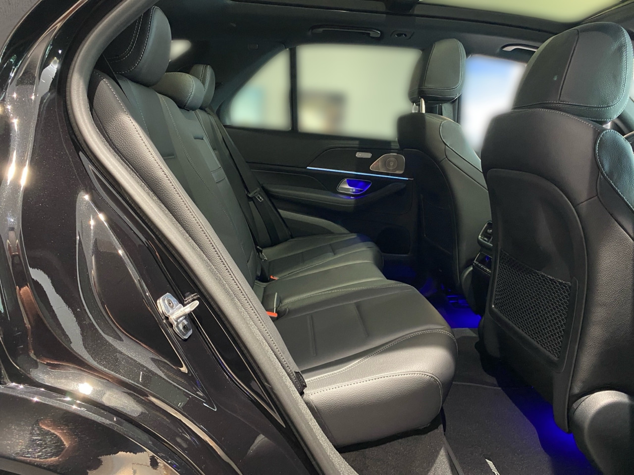 Getriebe: Automatikgetriebe 9 G-TRONIC, 9 G&auml;ngeDetailangaben f&uuml;r XEV Fahrzeug: Batterietechnologie: Lithium-Ionen,  Nutzbare Batteriekapazit&auml;t: 25,0kWh,  Schnellladezeit (in Minuten): 29 (10% bis 80%)Ausstattungslinie: AMG Line Exterieur,  AMG Line InterieurAusstattungspakete: Winterpaket,  AMG Sportpaket,  Komfort Paket: Vorr&uuml;stung f&uuml;r Konnektivit&auml;ts-Paket Navigation und Komfort,  Night-Paket,  Chrompaket,  SpiegelpaketAssistenzsysteme: Head-up-Display HUD,  Fernlichtassistent,  Aktiver Park-Assistent inkl. PARKTRONIC,  Surround-Kamerasystem: Park-Paket mit 360&deg;-Kamera,  DISTRONIC,  Berganfahrhilfe,  Bergabfahrhilfe,  Spracheingabesystem,  M&uuml;digkeitserkennung,  Aktiver Lenk-Assistent,  Fahrerassistenzpaket,  Anh&auml;ngerrangierassistent,  COLLISION PREVENTION ASSIST,  Verkehrszeichenerkennung m. Geschwindigkeitslimit-Assistent,  GespannstabilisierungLicht und Sicht: Multibeam LED Scheinwerfer,  Tagfahrlicht,  Automatisch abblendender Innenspiegel,  W&auml;rmeschutzverglasung,  Ambientebeleuchtung,  Lichtsensor,  MAGIC VISION CONTROLAudio &amp; Kommunikation: MBUX,  Navigationssystem,  Radio,  Digitaler Radioempfang DAB,  Burmester Surround-Soundsystem,  USB Anschluss,  Mercedes connect me,  Handyvorbereitung Bluetooth,  Android Auto u. Apple CarPlay,  Kabelloses Laden f&uuml;r Handys,  WLAN HotspotKomfort: Widescreen Cockpit,  Klimaautomatik,  Panorama-Schiebedach,  Fahrer-/Beifahrersitz elektrisch,  Memoryfunktion Fahrersitz,  Lordosenst&uuml;tze Fahrer/Beifahrer,  Sitzheizung vorn u. hinten,  Armauflage Fahrer/Beifahrer,  Servolenkung,  Lenks&auml;ule verstellbar,  Keyless-Start,  Start-Stopp System,  Zentralver. mit Fernbedienung,  Fensterheber elektrisch,  EASY-PACK Heckklappe,  Fahrprofilauswahl,  VorklimatisierungInterieur: Sitze Leder Leder Nappa / Leder schwarz,  Innenfarbe schwarz,  Multifunktions-Sport-/Lederlenkrad,  Lenkradheizung,  Bordcomputer,  Laderaumabdeckung: Easy Pack,  Dekoreinlagen: H31 Zierelemente Holz Eiche anthrazit offenporig,  Lenkrad-SchaltwippenExterieur: AIRMATIC DC,  Anh&auml;ngerkupplung schwenkbar,  Touchscreen Bedienung,  AMG Leichtmetallfelgen 22 Zoll,  Au&szlig;enspiegel elekt. anklappbar,  Bremsenergier&uuml;ckgewinnung,  Reifenpannenset,  Notrufsystem,  Ladekabel,  Gleichstromladesystem (DC Laden),  FahrzeugpersonalisierungSicherheit: i-Size Kindersitzbefestigung,  Fahrer- /Beifahrerairbag,  Kopfairbag vorn,  Seitenairbag vorn und hinten,  Knieairbag Fahrer,  Traktionskontrolle,  Elektr. Stabilit&auml;tsprogramm ESP,  Reifendruckkontrolle,  Wegfahrsperre,  Au&szlig;entemperatur Anzeige,  Antiblockiersystem ABS,  Bremsverschlei&szlig;anzeige,  Proaktives Insassenschutzsystem,  Notbremsassistent,  Akustischer Umfeldschutz,  Totwinkel-AssistentWeitere Ausstattung: 2S0 Digitales Extra: Individualisierungs-Paket,  34U Digitales Extra: Remote Services Premium,  K33 Erweitertes automatisches Wiederanfahren im Stau,  PDB Advanced-Plus-Paket mit  Digitalen Extras,  321 Fingerabdrucksensor,  38U Digitales Extra: Remote und Charging Services Plus,  273 Ausstiegswarnfunktion,  82B On-board AC-Lader bis 11 kW,  AKTIVER STAU-ASSISTENT,  Memory-PaketSonstige Ma&szlig;e und Gewichte: Nutzlast: 580 kg,  zul&auml;ssiges Gesamtgewicht: 3.260 kg,  Radstand: 2.995 mm24 Monate Garantie ab Erstzulassung. Fahrzeug hat Haltedauer. Liefertermin in Abstimmung mit dem Verk&auml;ufer. Irrt&uuml;mer und &Auml;nderungen vorbehalten
