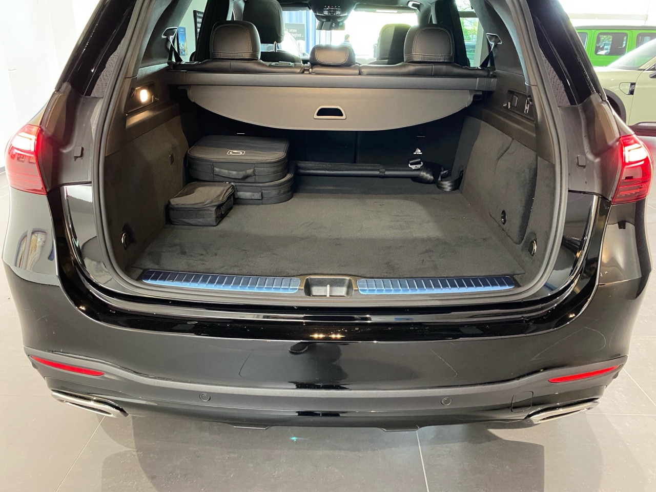 Getriebe: Automatikgetriebe 9 G-TRONIC, 9 G&auml;ngeDetailangaben f&uuml;r XEV Fahrzeug: Batterietechnologie: Lithium-Ionen,  Nutzbare Batteriekapazit&auml;t: 25,0kWh,  Schnellladezeit (in Minuten): 29 (10% bis 80%)Ausstattungslinie: AMG Line Exterieur,  AMG Line InterieurAusstattungspakete: Winterpaket,  AMG Sportpaket,  Komfort Paket: Vorr&uuml;stung f&uuml;r Konnektivit&auml;ts-Paket Navigation und Komfort,  Night-Paket,  Chrompaket,  SpiegelpaketAssistenzsysteme: Head-up-Display HUD,  Fernlichtassistent,  Aktiver Park-Assistent inkl. PARKTRONIC,  Surround-Kamerasystem: Park-Paket mit 360&deg;-Kamera,  DISTRONIC,  Berganfahrhilfe,  Bergabfahrhilfe,  Spracheingabesystem,  M&uuml;digkeitserkennung,  Aktiver Lenk-Assistent,  Fahrerassistenzpaket,  Anh&auml;ngerrangierassistent,  COLLISION PREVENTION ASSIST,  Verkehrszeichenerkennung m. Geschwindigkeitslimit-Assistent,  GespannstabilisierungLicht und Sicht: Multibeam LED Scheinwerfer,  Tagfahrlicht,  Automatisch abblendender Innenspiegel,  W&auml;rmeschutzverglasung,  Ambientebeleuchtung,  Lichtsensor,  MAGIC VISION CONTROLAudio &amp; Kommunikation: MBUX,  Navigationssystem,  Radio,  Digitaler Radioempfang DAB,  Burmester Surround-Soundsystem,  USB Anschluss,  Mercedes connect me,  Handyvorbereitung Bluetooth,  Android Auto u. Apple CarPlay,  Kabelloses Laden f&uuml;r Handys,  WLAN HotspotKomfort: Widescreen Cockpit,  Klimaautomatik,  Panorama-Schiebedach,  Fahrer-/Beifahrersitz elektrisch,  Memoryfunktion Fahrersitz,  Lordosenst&uuml;tze Fahrer/Beifahrer,  Sitzheizung vorn u. hinten,  Armauflage Fahrer/Beifahrer,  Servolenkung,  Lenks&auml;ule verstellbar,  Keyless-Start,  Start-Stopp System,  Zentralver. mit Fernbedienung,  Fensterheber elektrisch,  EASY-PACK Heckklappe,  Fahrprofilauswahl,  VorklimatisierungInterieur: Sitze Leder Leder Nappa / Leder schwarz,  Innenfarbe schwarz,  Multifunktions-Sport-/Lederlenkrad,  Lenkradheizung,  Bordcomputer,  Laderaumabdeckung: Easy Pack,  Dekoreinlagen: H31 Zierelemente Holz Eiche anthrazit offenporig,  Lenkrad-SchaltwippenExterieur: AIRMATIC DC,  Anh&auml;ngerkupplung schwenkbar,  Touchscreen Bedienung,  AMG Leichtmetallfelgen 22 Zoll,  Au&szlig;enspiegel elekt. anklappbar,  Bremsenergier&uuml;ckgewinnung,  Reifenpannenset,  Notrufsystem,  Ladekabel,  Gleichstromladesystem (DC Laden),  FahrzeugpersonalisierungSicherheit: i-Size Kindersitzbefestigung,  Fahrer- /Beifahrerairbag,  Kopfairbag vorn,  Seitenairbag vorn und hinten,  Knieairbag Fahrer,  Traktionskontrolle,  Elektr. Stabilit&auml;tsprogramm ESP,  Reifendruckkontrolle,  Wegfahrsperre,  Au&szlig;entemperatur Anzeige,  Antiblockiersystem ABS,  Bremsverschlei&szlig;anzeige,  Proaktives Insassenschutzsystem,  Notbremsassistent,  Akustischer Umfeldschutz,  Totwinkel-AssistentWeitere Ausstattung: 2S0 Digitales Extra: Individualisierungs-Paket,  34U Digitales Extra: Remote Services Premium,  K33 Erweitertes automatisches Wiederanfahren im Stau,  PDB Advanced-Plus-Paket mit  Digitalen Extras,  321 Fingerabdrucksensor,  38U Digitales Extra: Remote und Charging Services Plus,  273 Ausstiegswarnfunktion,  82B On-board AC-Lader bis 11 kW,  AKTIVER STAU-ASSISTENT,  Memory-PaketSonstige Ma&szlig;e und Gewichte: Nutzlast: 580 kg,  zul&auml;ssiges Gesamtgewicht: 3.260 kg,  Radstand: 2.995 mm24 Monate Garantie ab Erstzulassung. Fahrzeug hat Haltedauer. Liefertermin in Abstimmung mit dem Verk&auml;ufer. Irrt&uuml;mer und &Auml;nderungen vorbehalten