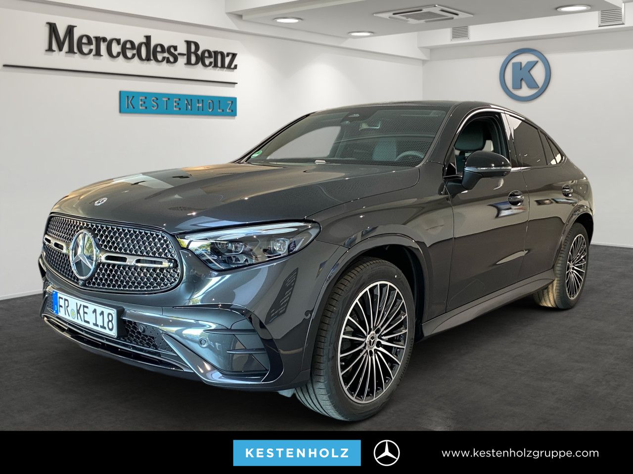 Getriebe: Automatikgetriebe 9 G-TRONIC, 9 G&auml;ngeAusstattungslinie: AMG Line Exterieur: Advanced Plus,  AMG Line InterieurAusstattungspakete: Winterpaket,  AMG Sportpaket,  Komfort Paket: Kofferraumkomfort-Paket,  Night-Paket,  Lichtpaket: Innenlichtpaket,  Ablagepaket,  Chrompaket,  SpiegelpaketAssistenzsysteme: Fernlichtassistent,  Aktiver Park-Assistent inkl. PARKTRONIC,  Surround-Kamerasystem: Park-Paket mit 360&deg;-Kamera,  DISTRONIC,  Berganfahrhilfe,  Spracheingabesystem,  M&uuml;digkeitserkennung,  Spurhalteassistent,  Bremsassistent,  COLLISION PREVENTION ASSIST,  ATTENTION ASSIST,  Verkehrszeichenerkennung,  GespannstabilisierungLicht und Sicht: Digital Light,  Tagfahrlicht,  Regensensor,  Automatisch abblendender Innenspiegel,  W&auml;rmeschutzverglasung,  Ambientebeleuchtung mehrfarbig,  LichtsensorAudio &amp; Kommunikation: MBUX,  Navigationssystem,  Radio,  Multi-Funktions-Display,  Digitaler Radioempfang DAB,  Soundsystem,  USB Anschluss,  Handyvorbereitung Bluetooth,  Android Auto u. Apple CarPlay,  Kabelloses Laden f&uuml;r Handys,  WLAN HotspotKomfort: Widescreen Cockpit,  Klimaautomatik,  Panorama-Schiebedach,  Fahrer-/Beifahrersitz elektrisch,  Memoryfunktion Fahrersitz,  Lordosenst&uuml;tze Fahrer/Beifahrer,  Sitzheizung Fahrer/Beifahrer,  Sportsitze,  Armauflage Fahrer/Beifahrer,  Servolenkung,  Lenks&auml;ule verstellbar,  Keyless-Start,  Start-Stopp System,  Zentralver. mit Fernbedienung,  Fensterheber elektrisch,  EASY-PACK Heckklappe,  DYNAMIC SELECT,  Getr&auml;nkehalter vornInterieur: Sitze Kunstleder Ledernachbildung ARTICO / Mikrofaser MICROCUT schwarz,  Innenfarbe schwarz,  Multifunktions-Sport-/Lederlenkrad,  Lenkradheizung,  Bordcomputer,  R&uuml;cksitze klappbar,  Laderaumabdeckung: Easy Pack,  Dekoreinlagen: H08 Zierelemente Holz Linde linestructure anthrazit offenporig,  Lenkrad-SchaltwippenExterieur: Anh&auml;ngerkupplung schwenkbar,  Sportfahrwerk,  Touchscreen Bedienung,  AMG Leichtmetallfelgen 20 Zoll,  Au&szlig;enspiegel elekt. anklappbar,  Reifenpannenset,  NotrufsystemAirbags: Mittelairbag vornSicherheit: i-Size Kindersitzbefestigung,  Fahrer- /Beifahrerairbag,  Seitenairbag vorn und hinten,  Knieairbag Fahrer,  Traktionskontrolle,  Elektr. Stabilit&auml;tsprogramm ESP,  Reifendruckkontrolle,  Diebstahlwarnanlage,  Wegfahrsperre,  Au&szlig;entemperatur Anzeige,  Antiblockiersystem ABS,  Bremsverschlei&szlig;anzeige,  Notbremsassistent,  Totwinkel-AssistentWeitere Ausstattung: Memory-Paket,  DB7 Edition AMG-Line,  PDB Advanced-Plus-Paket mit  Digitalen Extras,  P82 GUARD 360&deg; Fahrzeugschutz Plus mit Digitalen Extras,  321 FingerabdrucksensorSonstige Ma&szlig;e und Gewichte: Nutzlast: 545 kg,  zul&auml;ssiges Gesamtgewicht: 2.550 kg,  Radstand: 2.888 mm24 Monate Garantie ab Erstzulassung. Fahrzeug hat Haltedauer. Liefertermin in Abstimmung mit dem Verk&auml;ufer. Irrt&uuml;mer und &Auml;nderungen vorbehalten